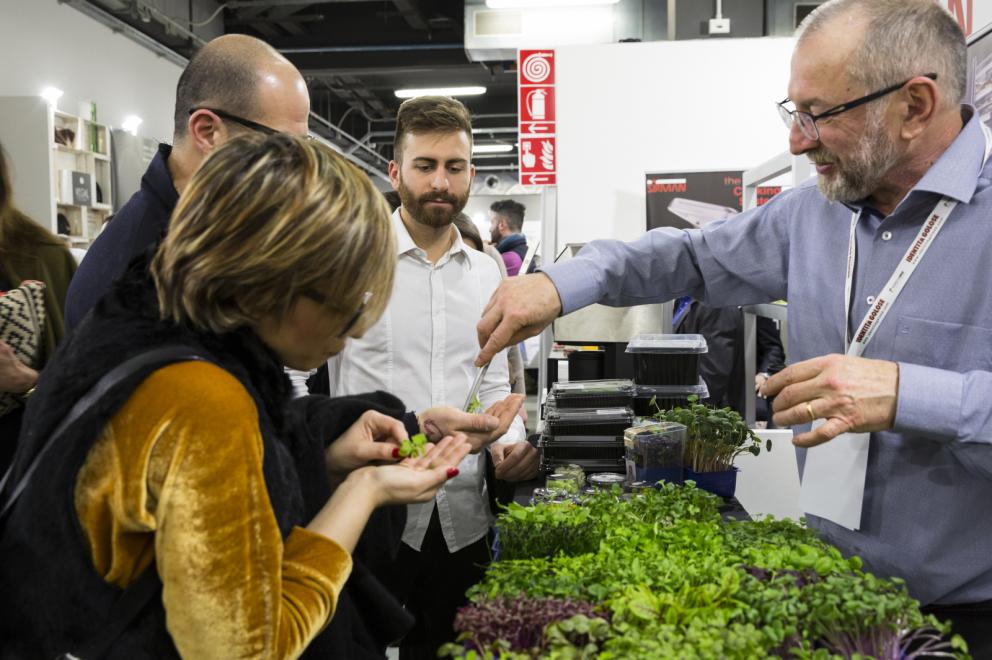 Galleria fotografica






Dispensa

Dispensa – Generi Alimentari & Generi Umani è il magazine italiano indipendente e da collezione dedicato al cibo, creato da Martina Liverani. In Dispensa le storie dei generi alimentari si intersecano a quelle dei generi umani dando vita a originali racconti fatti di parole e immagini. Un progetto controcorrente che in epoca digitale, grazie alla bellezza tattile di un prodotto editoriale antico, invita il lettore a riprendersi il tempo da dedicare alle cose belle. «Non potevamo mancare a questo grande evento, è un’occasione imperdibile non solo a livello di contatti ma anche perché ci offre una full immersion tra le eccellenze della gastronomia»









Italia Squisita 

ItaliaSquisita è il network b2b di riferimento per chi ama la ristorazione e l’accoglienza di alta gamma. Non è voluta mancare all'appuntamento con Identità Milano 2017









James 1599 

Debutto avventuroso nell'alta cucina a Identità Golose del brand James 1599. L'equipaggio, che muove i suoi passi dall'antica Compagnia Inglese delle Indie Orientali, ha portato in scena le sue spezie, i suoi sali dal mondo e le erbe aromatiche. Prodotti di alta qualità, attentamente ricercati e con un packaging all'altezza delle aspettative. Polveri impalpabili, semi aromatici, erbe disidratate, gemme marine e vulcaniche, magnifici pepi e non solo sono stati annusati e assaporati durante il congresso, assieme a golose frolle aromatizzate con la miscela di curry dolce She's My Curry creata ad hoc









Joaquin 

Per la prima volta a Identità Milano, l’azienda vitivinicola irpina Joaquin ha presentato il progetto Joaquin Dall’Isola, che le ha permesso di salvare i pochissimi quintali di uva dell’isola di Capri, prodotti da piccoli vigneti coltivati a varietà Greco, Falanghina, Biancolella, e quella che dai contadini del posto è chiamata “Ciunchesa”. Da Capri, nel 2009, sono state prodotte circa 800 Magnum, mentre nel 2010 sono state realizzate circa 2000 bottiglie. A queste si aggiunge il Vino Rosato 2012, da uve Guarnaccia e Piedirosso, un piccolo gioiello enologico di sole 68 bottiglie









Kai 

Durante tutto il congresso allo spazio espositivo di Coltelleria Kai abbiamo fatto un viaggio in Oriente con sfilettature del pesce con tecnica giapponese, decorazioni con verdure e confezionamenti di sushi e sashimi







