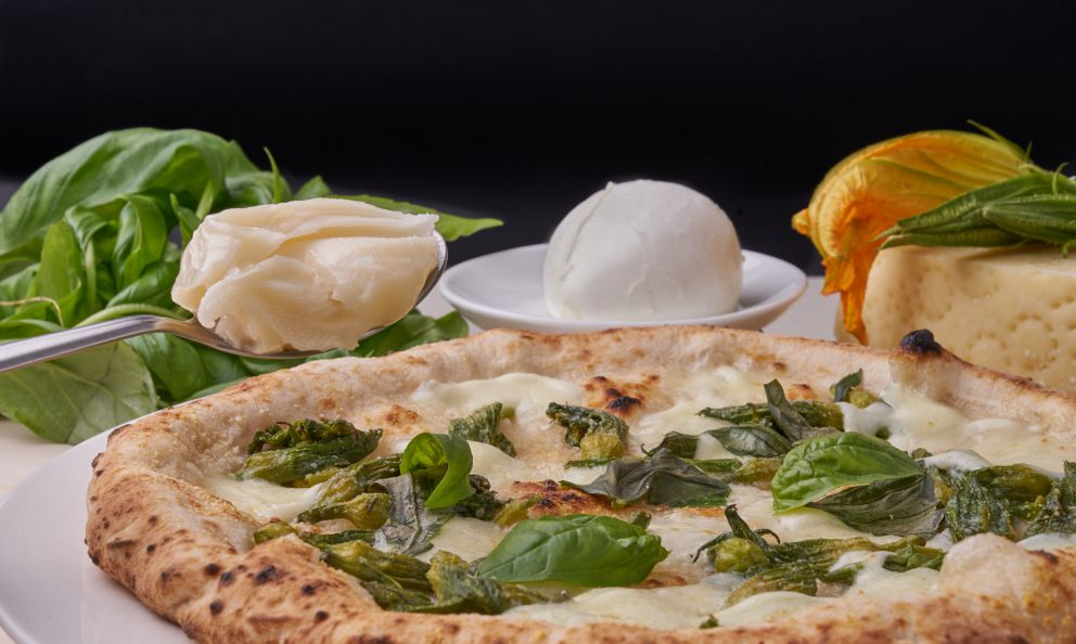 Pizza con i fiori di zucca, la ricetta dell'estate di Enzo Coccia