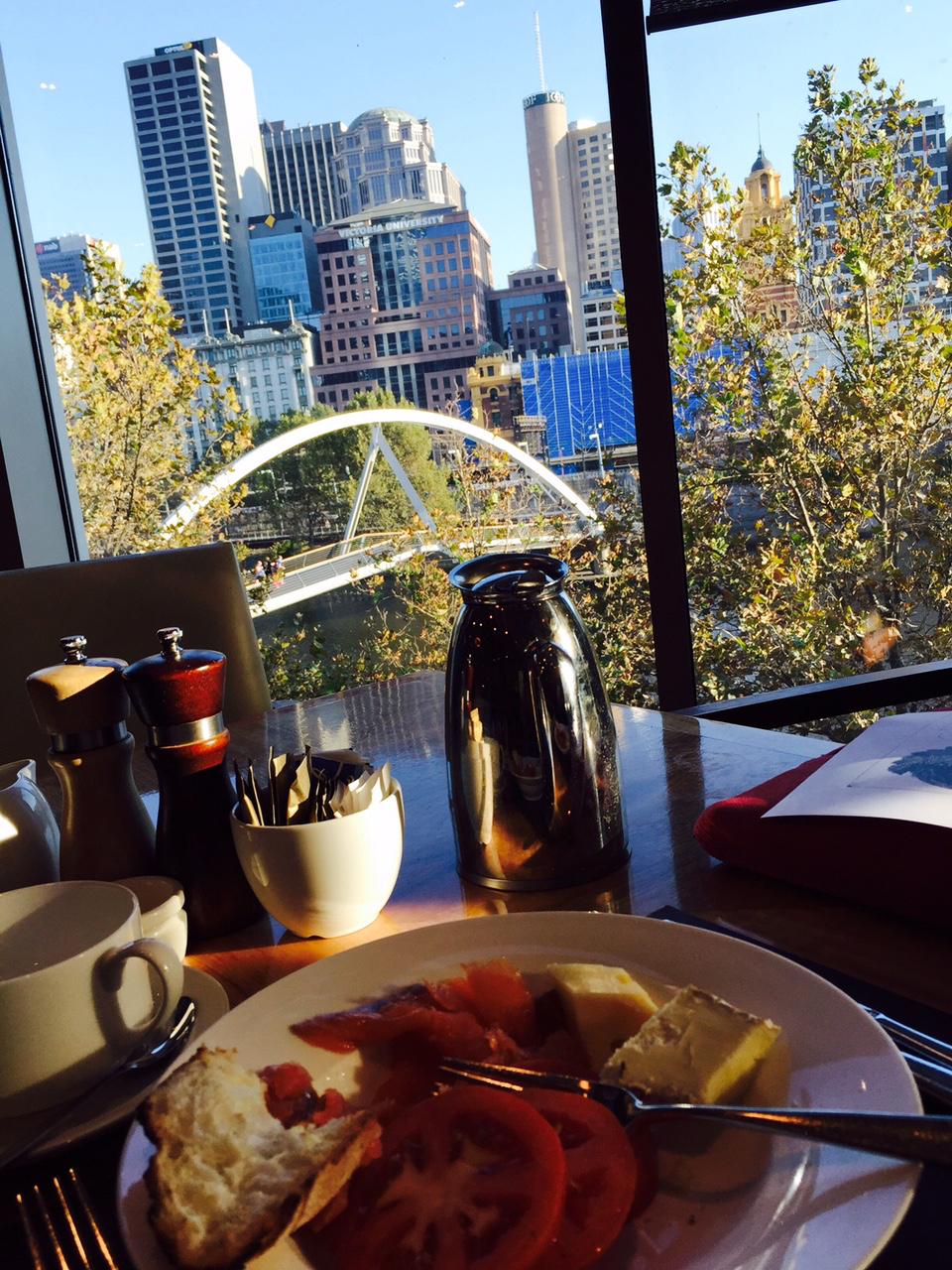 Galleria fotografica






Con l'aereo che sarebbe atterrato all'aeroporto di Melbourne alle 4.20 del mattino di martedì 4 aprile, ha fatto davvero piacere entrare della stanza 1729 del Langham Hotel lungo la South Bank del fiume Yarra e trovarvi della frutta fresca









Lo skyline notturno di Melbourne dalla camera al Langham. Il sole sarebbe sorto un paio d'ore dopo






