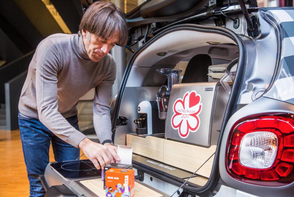 Galleria fotografica






Il viaggio nel mondo di Grana Padano è iniziato il primo giorno di congresso con due degustazioni orizzontali tenute dal Consorzio di Tutela ed è terminato con lo chef Andrea Ribaldone e i suoi sfiziosissimi finger food. La domenica Matteo Baronetto (nella foto con gli GnamBox ed Elisabetta Serraiotto, responsabile Marketing di Grana Padano) ha preparato originali tapas ideate per l'occasione, mentre per la giornata di chiusura il maestro Franco Pepe ci ha regalato la sua personale interpretazione della pizza fritta con il Grana Padano









Durante la pausa lavori, dalle 13 alle 15, lo spazio S.Pellegrino ha offerto ai visitatori del congresso la degustazione di un piatto d’autore: il sabato di Paolo Griffa e Alessandro Rapisarda (nella foto), finalisti rispettivamente della prima e della seconda edizione di S.Pellegrino Young Chef, la domenica un dolce di Loretta Fanella e lunedì il piatto Carciofo&Carciofo di Cristina Bowerman. Domenica alla tavola rotonda Coltivare il talento gli chef Cristina Bowerman, Caterina Ceraudo, Loretta Fanella, Anthony Genovese, Davide Oldani, Ciccio Sultano, Paolo Griffa e Alessandro Rapisarda hanno raccontato storie di successo tra maestri e allievi. E poi è stata da non perdere la specialissima Experience Box...









Giovanni Pellegrino, Alberto Basso e Giuseppe Lo Iudice (nella foto), giovani talenti del Premio Birra Moretti Grand Cru, hanno proposto le loro creazioni ideate in abbinamento con Birra Moretti Grand Cru, rispettivamente: Beer Donuts con Birra Moretti La Bianca, Pancia di maiale iberico, luppolo e Birra Moretti Grand Cru e Anatra alla Birra Moretti Lunga Maturazione, anche in abbinamento






