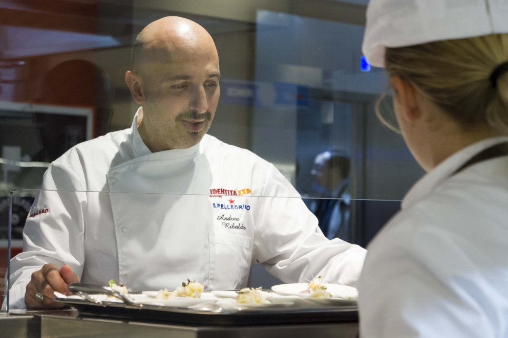 Galleria fotografica






Una grande squadra








Con Domenico Schingaro, suo fidato secondo








Con il vecchio amico Ugo Alciati








A colloquio con Niko Romito








Al lavoro con Carlo Cracco








Si pianifica con Davide Scabin








Con Moreno Cedroni al pass








Joe Bastianich in visita in cucina








Tutti raccolti intorno ad Andrea Berton








Uno dei molti menu firmati da Ribaldone








Antonino Cannavacciuolo dirige le operazioni








A lezione da Pino Cuttaia








Girl Power: Alice Delcourt e Cristina Bowerman








Da sinistra: Pasquale Torrente, Matias Perdomo, Domenico Schingaro e Simon Press








Da sinistra: Claudio Ceroni di Magenta Bureau e il maître Andrea Polini










