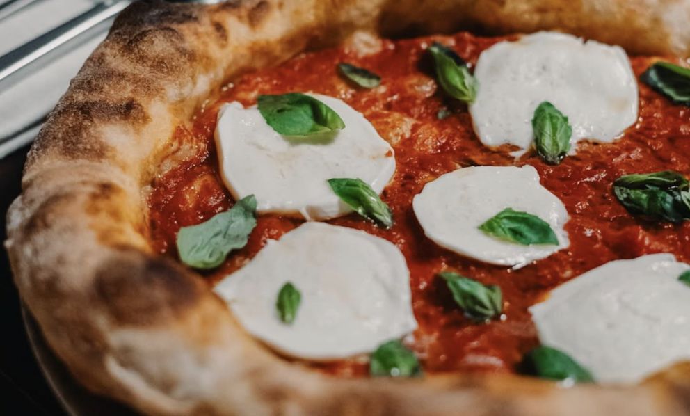 Uno chef e la pizzeria del cuore: Gianluca Renzi racconta Le due scimmie di Asti