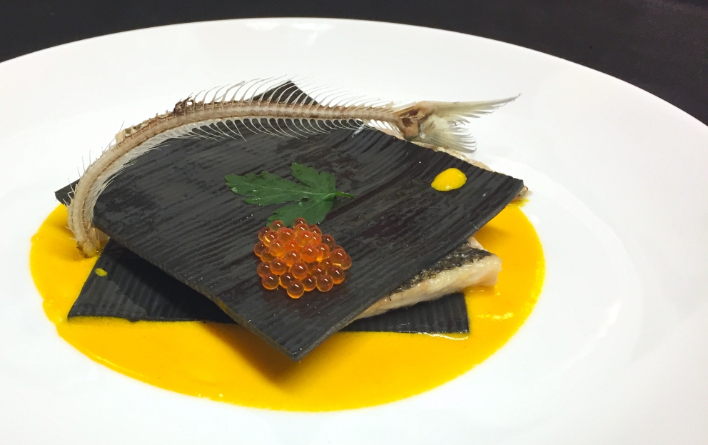 Galleria fotografica






Giorgio Damini, Damini & Affini, Arzignano (Vicenza)

La mia caesar salad - L'idea è sicuramente nata dopo le mie esperienze londinesi, quando ho scoperto come una salsa cambi completamante il gusto dell'insalata. Quindi ho cercato di esaltare tutti gli ingredienti dividendoli uno per uno, senza mescolare nulla, poi un pizzico di macelleria con la carne disidratata al posto del pollo e, dulcis in fundo, il pane di Eugenio Pol









Alessandro Dal Degan, La Tana, Asiago (Vicenza)

Crudo di anatra fiammeggiata, topinambur, foglie di faggio e sorbo dell'uccellatore - E' un piatto che per tonalita amaro-salate e per quelle dei colori è un simbolo della stagione fredda e della monocromia invernale. Un omaggio alla lentezza









Alessio Longhini, Stube Gourmet dell'hotel Europa, Asiago (Vicenza)

Riso carnaroli mantecato alla crema di topinambur, crudo di ricciola, caramello di birra stout, uova di salmone - Piatto che rispecchia le mie esperienze. Raccoglie gusti e consistenze diversi tra loro









Alfio Ghezzi, Locanda Margon, Trento

Non aglio e olio, non cacio e pepe, ma insolito Trentino - Spaghetti Monograno Felicetti, TrentoDoc Ferrari Perlé, Trentingrana e olio extravergine Garda Trentino Dop Uliva... Un piatto che nasce sulla suggestione di Bottura: «...ma siamo proprio sicuri che la tradizione sia rispettosa del territorio?». E che si sviluppa attraverso la tecnica dei due classici, aglio e olio e cacio e pepe, declinati però in chiave trentina









Giuliano Baldessari, Aqua Crua, Barbarano Vicentino (Vicenza)

Mungotto alle capesante, artemisia e argilla - Lo propongo perché offre un punto di vista diverso sul mondo del risotto. Il mungotto è il nome che ho dato al "risotto" fatto con i fagioli mung al posto del riso









Lionello Cera, Antica Osteria Cera, Campagna Lupia (Venezia)

Spaghettino freddo con cavolfiore, champagne rosé, scampo e ostrica - Un piatto che nasce dopo avere cotto il cavolfiore assieme ai gusci delle canocchie. Ho pensato di conferirgli acidità e ho fatto ridurre dello champagne con anice stellato. Poi scampo crudo battuto e un pezzo di ostrica per ricordare il mare in purezza









Nicola Dinato, Feva, Castelfranco Veneto (Treviso)

Risotto al broccolo di Bassano, cannocchie, mandarino, alici - "...with tangerine trees and broccoli skies..". Citiamo, modificandola, una frase del brano Lucy in the Skies with Diamonds, dei Beatles. Proponiamo l'italianità in un primo piatto invernale, che coglie spunti dal territorio limitrofo (il broccolo di Bassano del Grappa, le cannocchie della Laguna di Venezia), ma anche da altrove (i mandarini siciliani, la colatura di alici di Cetara). Il tutto unito da un grande riso, il Principato di Lucedio









Giuseppe D’Aquino, Oseleta, Cavaion Veronese (Verona)

Spaghetti al pomodoro del piennolo, burrata e scorza di limone – Un piatto che nella sua semplicità è diventato il must del ristorante Oseleta. Un piatto per il quale a detta di tanti vale la pena fare il viaggio









Riccardo Gaspari, El Brite de Larieto, Cortina d'Ampezzo (Belluno)

Spaghetto di montagna - Il profumo del bosco sfida la tradizione italiana in un semplice spaghetto aglio e olio









Donato Episcopo, La Corte dell'hotel Villa Abbazia, Follina (Treviso)

Mandorla di Toritto, composta di fichi “paradiso”, spugna all’alloro e gelato moka - Questo dessert nasce da un capriccio di mia mamma che, durante un mio viaggio, decise di mettermi di nascosto, in valigia, un vasetto di fichi secchi. Non so come fece a passare i controlli in aeroporto e comunque quando lo trovai fu una bella sorpresa. Mi ricordo che da ragazzo, quando andavo a casa delle zie o dei nonni, con il caffè offrivano dei fichi secchi con al centro una mandorla e un pezzettino di foglia di alloro (usanza della mia terra, che è il Salento)









Alberto Basso, 3Quarti, Grancona (Vicenza)

Risi e latte, miele, sfere di birra al lampone e ribes - Riso e latte è la tradizione, il cibo povero per eccellenza nelle nostre zone. Siamo partiti quindi da questo e dalla semplicità per sviluppare un dolce inusuale e per certi versi anche un po' estremo. Il riso viene cotto nel latte e mantecato col gorgonzola, per dare un po’ di sapidità, e miele del bosco di Rigoni di Asiago. Lo serviamo con lamponi disidratati, ribes e sfere di birra al lampone









Nicola Portinari, La Peca, Lonigo (Vicenza)

Anguilla in forno di braci con guava e tamarindo - L'anguilla è difficile da affrontare per la clientela a causa della sua grassezza. Quindi la sfida è creare un piatto da consigliare per poi ricevere complimenti e la conseguente voglia di mangiarlo di nuovo. Risulta croccante fuori e morbido dentro, con la guava che con la sua fresca tannicità doma la parte grassa dell'anguilla, mentre il tamarindo addolcisce e rende raffinato e vellutato il suo sapore rustico e leggermente terroso






