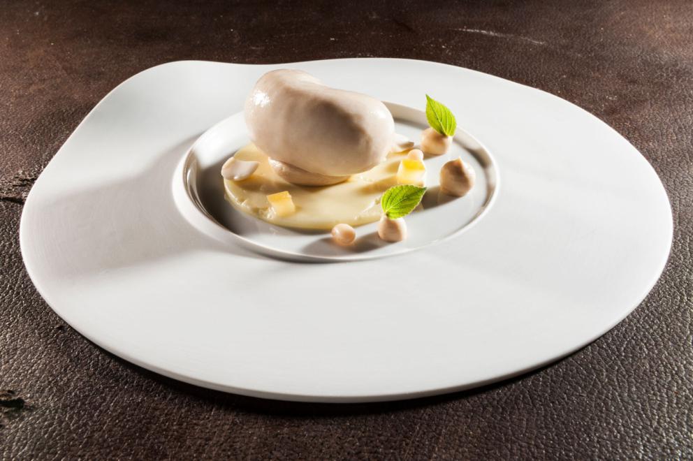 Galleria fotografica






Al Caffè Sicilia di Noto la connessione fra ostrica e fragola, salsedine e fruttosio, è pratica quotidiana, gesto consueto da sempre. Sicuramente da prima che Adrià canonizzasse la simbiosi fra dolce e salato. Perché il pasticciere resiliente Corrado Assenza fa come fa la natura, che unisce, non separa, e trasforma. Viaggio di sola andata in due tappe: Candido, colorato e profumato e Senza tempo, senza spazio














Candido, colorato e profumato









Senza tempo, senza spazio









Classe 1991, cuoca dolce da due stelle Michelin al Moments del Mandarin Oriental Hotel di Barcellona e un posto di diritto nella classifica dei 30 artisti under 30 più influenti d’Europa stilata da Forbes. Ritratto in pillole di lady chef Andrea Dopico Cafarelli che ha titolato la sua lezione “7.494 Km”, ovvero la distanza che corre fra la sua città natale (Caracas) e quella dove vive (Barcellona)



















Eau du chocolat









"Miglior Chef Pasticcere per la Guida di Identità Golose 2017 ma anche quella del Gambero Rosso, Andrea Tortora firma l'intera proposta dolce del St. Hubertus, il regno di Norbert Niederkofler. Il titolo della sua lezione, una massima-memento che lo guida nel lavoro: “È l’intreccio di obbedienza e libertà a renderci creativi”, un viaggio in cinque creazioni



















Canederlo Gianduja









Mark Welker era lì, al suo posto di executive pastry chef del gruppo Make it nice quando il ristorante Eleven Madison Park di New York ha firmato l’impossibile scalata da zero stelle a tre in soli due anni. Sul palco di Identità golose il giovane cuoco ha presentato “La filosofia di cucina dell’Eleven Madison Park”, per mezzo di una avveniristica Pears with Caramelized White Chocolate. Applausi dal pubblico in sala anche per i Pretzels al cioccolato proposti all’assaggio














Pera con cioccolato bianco caramellizzato









Beppe Allegretta (Unico, Milano), Gianluca Fusto (Gianluca Fusto Consulting), Mario Peqini (Tosca, Ginevra - Svizzera), Galileo Reposo (Peck, Milano), ovvero un gruppo di pesi massimi della pasticceria uniti da un DOLCE LEGaME. Quale? Quello con il Luogo di Aimo e Nadia, dove tutti hanno occupato il ruolo di pastry chef per almeno cinque anni a testa, tasselli di storia nel luogo che ha fatto la storia della cucina italiana. Fagioli, crema Valrhona alle mandorle, limoni di Amalfi canditi 72 ore, un DOLCE LEGaME moltiplicato per vent’anni e 500 assaggi
















