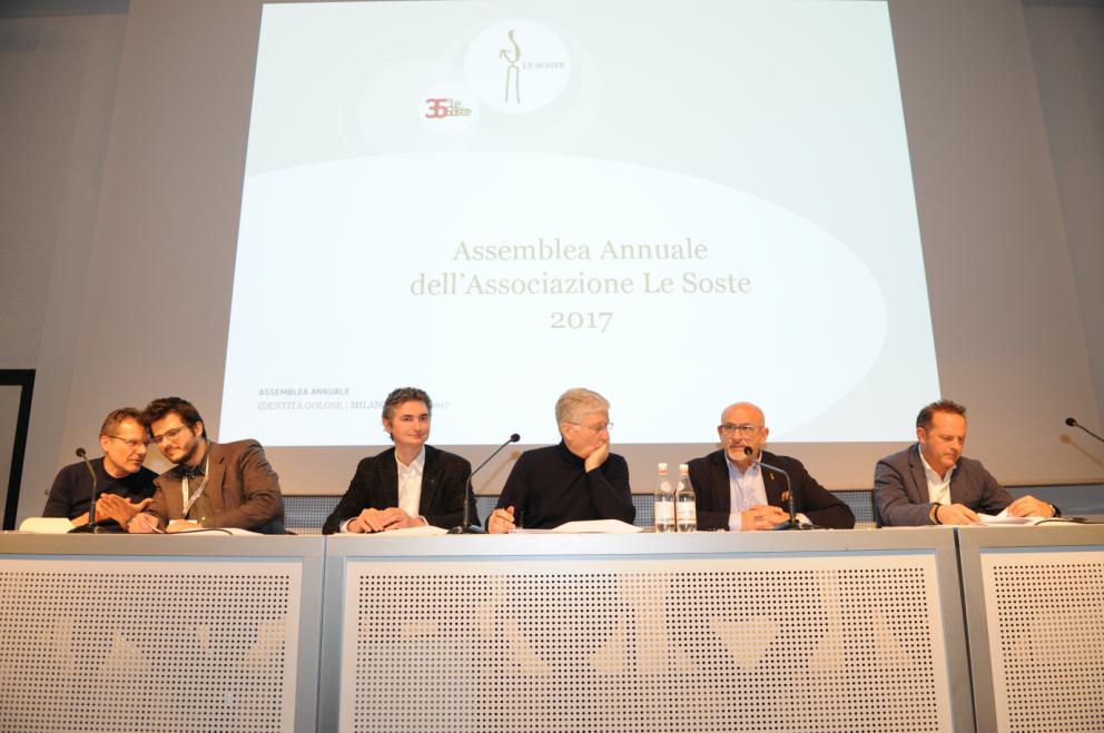 Galleria fotografica






Acetaia Giusti - Il Gran Deposito Aceto Balsamico di Giuseppe Giusti, la più antica azienda produttrice di Aceto Balsamico di Modena fondata nel 1605, ha portato al congresso l’intera Collezione Storica Giusti, una selezione di pregiati aceti balsamici invecchiati fino a 100 anni, assieme a un panettone all’aceto balsamico creato per Acetaia Giusti dall’Antica Pasticceria Muzzi. «Il nostro aceto è sempre in viaggio – ci ha raccontato Claudio Giusti – E' molto interessante vedere come viene utilizzato nelle cucine fusion di tutto il mondo, in Giappone, in Korea e nelle cucine americane e sudamericane». A Identità Golose il Banda Rossa, un aceto balsamico che invecchia in antiche botticelle risalenti al 1600, è stato in assoluto il preferito dagli chef









Agrimontana - Con Agrimontana abbiamo fatto un viaggio tra estetica, ragione e sentimento grazie a diversi appuntamenti con il pastry consultant Emmanuele Forcone che ci ha fatto scoprire forme e strutture in pasticceria; Andrea Tortora, pastry chef, che ha fatto la colomba, preparato la colazione e reinterpretato il pandoro; Diego Crosara, pastry consultant, che ha preparato un Gelato e cioccolato tra dolce e salato; e lo chef Marco Perez che ci ha mostrato un “cibo da favola” in un gioco di molteplici sapori dal gusto unico. Protagonisti i frutti della natura: zenzero candito, amarena chiara, albicocche, pere e olive siciliane candite









Alaska Seafood Marketing Institute (ASMI) - Presenti allo stand di Alaska Seafood i pesci che rappresentano l'eccellenza del gusto, il trionfo della naturalità e, soprattutto, della qualità. Abbiamo scoperto la raffinatezza dei prodotti ittici dell'Alaska: salmone selvaggio, black cod, granchio reale e ikura. Alessio Taffarello, chef di Lile in cucina, ha preparato deliziosi finger food con alcune di queste prelibatezze. Un viaggio meraviglioso dove l'alta qualità della materia prima e la libertà creativa dello chef hanno creato un'esperienza gustativa indimenticabile









Ambasciatori del Gusto - Presenti al congresso anche gli Ambasciatori del Gusto: cuochi, ristoratori, pizzaioli, sommelier, persone di sala, pasticcieri e gelatieri che attraverso il proprio mestiere si sono distinti nella valorizzazione del patrimonio agroalimentare ed enogastronomico italiano. L’associazione Ambasciatori del Gusto è una realtà senza scopo di lucro, espressione dell’eccellenza della ristorazione e della pasticceria italiana









Angelo dello chef - Angelo e Roberta Castellani hanno presentato tutto ciò che può essere utile per uno chef e ristoratore: arredo tavola, forniture complete per cucine professionali, pregiate porcellane, tutto per il finger food, macchinari, specialità alimentari e articoli per la pasticceria









Antica Corte Pallavicina - Come ogni anno i fratelli Spigaroli ci hanno proposto un viaggio di gusto tra i migliori salumi della Bassa Parmense. In primis il mitico culatello di Zibello che ora come 500 anni fa viene prodotto naturalmente, senza conservanti e affinato nelle cantine dell’Antica Corte Pallavicina. La proposta di salumi ha visto inoltre protagonisti il salame gentile, la mariola, il lardo di maiale nero e il “fioccaccio”, assieme a un culatello di Suino Nero di Parma 36 mesi abbinato a un metodo classico della cantina Berlucchi









Artmenu Factory - Con Artmenu Factory abbiamo intrapreso un viaggio all’insegna della qualità e del made in Italy: portamenu e carte dei vini nei materiali più svariati, dall’ecopelle stile canvas all’ecopelle imitazione legno. Lontana da qualsiasi criterio di standardizzazione, l’azienda lavora rigorosamente a mano le proprie realizzazioni coniugando sempre eleganza e funzionalità






