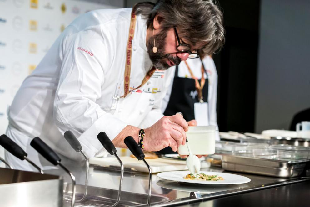 Galleria fotografica






Giuseppe Zen, già mattatore assoluto dello street food regionale italiano con il suo Mangiari di Strada, da qualche mese ha conquistato il Mercato della Darsena di Milano con una macelleria che offre solo carni grass-fed, con il panificio a produzione propria più piccolo d'Europa e con Resistenza Casearia. Un banco di soli formaggi di latte crudo. Nel corso della sua lezione, con la consueta e straripante eloquenza, Zen ha attraversato molte regioni italiane proponendo assaggi sublimi come quello della Cassata monacale: una specie di versione primigenia del grande dolce siciliano, in cui la ricotta torna a essere la prima, vera protagonista














La buonissima Zuppa di ricotta con olio extravergine, pepe e pane offerta al pubblico di Identità di formaggio da Giuseppe Zen









Il piemontese Andrea Ribaldone, che tra pochi giorni aprirà il suo nuovo ristorante gastronomico, ha messo al centro della sua lezione i formaggi di Marco Bernini. Nella sua fattoria La Cavarchella a Pozzol Groppo (Alessandria) Bernini compie articolate sperimentazioni con gli "erborinati", utilizzando tecniche mutuate dalla birrificazione. Ribaldone ha proposto tre assaggi di tre diversi formaggi accostati rispettivamente a pompelmo, avocado e broccoli 









La storia dei formaggi di Marco Bernini, protagonisti della lezione di Ribaldone, la potete leggere in questo articolo di Carlo Passera









Uno degli erborinati di Bernini viene grattugiato sull'indivia guarnita con gel di pompelmo









Philippe Léveillé, francese di Normandia, ma dal 1987 lombardo di adozione, e dal 1994 chef del Miramonti l'Altro a Concesio (Brescia). Con la sua lezione ha raccontato di aver seguito l'ispirazione fornitagli da Paolo Marchi, che l'ha invitato a partecipare a Identità di Formaggio. Stimolandolo a proporre accostamenti inediti e coraggiosi. Così è nato un piatto come il Salato non salato di mare, in cui ai frutti di mare si affianca la mozzarella, in particolare la sua acqua, usata come elemento sapido di un piatto che dopo il palco di Identità conquisterà anche la carta del suo ristorante






