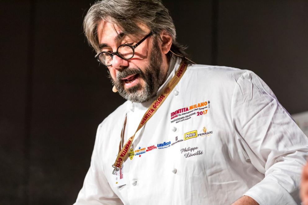 Galleria fotografica






Giuseppe Zen, già mattatore assoluto dello street food regionale italiano con il suo Mangiari di Strada, da qualche mese ha conquistato il Mercato della Darsena di Milano con una macelleria che offre solo carni grass-fed, con il panificio a produzione propria più piccolo d'Europa e con Resistenza Casearia. Un banco di soli formaggi di latte crudo. Nel corso della sua lezione, con la consueta e straripante eloquenza, Zen ha attraversato molte regioni italiane proponendo assaggi sublimi come quello della Cassata monacale: una specie di versione primigenia del grande dolce siciliano, in cui la ricotta torna a essere la prima, vera protagonista














La buonissima Zuppa di ricotta con olio extravergine, pepe e pane offerta al pubblico di Identità di formaggio da Giuseppe Zen









Il piemontese Andrea Ribaldone, che tra pochi giorni aprirà il suo nuovo ristorante gastronomico, ha messo al centro della sua lezione i formaggi di Marco Bernini. Nella sua fattoria La Cavarchella a Pozzol Groppo (Alessandria) Bernini compie articolate sperimentazioni con gli "erborinati", utilizzando tecniche mutuate dalla birrificazione. Ribaldone ha proposto tre assaggi di tre diversi formaggi accostati rispettivamente a pompelmo, avocado e broccoli 









La storia dei formaggi di Marco Bernini, protagonisti della lezione di Ribaldone, la potete leggere in questo articolo di Carlo Passera









Uno degli erborinati di Bernini viene grattugiato sull'indivia guarnita con gel di pompelmo






