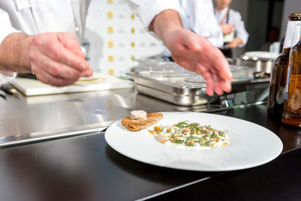 Galleria fotografica






Giuseppe Zen, già mattatore assoluto dello street food regionale italiano con il suo Mangiari di Strada, da qualche mese ha conquistato il Mercato della Darsena di Milano con una macelleria che offre solo carni grass-fed, con il panificio a produzione propria più piccolo d'Europa e con Resistenza Casearia. Un banco di soli formaggi di latte crudo. Nel corso della sua lezione, con la consueta e straripante eloquenza, Zen ha attraversato molte regioni italiane proponendo assaggi sublimi come quello della Cassata monacale: una specie di versione primigenia del grande dolce siciliano, in cui la ricotta torna a essere la prima, vera protagonista














La buonissima Zuppa di ricotta con olio extravergine, pepe e pane offerta al pubblico di Identità di formaggio da Giuseppe Zen









Il piemontese Andrea Ribaldone, che tra pochi giorni aprirà il suo nuovo ristorante gastronomico, ha messo al centro della sua lezione i formaggi di Marco Bernini. Nella sua fattoria La Cavarchella a Pozzol Groppo (Alessandria) Bernini compie articolate sperimentazioni con gli "erborinati", utilizzando tecniche mutuate dalla birrificazione. Ribaldone ha proposto tre assaggi di tre diversi formaggi accostati rispettivamente a pompelmo, avocado e broccoli 









La storia dei formaggi di Marco Bernini, protagonisti della lezione di Ribaldone, la potete leggere in questo articolo di Carlo Passera









Uno degli erborinati di Bernini viene grattugiato sull'indivia guarnita con gel di pompelmo









Philippe Léveillé, francese di Normandia, ma dal 1987 lombardo di adozione, e dal 1994 chef del Miramonti l'Altro a Concesio (Brescia). Con la sua lezione ha raccontato di aver seguito l'ispirazione fornitagli da Paolo Marchi, che l'ha invitato a partecipare a Identità di Formaggio. Stimolandolo a proporre accostamenti inediti e coraggiosi. Così è nato un piatto come il Salato non salato di mare, in cui ai frutti di mare si affianca la mozzarella, in particolare la sua acqua, usata come elemento sapido di un piatto che dopo il palco di Identità conquisterà anche la carta del suo ristorante











