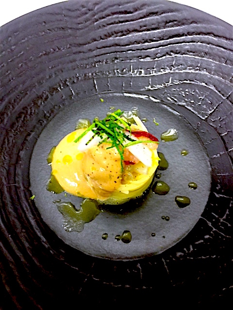 Galleria fotografica






Giorgio Damini, Damini & Affini, Arzignano (Vicenza)

La mia caesar salad - L'idea è sicuramente nata dopo le mie esperienze londinesi, quando ho scoperto come una salsa cambi completamante il gusto dell'insalata. Quindi ho cercato di esaltare tutti gli ingredienti dividendoli uno per uno, senza mescolare nulla, poi un pizzico di macelleria con la carne disidratata al posto del pollo e, dulcis in fundo, il pane di Eugenio Pol









Alessandro Dal Degan, La Tana, Asiago (Vicenza)

Crudo di anatra fiammeggiata, topinambur, foglie di faggio e sorbo dell'uccellatore - E' un piatto che per tonalita amaro-salate e per quelle dei colori è un simbolo della stagione fredda e della monocromia invernale. Un omaggio alla lentezza









Alessio Longhini, Stube Gourmet dell'hotel Europa, Asiago (Vicenza)

Riso carnaroli mantecato alla crema di topinambur, crudo di ricciola, caramello di birra stout, uova di salmone - Piatto che rispecchia le mie esperienze. Raccoglie gusti e consistenze diversi tra loro









Alfio Ghezzi, Locanda Margon, Trento

Non aglio e olio, non cacio e pepe, ma insolito Trentino - Spaghetti Monograno Felicetti, TrentoDoc Ferrari Perlé, Trentingrana e olio extravergine Garda Trentino Dop Uliva... Un piatto che nasce sulla suggestione di Bottura: «...ma siamo proprio sicuri che la tradizione sia rispettosa del territorio?». E che si sviluppa attraverso la tecnica dei due classici, aglio e olio e cacio e pepe, declinati però in chiave trentina









Giuliano Baldessari, Aqua Crua, Barbarano Vicentino (Vicenza)

Mungotto alle capesante, artemisia e argilla - Lo propongo perché offre un punto di vista diverso sul mondo del risotto. Il mungotto è il nome che ho dato al "risotto" fatto con i fagioli mung al posto del riso






