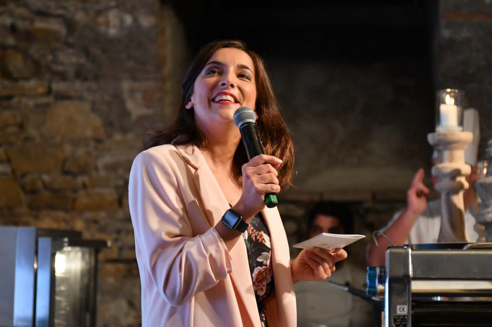 Galleria fotograficaTeatro dell'evento di&nbsp;East Lombardy, il&nbsp;monastero di Ast&igrave;no,&nbsp;Bergamo.&nbsp;E'&nbsp;un complesso conventuale plurisecolare di origine&nbsp;vallombrosana&nbsp;non pi&ugrave; attivo e&nbsp;restaurato nel 2015.
Alcuni degli illustri cuochi che hanno preso parte all'evento. Si riconoscono&nbsp;Carlo Cracco,&nbsp;Chicco Cerea,&nbsp;Tonino Cannavacciuolo&nbsp;e&nbsp;Bobo Cerea
L'affluenza ad "Astino nel Gusto": oltre 4mila partecipanti in&nbsp;3 giorni, 1.100 solo nell'evento di domenica
Ha aperto le danze&nbsp;Antonia Klugmann,&nbsp;L'Argine&nbsp;di Venc&ograve; (Gorizia),&nbsp;proponendo il suo&nbsp;Orzo, farro e radice amara.
Davide Oldani&nbsp;del ristorante&nbsp;D'O&nbsp;di Cornaredo (Milano), al fianco di&nbsp;Lisa Casali.&nbsp;L'autore della cucina Pop ha mostrato a tutti l&rsquo;importanza di lavorare con materie prime buone perch&eacute;, anche se povere, sono in grado di dare origine a piatti emozionanti.
Heinz Beck,&nbsp;La Pergola&nbsp;del Rome Cavalieri, Roma, 3 stelle Michelin,&nbsp;ha preparato &ldquo;Fontana o Pomodoro?&rdquo;: pomodoro, tonno fresco, semi di chia, capperi e chinoa soffiata. Un piatto concettuale, ispirato ai due grandi artisti evocati nel titolo
Tonino Cannavacciuolo,&nbsp;Villa Crespi&nbsp;(Orta San Giulio, Novara)
Chicco Cerea&nbsp;e&nbsp;Paolo Rota,&nbsp;Da Vittorio&nbsp;(Brusaporto, Bergamo):&nbsp;i padroni di casa preparano uno dei piatti protagonisti della serata di domenica: Risotto con lo Strachitunt
Carlo Cracco,&nbsp;Cracco, Milano (trasloco a breve, in galleria Vittorio Emanuele II). Ha proposto un classico della sua cucina, l&rsquo;&rdquo;Uovo affumicato&rdquo;. Cooking show sold out e tutti in fila allo stand per non lasciarsi sfuggire l&rsquo;occasione di vederlo all&rsquo;opera
Philippe L&eacute;veill&eacute;, Miramonti l'Altro (Concesio, Brescia). Ha cucinato Lumache e polenta, ritorno alla tradizione
Stefano Fagioli,&nbsp;Trattoria Via Vai&nbsp;di Bolzone, Ripalta Cremasca (Cremona). Ha proposto un piatto storico della tradizione cremonese: &ldquo;Cotechino cremasco con pipeto&rdquo; (battuto di verza e Grana Padano).
Romano Tamani&nbsp;del ristorante&nbsp;Ambasciata&nbsp;di Quistello (Mantova)&nbsp;ha presentato al pubblico &ldquo;Anoli ripieni di piccione&rdquo;, classici raviolini in brodo, una delle pi&ugrave; tradizionali ricette della tradizione mantovana.
Vittorio Fusari, bresciano, ora al timone del&nbsp;Pont de Ferr&nbsp;di Milano,&nbsp;firma anche i menu di&nbsp;WineGate11, il wine bar-ristorante situato nell'area partenze all'aeroporto di Milano-Bergamo. &nbsp;Ha deliziato il pubblico di Astino nel Gusto con &ldquo;Anatra con la verza in giro per il mondo&rdquo;, piatto dedicato al patrono del lago di Iseo, San Vigilio.
