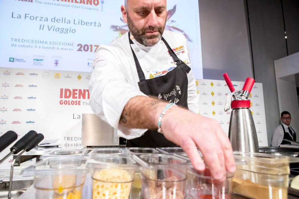 Galleria fotografica






Cinque cartoline balneari. Il primo in ordine cronologico è stato quell’Angelo Sabatelli (nella foto, con l'autore dell'articolo, Andrea Cuomo, ndr) dell’omonimo ristorante che, lasciata Monopoli, sta per riaprire a Putignano









Sabatelli riapre l’album delle fotografie delle sue esperienze in Estremo Oriente (Giakarta, Hong Kong, Shanghai) e avvia l’aggiornamento del programma con tre citazioni pugliorientali: un Allievo di seppia con mandorle e limone (nella foto), un’Incrapiata di fame e cicoria con ostrica tiepida e tonno secco e un Gambero di Santo Spirito, capesante secche e mandorle tostate. Levate l’ancora, si salpi chi può






