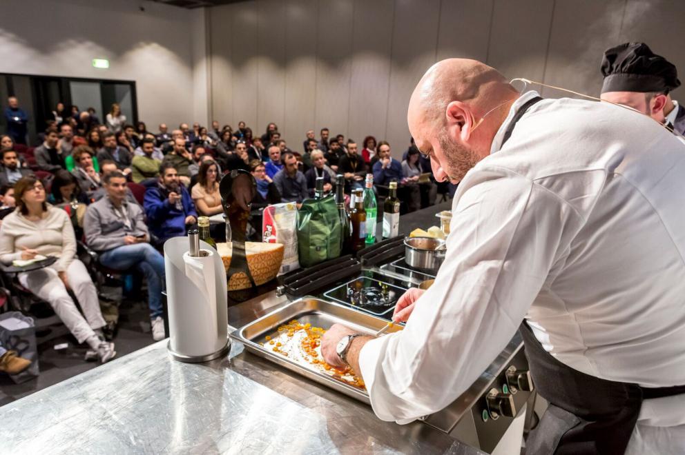 Galleria fotografica






Cinque cartoline balneari. Il primo in ordine cronologico è stato quell’Angelo Sabatelli (nella foto, con l'autore dell'articolo, Andrea Cuomo, ndr) dell’omonimo ristorante che, lasciata Monopoli, sta per riaprire a Putignano









Sabatelli riapre l’album delle fotografie delle sue esperienze in Estremo Oriente (Giakarta, Hong Kong, Shanghai) e avvia l’aggiornamento del programma con tre citazioni pugliorientali: un Allievo di seppia con mandorle e limone (nella foto), un’Incrapiata di fame e cicoria con ostrica tiepida e tonno secco e un Gambero di Santo Spirito, capesante secche e mandorle tostate. Levate l’ancora, si salpi chi può









Due chef hanno lavorato sull’idea di “carnificare” il pesce senza tradirlo, al massimo traducendolo. Il primo è stato Tony Lo Coco, esordiente sul palco di Identità






