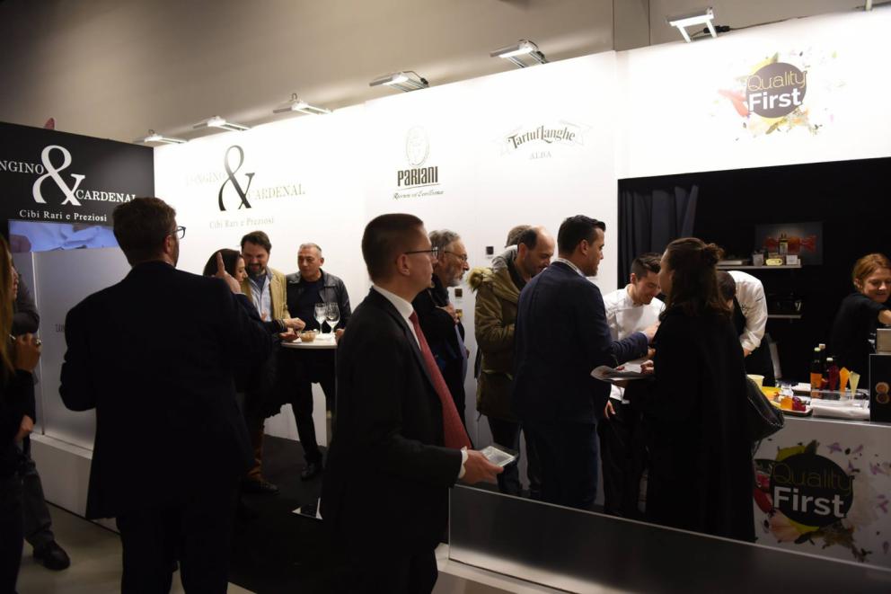 Galleria fotografica






Dispensa

Dispensa – Generi Alimentari & Generi Umani è il magazine italiano indipendente e da collezione dedicato al cibo, creato da Martina Liverani. In Dispensa le storie dei generi alimentari si intersecano a quelle dei generi umani dando vita a originali racconti fatti di parole e immagini. Un progetto controcorrente che in epoca digitale, grazie alla bellezza tattile di un prodotto editoriale antico, invita il lettore a riprendersi il tempo da dedicare alle cose belle. «Non potevamo mancare a questo grande evento, è un’occasione imperdibile non solo a livello di contatti ma anche perché ci offre una full immersion tra le eccellenze della gastronomia»









Italia Squisita 

ItaliaSquisita è il network b2b di riferimento per chi ama la ristorazione e l’accoglienza di alta gamma. Non è voluta mancare all'appuntamento con Identità Milano 2017









James 1599 

Debutto avventuroso nell'alta cucina a Identità Golose del brand James 1599. L'equipaggio, che muove i suoi passi dall'antica Compagnia Inglese delle Indie Orientali, ha portato in scena le sue spezie, i suoi sali dal mondo e le erbe aromatiche. Prodotti di alta qualità, attentamente ricercati e con un packaging all'altezza delle aspettative. Polveri impalpabili, semi aromatici, erbe disidratate, gemme marine e vulcaniche, magnifici pepi e non solo sono stati annusati e assaporati durante il congresso, assieme a golose frolle aromatizzate con la miscela di curry dolce She's My Curry creata ad hoc









Joaquin 

Per la prima volta a Identità Milano, l’azienda vitivinicola irpina Joaquin ha presentato il progetto Joaquin Dall’Isola, che le ha permesso di salvare i pochissimi quintali di uva dell’isola di Capri, prodotti da piccoli vigneti coltivati a varietà Greco, Falanghina, Biancolella, e quella che dai contadini del posto è chiamata “Ciunchesa”. Da Capri, nel 2009, sono state prodotte circa 800 Magnum, mentre nel 2010 sono state realizzate circa 2000 bottiglie. A queste si aggiunge il Vino Rosato 2012, da uve Guarnaccia e Piedirosso, un piccolo gioiello enologico di sole 68 bottiglie









Kai 

Durante tutto il congresso allo spazio espositivo di Coltelleria Kai abbiamo fatto un viaggio in Oriente con sfilettature del pesce con tecnica giapponese, decorazioni con verdure e confezionamenti di sushi e sashimi









Koppert Cress

 Koppert Cress è costantemente alla ricerca di ingredienti naturali innovativi, che permettano agli chef di aumentare il gusto e l’aroma dei loro piatti e di migliorarne la presentazione. «Siamo produttori di colori e gli chef sono i nostri pittori» ci ha spiegato Enrico Zallot. Una vasta rete internazionale di biologi, di esperti nel settore dei vegetali e di gastronomi fornisce un flusso continuo di prodotti, che soddisfa i requisiti culinari sempre più elevati di ristoranti sparsi ovunque nel mondo






