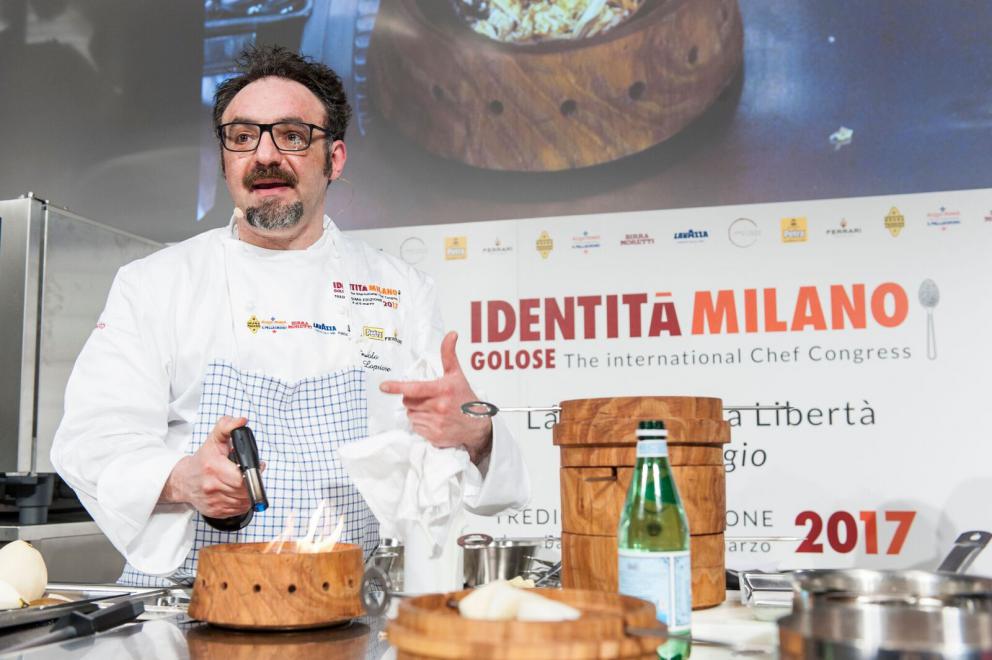 Galleria fotograficaAccompagnata sul palco dalla sorella Emanuela, Daniela Cicioni &ndash; cuoca vegana e crudista capace di trasformare radici e germogli in piatti di alta cucina &ndash; si cimenta con due sfide piuttosto ardue: prima il mondo del dolce, con un insolito tiramis&ugrave; a base di polpa di cocco, alga Irish Moss, latte di mandorle, anacardi, sciroppo d&rsquo;agave, farina di nocciole ed estratto di caff&egrave; con salsa all&rsquo;artemisia. Poi il formaggio vegano, con un erborinato a base di latte di mandorle e anacardi inoculato con il Penicillium roqueforti. Anticipazione della sua linea di formaggi di prossima uscita, accompagna gli spaghetti di konjac infusi nella tisana di fiori di pisello blu con semi di finocchio (tutte le foto sono di Brambilla-Serrani)
Daniela Cicioni con LIsa Casali
