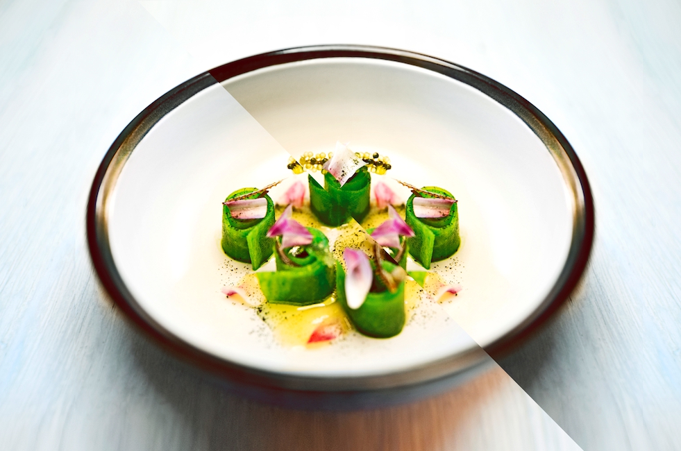 Galleria fotografica






Giorgio Damini, Damini & Affini, Arzignano (Vicenza)

La mia caesar salad - L'idea è sicuramente nata dopo le mie esperienze londinesi, quando ho scoperto come una salsa cambi completamante il gusto dell'insalata. Quindi ho cercato di esaltare tutti gli ingredienti dividendoli uno per uno, senza mescolare nulla, poi un pizzico di macelleria con la carne disidratata al posto del pollo e, dulcis in fundo, il pane di Eugenio Pol









Alessandro Dal Degan, La Tana, Asiago (Vicenza)

Crudo di anatra fiammeggiata, topinambur, foglie di faggio e sorbo dell'uccellatore - E' un piatto che per tonalita amaro-salate e per quelle dei colori è un simbolo della stagione fredda e della monocromia invernale. Un omaggio alla lentezza









Alessio Longhini, Stube Gourmet dell'hotel Europa, Asiago (Vicenza)

Riso carnaroli mantecato alla crema di topinambur, crudo di ricciola, caramello di birra stout, uova di salmone - Piatto che rispecchia le mie esperienze. Raccoglie gusti e consistenze diversi tra loro









Alfio Ghezzi, Locanda Margon, Trento

Non aglio e olio, non cacio e pepe, ma insolito Trentino - Spaghetti Monograno Felicetti, TrentoDoc Ferrari Perlé, Trentingrana e olio extravergine Garda Trentino Dop Uliva... Un piatto che nasce sulla suggestione di Bottura: «...ma siamo proprio sicuri che la tradizione sia rispettosa del territorio?». E che si sviluppa attraverso la tecnica dei due classici, aglio e olio e cacio e pepe, declinati però in chiave trentina









Giuliano Baldessari, Aqua Crua, Barbarano Vicentino (Vicenza)

Mungotto alle capesante, artemisia e argilla - Lo propongo perché offre un punto di vista diverso sul mondo del risotto. Il mungotto è il nome che ho dato al "risotto" fatto con i fagioli mung al posto del riso









Lionello Cera, Antica Osteria Cera, Campagna Lupia (Venezia)

Spaghettino freddo con cavolfiore, champagne rosé, scampo e ostrica - Un piatto che nasce dopo avere cotto il cavolfiore assieme ai gusci delle canocchie. Ho pensato di conferirgli acidità e ho fatto ridurre dello champagne con anice stellato. Poi scampo crudo battuto e un pezzo di ostrica per ricordare il mare in purezza









Nicola Dinato, Feva, Castelfranco Veneto (Treviso)

Risotto al broccolo di Bassano, cannocchie, mandarino, alici - "...with tangerine trees and broccoli skies..". Citiamo, modificandola, una frase del brano Lucy in the Skies with Diamonds, dei Beatles. Proponiamo l'italianità in un primo piatto invernale, che coglie spunti dal territorio limitrofo (il broccolo di Bassano del Grappa, le cannocchie della Laguna di Venezia), ma anche da altrove (i mandarini siciliani, la colatura di alici di Cetara). Il tutto unito da un grande riso, il Principato di Lucedio









Giuseppe D’Aquino, Oseleta, Cavaion Veronese (Verona)

Spaghetti al pomodoro del piennolo, burrata e scorza di limone – Un piatto che nella sua semplicità è diventato il must del ristorante Oseleta. Un piatto per il quale a detta di tanti vale la pena fare il viaggio









Riccardo Gaspari, El Brite de Larieto, Cortina d'Ampezzo (Belluno)

Spaghetto di montagna - Il profumo del bosco sfida la tradizione italiana in un semplice spaghetto aglio e olio









Donato Episcopo, La Corte dell'hotel Villa Abbazia, Follina (Treviso)

Mandorla di Toritto, composta di fichi “paradiso”, spugna all’alloro e gelato moka - Questo dessert nasce da un capriccio di mia mamma che, durante un mio viaggio, decise di mettermi di nascosto, in valigia, un vasetto di fichi secchi. Non so come fece a passare i controlli in aeroporto e comunque quando lo trovai fu una bella sorpresa. Mi ricordo che da ragazzo, quando andavo a casa delle zie o dei nonni, con il caffè offrivano dei fichi secchi con al centro una mandorla e un pezzettino di foglia di alloro (usanza della mia terra, che è il Salento)









Alberto Basso, 3Quarti, Grancona (Vicenza)

Risi e latte, miele, sfere di birra al lampone e ribes - Riso e latte è la tradizione, il cibo povero per eccellenza nelle nostre zone. Siamo partiti quindi da questo e dalla semplicità per sviluppare un dolce inusuale e per certi versi anche un po' estremo. Il riso viene cotto nel latte e mantecato col gorgonzola, per dare un po’ di sapidità, e miele del bosco di Rigoni di Asiago. Lo serviamo con lamponi disidratati, ribes e sfere di birra al lampone









Nicola Portinari, La Peca, Lonigo (Vicenza)

Anguilla in forno di braci con guava e tamarindo - L'anguilla è difficile da affrontare per la clientela a causa della sua grassezza. Quindi la sfida è creare un piatto da consigliare per poi ricevere complimenti e la conseguente voglia di mangiarlo di nuovo. Risulta croccante fuori e morbido dentro, con la guava che con la sua fresca tannicità doma la parte grassa dell'anguilla, mentre il tamarindo addolcisce e rende raffinato e vellutato il suo sapore rustico e leggermente terroso









Leandro Luppi, Vecchia Malcesine, Malcesine (Verona)

Raviolo aperto di spaghetti, lago e zafferano - Un chiaro omaggio al Marchesi del Raviolo aperto e allo Scabin dello spaghetto cotto in sottovuoto. In più, il mio lago






