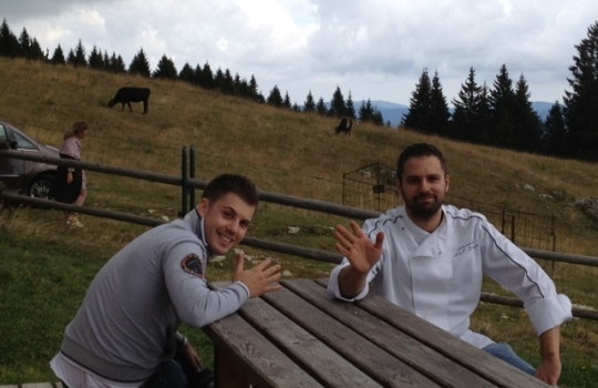 Galleria fotografica






La targa della baita Erio di Sopra a Mezzaselva di Roana (Vicenza), 600 metri sopra l'Altopiano di Asiago (che già di suo sta a 1.000 metri slm)








Ore 9: fervono i preparativi








La baita








Gli inquilini di Erio di Sopra













Nuvole sull'Altopiano di Asiago...








...mi si rischiarirà








Con Alessandro Dal Degan e Lorenzo Cogo, il sous chef della Tana Elia Consolaro (in nero) e Marco Locatelli, maitre/sommelier del Coq (seduto)








Come ci organizziamo?








Io intanto pulisco i calici








ore 12: ci si avventa sugli Asiago di varie stagionature, la polenta fresca e i salumi di montagna








La ricotta da latticello di Dal Degan: alla Tana è usata come sfondo in uno splendido piatto d'apertura con erbe aromatiche, verdure croccanti e siero del latte, qui servirà come ripieno dei Tortelli, assieme alle ortiche








I tortelli, chiusi in baita dai due staff








Alessandro smazza i tortelli, conditi burro e salvia








Tutti a tavola che fuori è freschino: 8-10°C








La brigata del Coq prepara il forno Myoven








Ci si prende in giro








Dal Degan e il cardo selvatico dell'Altopiano, un doloroso lavoraccio per tirare fuori la parte commestibile. Ma ne vale la pena...








...perché poi finirà in una squisita zuppa d'orzo, altro simbolo dell'Altopiano di Asiago








In accompagnamento, i fantastici vini bio del parmense Camillo Donati: Trebbiano, Barbera, Lambrusco e Ovidio (croatina), tutti rifermentati in bottiglia








Cogo assesta tra le griglie del forno le costatazze della Galizia








Sale sulle chuletas...








...et voilà





