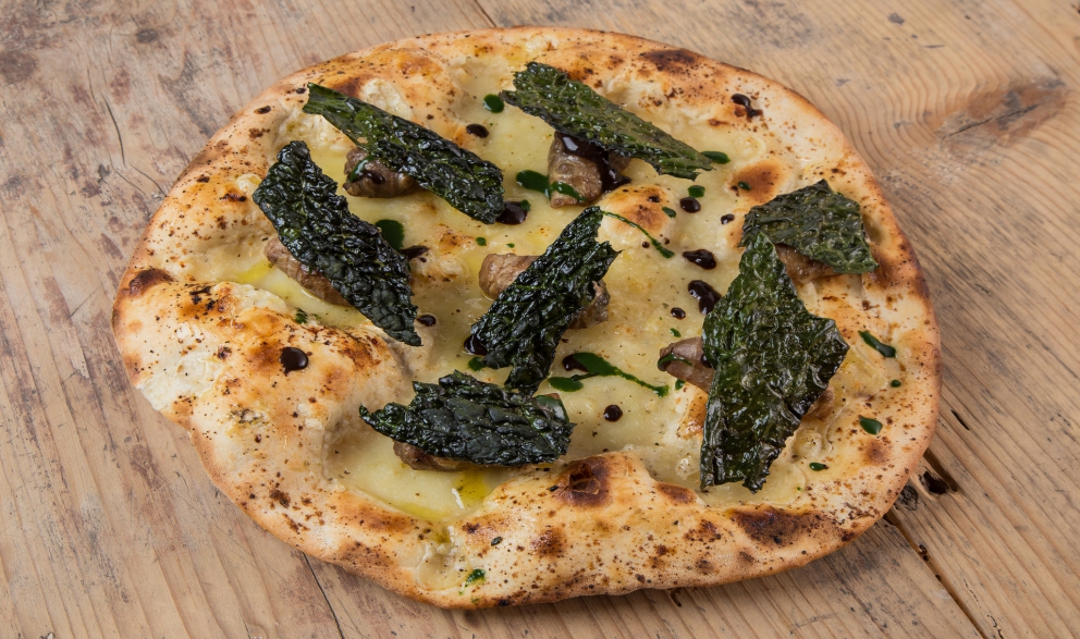 Galleria fotografica






Patrick Ricci, Pomodoro & Basilico, San Mauro Torinese (Torino)

Emozioni - Foie gras con criollo 100%, mostarda di fichi e mousse al caffè. Sottotitolo, l'amore in un morso. Resta in bocca un gusto finale di amaro e dolce, è un po' la sensazione che si prova quando si vive un amore, ma nei momenti un po' tristi, dopo una lite o quando non è corrisposto – foto Luca Appiotti









Simone Lombardi, Dry, Milano

Pizza anguilla al cartoccio, cime di rapa e provola affumicata - Un piatto dalla prevalente nota affumicata data dalla cottura dell’anguilla nel forno a legna. Le cime di rapa ne risaltano: sapidità, grassezza e tendenza amarognola









Leonardo Giannico, Taverna Gourmet, Milano

Pizza polipo e cime di rapa, impasto al nero di seppia – Con vellutata di broccoli calabresi cime di rapa e polipo alla plancia, il tutto accompagnato da un bicchierino di acqua di polipo, lime e pepe nero, per sciacquare la bocca e accompagnare la pizza









Antonio Pappalardo, La Cascina dei Sapori, Rezzato (Brescia)

Pizza da degustazione con tagliatelle di seppia, caco, noce macadamia e frutto della passione - L'abbiamo proposta in anteprima per la serata di beneficienza che abbiamo organizzato a favore della fondazione PInAC ed è piaciuta molto. L'ho creata insieme al mio secondo Matteo Attianese, perché abbiamo visto che in precedenza abbiamo proposto la seppia in alcune pizze ma sempre con poco successo. Quindi cambiando forma alla seppia (prima cotta sottovuoto e poi tagliata con l'affettatrice a mó di tagliatella) ho notato che è stata molto apprezzata






