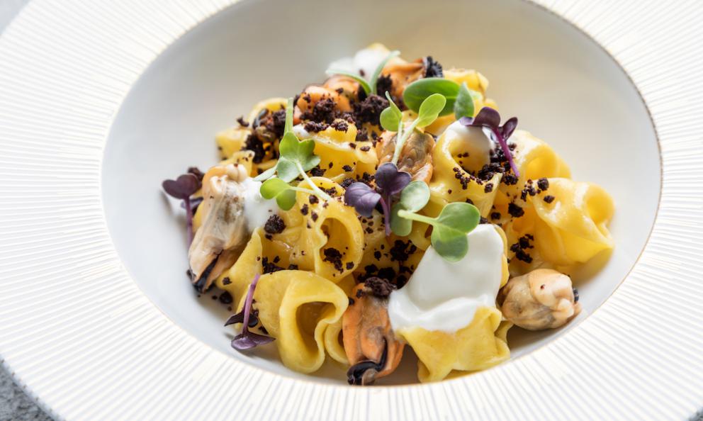 Tortellini bugiardi, cozze, panna acida, polvere di caffè e cacao, germogli: un piatto sorprendente di Luca Marchini a Identità Golose Milano. Potete gustarlo, con tutto il menu, ancora per tre cene, fino a sabato 13 luglio, per prenotazioni clicca qui. Tutte le foto sono di Sonia Santagostino-Onstagestudio