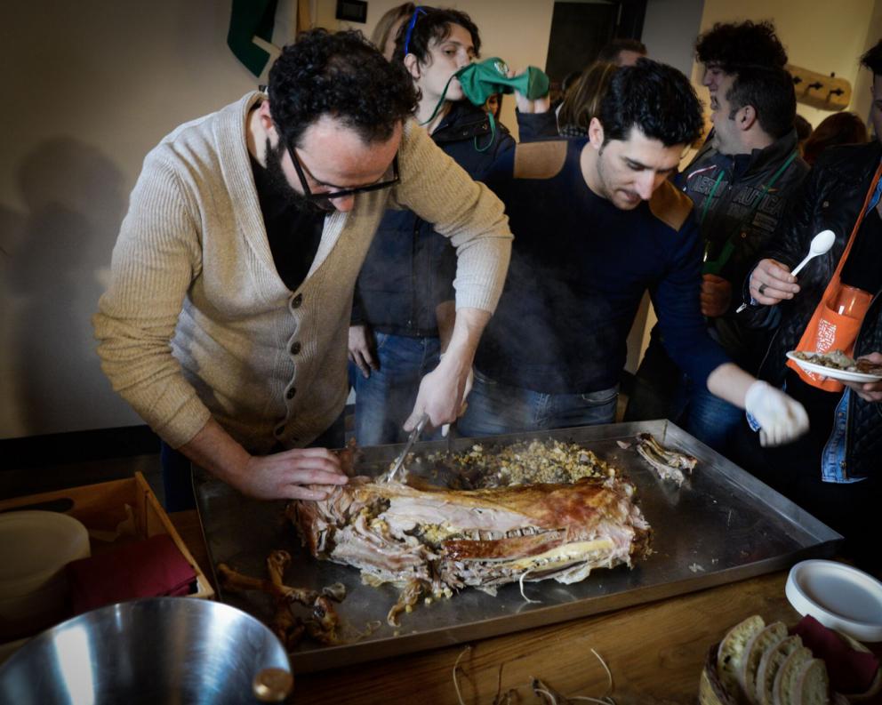 Galleria fotograficaGiuseppe Indorato,&nbsp;dell&rsquo;azienda&nbsp;Nero Maialino&nbsp;di Adrano (Ct), prepara le sue prelibatezze. Tutte le foto sono di Salvo Mancuso
Dario Cecchini e Pawel Sacha
