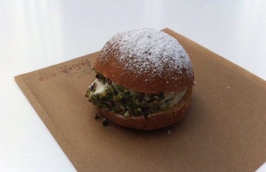 Galleria fotograficaFabio Pisani di Aimo e Nadia e il suo partner della rassegna, Davide Longoni del panificio LongoniPer Pisani e Longoni, un'apprezzatissima Rosetta di Petra con cicerchie, ciocriette selvatiche e ricotta marzoticaMarco Valletta dell'Accademia del pane e Maria Grazia Attolini della Dolcetteria di Rimini. Per loro Tondo morbido di glutin&ograve; all'origano con polpa di trota del Sile e zucchine marinate all'agretto&nbsp;(foto Sarah Scaparone)Aurora Mazzucchelli del ristorante Marconi di Sasso Marconi (Bologna) era in coppia con Massimo Vitali del panificio Vitali di Cesenatico (Forl&igrave;-Cesena)Per loro anche un insolito tocco di cioccolato tra due fette di Ciabattina di Petra con fiocchi di germe di grano, ripiene anche di formaggio ragusano, origano sicliano e olive fresche. Rievocazione di memorie d'infanzia per la MazzucchelliSimone Padoan de I Tigli di San Bonifacio (Verona) era in tandem con Pietro Freddi dell'omonima forneria di Casto (Brescia)Per loro, un Tondo morbido di Petra con farina di piselli germinati con tonno, ruchetta, cipolla in carpione, alga nori e yogurt alla senape. Un hot dog di tonno, insomma, quello di Padoan/Freddi, giocato sul concetto di "maiale del mare"Marco Stabile dell'Ora d'Aria di Firenze e Alessio Cecchi dell'Antico Forno Bacci di Campi Bisenzio (Firenze)Stabile/Cecchi: Ciabattina di Petra, mortadella di Prato, cavolo cappuccio, pecorino marzolino, scorza di lime e ketchup di peperoni (foto Sarah Scaparone)Lionello Cera dell'Antica Osteria Cera di Campagna Lupia (Venezia), in coppia con Nicola Trentin de Le Delizie del Grano di Cittadella (Padova)Alessandro Spoto di Voglia di Pane (Torino) ed Eugenio Roncoroni de Al Mercato di Milano. Per loro una Piadina di farina di grano saraceno germinato (brick 1240) con fegatini di pollo, lattuga, senape e salsa tailandese piccante agrodolcePiazza Maggiore, salotto estenseUn panino fusion nord-sud: Pagnottina cafona di Petra con capocollo e mozzarella di bufala campana Dop. L'hanno assemblato assieme Raffaele Vitale di Casa del Nonno 13 (Mercato San Severino, Salerno) e Paolo Piantoni del Panificio El Forner di BresciaFabio Pisani di Aimo e Nadia e Andrea Paternoster, la mente di Mieli Thun, ora alle prese anche con un aceto di miele al rosmarinoTondo di Petra con farina di piselli germinati, ripieno di panzia di maiale, pomodoro datterino, cipolla di Tropea e senape di Giorgio e Gianpietro Damini di Damini e Affini, in coppia con Matteo Piffer del Panificio Moderno di Isera (Trento) (foto Sarah Scaparone)C'era anche un panino vegano (non col seitan). L'hanno firmato Lello Ravagnan della Pizzeria Grigoris di Asseggiano (Venezia) e Luca Scarcella de Il Forno dell'Angolo di Torino: Tondo morbido di Petra con farina di piselli germinati (Brick 1150), ceci, lenticchie e peperone in maionese vegetale (foto Sarah Scaparone)La Rosetta di Petra con farina di grano saraceno germinato con costine di maiale, melanzane e patate al vapore dei fratelli Nicola e Luigi Portinari della Peca di Lonigo (Vicenza) con Giuseppe Vicentini del Panificio Vicentini di Maragnole)