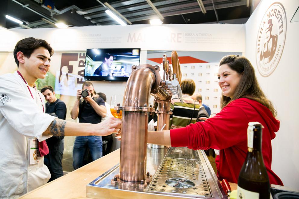 Galleria fotografica






Yannick Alléno davantin allo stand S.Pellegrino "The Experienze Table"









Matteo Lunelli, Oscar Farinetti, Francesco Cerea e, seduti, Josep Roca e Antonio Santini









Francesca Romana Barberini allo stand Petra Molino Quaglia









Massimo Bottura & selfie









Franco Pepe e Carlo Cracco









Fabrizio Ferrari e Nicola Fossaceca allo stand della Fondazione Birra Moretti









Gran folla: là in fondo c'è Pino Cuttaia...









Stand del Consorzio Tutela Grana Padano Dop, con Elisabetta Serraiotto









Paolo Parisi, Simone Rugiati & friends









Elio Sironi alla The Experience Table, che ha servito 800 coperti in tre giorni









Selfie con Viviana Varese e Francesca Romana Barberini











