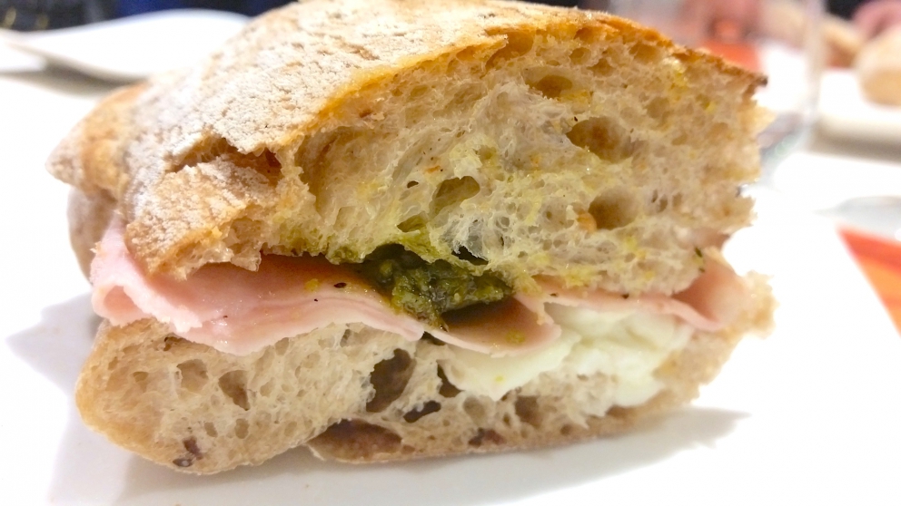 Galleria fotografica






La pizza in teglia farcita con crema di topinambur, soppressata (coppa di testa, quella buonissima made in Toscana di Renieri) e scorza di limone di Graziano Monogrammi, La Divina Pizza a Firenze









Una passeggiata al ghetto, pizza tonda con alici affumicate, scarola riccia, pomodorini e panko di Pier Daniele Seu al Gazometro38









La Margherita Romanesca con pomodoro, “mozzarella” di pecora, pecorino romano e menta di Stefano Callegari e Valerio Piccirillo da Sbanco a Roma









La pizza a 4 mani con Davide Del Duca di Francesco Martucci de I Masanielli









La pizza Vegetariana d’Autunno di ‘O Fiore Mio a Faenza









La pizza con crema di zucchine, dadolata di pomodoro e gamberi crudi di Massimo Giovannini all’Apogeo di Pietrasanta









La pizza in teglia con pancetta porchettata e ricotta della Garfagnana di Andrea Morini della pizzeria Da Cecio, con lo strepitoso impasto di Gabriele Bonci









La pizza con burrata, alici, nocciole e timo di Enrico Cappuccini e Carmine Piano, alias PizzeVaganti









La Pizza del territorio (in edizione limitata) di Franco Pepe fatta solo con prodotti dell’Alto Casertano









La pizza maritata di Angelo Rumolo da Grotto Pizzeria Castello a Caggiano









La Pizza Crocché con fiordilatte dei monti Lattari e crocché di patate di Peppe Guida: una squisita pizza a 4 mani con Giancarlo Casa alla Gatta Mangiona (foto Lorenzo Sandano)









La pizza “da compartir” di Madre a Roma (leggi qui), in particolare l’Affumicata con provola affumicata, patate e chorizo









La pizza fritta di Ciro Oliva da Concettina ai Tre Santi con ricotta, pepe e scorza di limone









La pizza alla pala – versione basic della Margherita con pomodorini freschi e mozzarella di bufala a crudo – di Ribalta a New York, il locale di Rosario Procino e Pasquale Cozzolino









La Pizz’a Selva del Foro dei Baroni a Puglianello (Benevento) con asparagi, fiordilatte, lonzardo, provolone del Monaco e menta. Non solo la cucina di Raffaele D’Addio ma anche un’ottima pizza!









Il Doppio Crunch con crema di senape di Dijon e caprottino della Lessinia, tartare di GrassFed e olio extravergine delle colline di Mezzane di Renato Bosco






