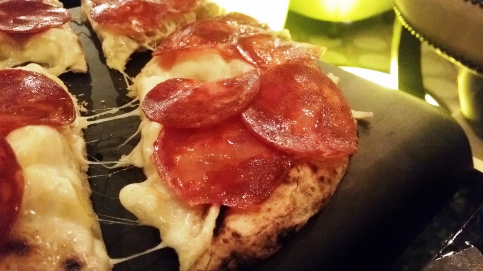 Galleria fotografica






La pizza in teglia farcita con crema di topinambur, soppressata (coppa di testa, quella buonissima made in Toscana di Renieri) e scorza di limone di Graziano Monogrammi, La Divina Pizza a Firenze









Una passeggiata al ghetto, pizza tonda con alici affumicate, scarola riccia, pomodorini e panko di Pier Daniele Seu al Gazometro38









La Margherita Romanesca con pomodoro, “mozzarella” di pecora, pecorino romano e menta di Stefano Callegari e Valerio Piccirillo da Sbanco a Roma









La pizza a 4 mani con Davide Del Duca di Francesco Martucci de I Masanielli









La pizza Vegetariana d’Autunno di ‘O Fiore Mio a Faenza









La pizza con crema di zucchine, dadolata di pomodoro e gamberi crudi di Massimo Giovannini all’Apogeo di Pietrasanta









La pizza in teglia con pancetta porchettata e ricotta della Garfagnana di Andrea Morini della pizzeria Da Cecio, con lo strepitoso impasto di Gabriele Bonci









La pizza con burrata, alici, nocciole e timo di Enrico Cappuccini e Carmine Piano, alias PizzeVaganti









La Pizza del territorio (in edizione limitata) di Franco Pepe fatta solo con prodotti dell’Alto Casertano









La pizza maritata di Angelo Rumolo da Grotto Pizzeria Castello a Caggiano









La Pizza Crocché con fiordilatte dei monti Lattari e crocché di patate di Peppe Guida: una squisita pizza a 4 mani con Giancarlo Casa alla Gatta Mangiona (foto Lorenzo Sandano)






