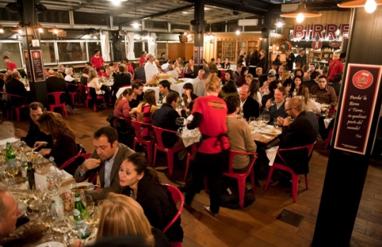 Galleria fotografica






Con Lidia Bastianich (al centro), i protagonisti della seconda e ultima cena di Identità New York, terza edizione: da sinistra, Antonio Guida, Pino Lavarra, Francesco Apreda, Fortunato Nicotra, Cesare Casella e Alex Pilas








I main sponsors di Identità New York danno il benvenuto agli ospiti della cena in Birreria: Grana Padano, Acqua Panna e S.Pellegrino, Lavazza, Mirafiore Fontanafredda e Monograno Felicetti








Domenico Della Salandra, Francesco Apreda, Antonio Guida, Alex Pilas e Oscar Farinetti





