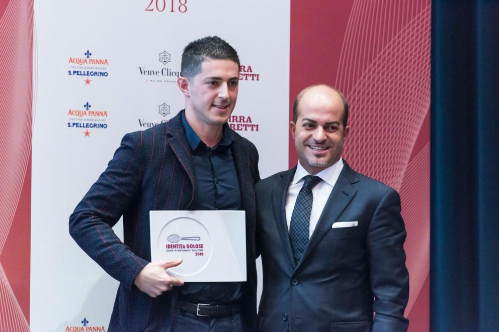 Galleria fotografica






Giovane famiglia. Angelo Cremonini di Olitalia premia Valeria Piccini, Andrea e Maurizio Menichetti, Da Caino - Montemerano (Grosseto)









Sorpresa dell’anno. Anna Maschio di Bonaventura Maschio premia Federico La Paglia di Sikélaia – Milano 









Il miglior cestino del pane: Piero Gabrieli, responsabile marketing di Molino Quaglia premia Francesco Apreda con Simona Piga , pasticciera e responsabile dei lievitati, Imàgo dell’hotel Hassler – Roma 









Il miglior chef pasticciere: Igor Maiellano, direttore vendite di Valrhona, premia Ascanio Brozzetti de Le Calandre – Rubano (Padova)









Il miglior chef straniero. Sara Peirone, Top Gastronomy Manager Gruppo Lavazza premia Oriol Castro, Mateu Casañas e Eduard Xatruch di Disfrutar – Barcellona









Il miglior sous-chef. Elena Bacchini, direttore marketing Divine Creazioni-Surgital premia Davide Di Fabio e Takahiko Kondo, Osteria Francescana – Modena









Il miglior food writer. Alessandro Guidi e Cristina Franceschetti premiano Annalisa Zordan del Gambero Rosso









Il miglior maître. Virginia Stancheris, pr, sponsorizzazioni ed eventi di  Kettmeir premia Mario Vitiello, Il Comandante dell’Hotel Romeo – Napoli 









La migliore sommelier. Carlo Boschi, responsabile Veuve Clicquot Italia premia Ramona Ragaini di Andreina - Loreto (Ancona)









Il miglior sommelier. Francesco Zonin, executive vicepresident di Zonin 182, premia Manuele Pirovano, D’O – Cornaredo (Milano)

 






