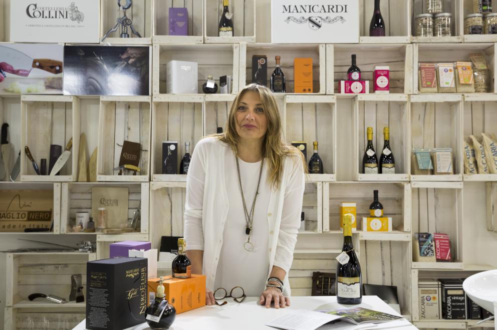 Galleria fotografica






Dispensa

Dispensa – Generi Alimentari & Generi Umani è il magazine italiano indipendente e da collezione dedicato al cibo, creato da Martina Liverani. In Dispensa le storie dei generi alimentari si intersecano a quelle dei generi umani dando vita a originali racconti fatti di parole e immagini. Un progetto controcorrente che in epoca digitale, grazie alla bellezza tattile di un prodotto editoriale antico, invita il lettore a riprendersi il tempo da dedicare alle cose belle. «Non potevamo mancare a questo grande evento, è un’occasione imperdibile non solo a livello di contatti ma anche perché ci offre una full immersion tra le eccellenze della gastronomia»









Italia Squisita 

ItaliaSquisita è il network b2b di riferimento per chi ama la ristorazione e l’accoglienza di alta gamma. Non è voluta mancare all'appuntamento con Identità Milano 2017









James 1599 

Debutto avventuroso nell'alta cucina a Identità Golose del brand James 1599. L'equipaggio, che muove i suoi passi dall'antica Compagnia Inglese delle Indie Orientali, ha portato in scena le sue spezie, i suoi sali dal mondo e le erbe aromatiche. Prodotti di alta qualità, attentamente ricercati e con un packaging all'altezza delle aspettative. Polveri impalpabili, semi aromatici, erbe disidratate, gemme marine e vulcaniche, magnifici pepi e non solo sono stati annusati e assaporati durante il congresso, assieme a golose frolle aromatizzate con la miscela di curry dolce She's My Curry creata ad hoc









Joaquin 

Per la prima volta a Identità Milano, l’azienda vitivinicola irpina Joaquin ha presentato il progetto Joaquin Dall’Isola, che le ha permesso di salvare i pochissimi quintali di uva dell’isola di Capri, prodotti da piccoli vigneti coltivati a varietà Greco, Falanghina, Biancolella, e quella che dai contadini del posto è chiamata “Ciunchesa”. Da Capri, nel 2009, sono state prodotte circa 800 Magnum, mentre nel 2010 sono state realizzate circa 2000 bottiglie. A queste si aggiunge il Vino Rosato 2012, da uve Guarnaccia e Piedirosso, un piccolo gioiello enologico di sole 68 bottiglie









Kai 

Durante tutto il congresso allo spazio espositivo di Coltelleria Kai abbiamo fatto un viaggio in Oriente con sfilettature del pesce con tecnica giapponese, decorazioni con verdure e confezionamenti di sushi e sashimi









Koppert Cress

 Koppert Cress è costantemente alla ricerca di ingredienti naturali innovativi, che permettano agli chef di aumentare il gusto e l’aroma dei loro piatti e di migliorarne la presentazione. «Siamo produttori di colori e gli chef sono i nostri pittori» ci ha spiegato Enrico Zallot. Una vasta rete internazionale di biologi, di esperti nel settore dei vegetali e di gastronomi fornisce un flusso continuo di prodotti, che soddisfa i requisiti culinari sempre più elevati di ristoranti sparsi ovunque nel mondo









Longino & Cardenal

Longino & Cardenal continua il percorso alla base del suo successo: la costante ricerca di cibi rari e preziosi. E' stato accompagnato da due nuovi partner: Pariani, un’azienda piemontese nata come produttrice di Olio di Nocciola, e Tartuflanghe, insignita da anni del titolo “Eccellenza Artigiana” dalla Regione Piemonte. Lo stand ha visto la presenza dello chef basco Senèn González che ha deliziato i visitatori proponendo le innovative lamine di patata disidratata e bacon ripiene di tuorlo d’uovo. All’interno della Longino Vip Lounge, chef e visitatori della manifestazione hanno potuto apprezzare alcuni finger food realizzati dalle giovani e sapienti mani del company chef aziendale, rigorosamente con prodotti commercializzati da Longino & Cardenal. Anche Andrea Larossa, chef del ristorante Larossa ad Alba, ha presentato una versione finger dei suoi piatti a base di prodotti Tartuflanghe. E ancora: plancton marino Veta La Palma; pane Triticum che ha nobilitato il pane precotto e surgelato; i fiori e le erbe eduli dell’azienda alto-atesina Alpin Herbs; il tonno rosso del mediterraneo Balfegò, il baccalà dissalato Giraldo e, non da ultimo, il gambero rosso di Mazara del Vallo di Don Gambero









Macelleria Zivieri e Zivieri Tartufi

In linea con il tema del congresso, Macelleria Zivieri Massimo e Zivieri Tartufi hanno animato il proprio stand con il meglio della loro produzione. Battute al coltello di bovino e cervo affiancate dal tartufo nero pregiato, toast con prosciutto cotto di Mora Romagnola, crostini con patè fegato di pollo allevato a terra e funghi galletti, degustazioni di salame Montanaro di Mora Romagnola recentemente nominato il miglior salame in Italia, tagliata di capriolo e mini hamburger di selvaggina con tartufo bianchetto. Valore delle aziende protagoniste è l'attenzione verso prodotti naturali, a completa disposizione di una ristorazione attenta e scrupolosa, secondo filiere di produzione uniche in Italia






