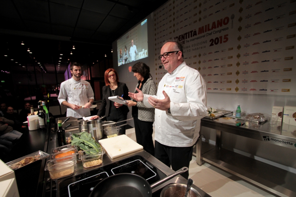 Galleria fotografica






La lezione dei fratelli Christian e Manuel Costardi: "Chi l'ha detto che la pasta è un primo piatto?"








Andrea Berton ha una tecnica per avere pasta sempre al dente, anche in molte porzioni: cuoce al 40% e poi mette in abbattitore








Enrico Croatti sul palco ha parlato delle sue ricette ispirate alla vicenda di un alpinista austriaco, Paul Preuss





