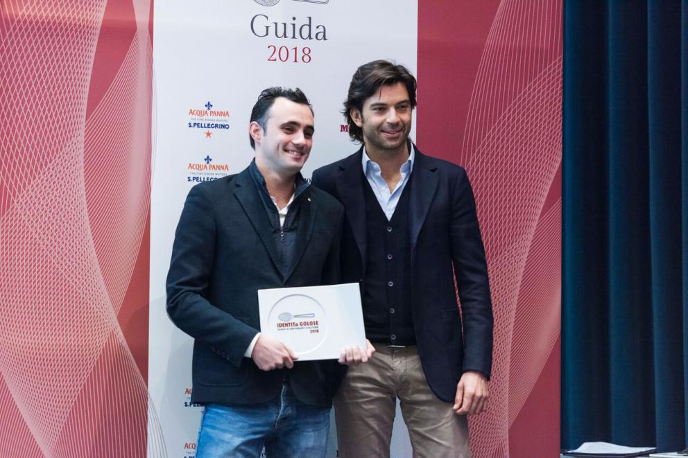Galleria fotografica






Giovane famiglia. Angelo Cremonini di Olitalia premia Valeria Piccini, Andrea e Maurizio Menichetti, Da Caino - Montemerano (Grosseto)









Sorpresa dell’anno. Anna Maschio di Bonaventura Maschio premia Federico La Paglia di Sikélaia – Milano 









Il miglior cestino del pane: Piero Gabrieli, responsabile marketing di Molino Quaglia premia Francesco Apreda con Simona Piga , pasticciera e responsabile dei lievitati, Imàgo dell’hotel Hassler – Roma 









Il miglior chef pasticciere: Igor Maiellano, direttore vendite di Valrhona, premia Ascanio Brozzetti de Le Calandre – Rubano (Padova)









Il miglior chef straniero. Sara Peirone, Top Gastronomy Manager Gruppo Lavazza premia Oriol Castro, Mateu Casañas e Eduard Xatruch di Disfrutar – Barcellona









Il miglior sous-chef. Elena Bacchini, direttore marketing Divine Creazioni-Surgital premia Davide Di Fabio e Takahiko Kondo, Osteria Francescana – Modena









Il miglior food writer. Alessandro Guidi e Cristina Franceschetti premiano Annalisa Zordan del Gambero Rosso









Il miglior maître. Virginia Stancheris, pr, sponsorizzazioni ed eventi di  Kettmeir premia Mario Vitiello, Il Comandante dell’Hotel Romeo – Napoli 









La migliore sommelier. Carlo Boschi, responsabile Veuve Clicquot Italia premia Ramona Ragaini di Andreina - Loreto (Ancona)






