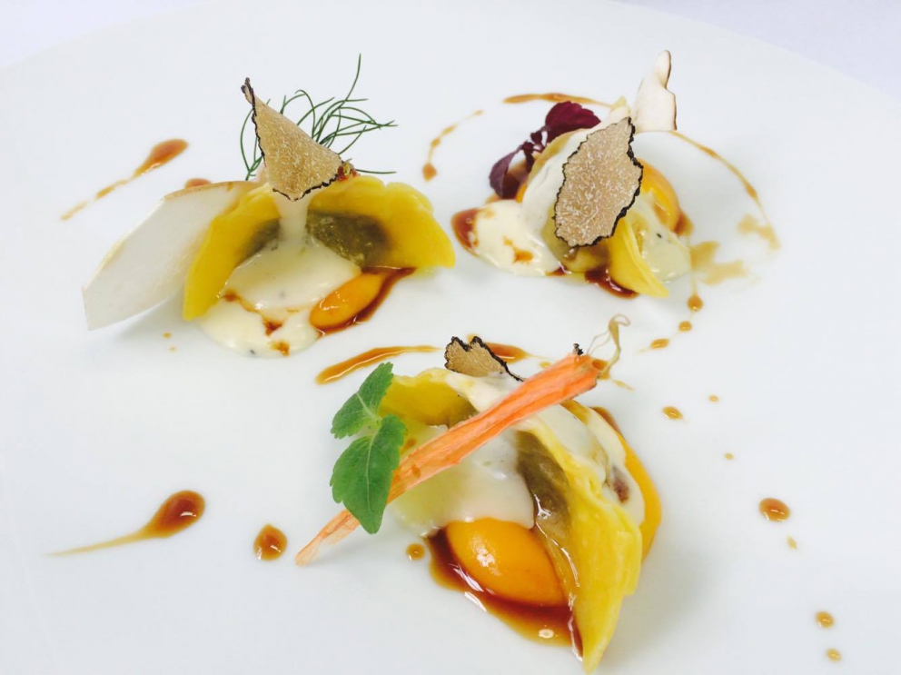 Galleria fotografica






Giorgio Damini, Damini & Affini, Arzignano (Vicenza)

La mia caesar salad - L'idea è sicuramente nata dopo le mie esperienze londinesi, quando ho scoperto come una salsa cambi completamante il gusto dell'insalata. Quindi ho cercato di esaltare tutti gli ingredienti dividendoli uno per uno, senza mescolare nulla, poi un pizzico di macelleria con la carne disidratata al posto del pollo e, dulcis in fundo, il pane di Eugenio Pol









Alessandro Dal Degan, La Tana, Asiago (Vicenza)

Crudo di anatra fiammeggiata, topinambur, foglie di faggio e sorbo dell'uccellatore - E' un piatto che per tonalita amaro-salate e per quelle dei colori è un simbolo della stagione fredda e della monocromia invernale. Un omaggio alla lentezza









Alessio Longhini, Stube Gourmet dell'hotel Europa, Asiago (Vicenza)

Riso carnaroli mantecato alla crema di topinambur, crudo di ricciola, caramello di birra stout, uova di salmone - Piatto che rispecchia le mie esperienze. Raccoglie gusti e consistenze diversi tra loro









Alfio Ghezzi, Locanda Margon, Trento

Non aglio e olio, non cacio e pepe, ma insolito Trentino - Spaghetti Monograno Felicetti, TrentoDoc Ferrari Perlé, Trentingrana e olio extravergine Garda Trentino Dop Uliva... Un piatto che nasce sulla suggestione di Bottura: «...ma siamo proprio sicuri che la tradizione sia rispettosa del territorio?». E che si sviluppa attraverso la tecnica dei due classici, aglio e olio e cacio e pepe, declinati però in chiave trentina









Giuliano Baldessari, Aqua Crua, Barbarano Vicentino (Vicenza)

Mungotto alle capesante, artemisia e argilla - Lo propongo perché offre un punto di vista diverso sul mondo del risotto. Il mungotto è il nome che ho dato al "risotto" fatto con i fagioli mung al posto del riso









Lionello Cera, Antica Osteria Cera, Campagna Lupia (Venezia)

Spaghettino freddo con cavolfiore, champagne rosé, scampo e ostrica - Un piatto che nasce dopo avere cotto il cavolfiore assieme ai gusci delle canocchie. Ho pensato di conferirgli acidità e ho fatto ridurre dello champagne con anice stellato. Poi scampo crudo battuto e un pezzo di ostrica per ricordare il mare in purezza









Nicola Dinato, Feva, Castelfranco Veneto (Treviso)

Risotto al broccolo di Bassano, cannocchie, mandarino, alici - "...with tangerine trees and broccoli skies..". Citiamo, modificandola, una frase del brano Lucy in the Skies with Diamonds, dei Beatles. Proponiamo l'italianità in un primo piatto invernale, che coglie spunti dal territorio limitrofo (il broccolo di Bassano del Grappa, le cannocchie della Laguna di Venezia), ma anche da altrove (i mandarini siciliani, la colatura di alici di Cetara). Il tutto unito da un grande riso, il Principato di Lucedio









Giuseppe D’Aquino, Oseleta, Cavaion Veronese (Verona)

Spaghetti al pomodoro del piennolo, burrata e scorza di limone – Un piatto che nella sua semplicità è diventato il must del ristorante Oseleta. Un piatto per il quale a detta di tanti vale la pena fare il viaggio









Riccardo Gaspari, El Brite de Larieto, Cortina d'Ampezzo (Belluno)

Spaghetto di montagna - Il profumo del bosco sfida la tradizione italiana in un semplice spaghetto aglio e olio









Donato Episcopo, La Corte dell'hotel Villa Abbazia, Follina (Treviso)

Mandorla di Toritto, composta di fichi “paradiso”, spugna all’alloro e gelato moka - Questo dessert nasce da un capriccio di mia mamma che, durante un mio viaggio, decise di mettermi di nascosto, in valigia, un vasetto di fichi secchi. Non so come fece a passare i controlli in aeroporto e comunque quando lo trovai fu una bella sorpresa. Mi ricordo che da ragazzo, quando andavo a casa delle zie o dei nonni, con il caffè offrivano dei fichi secchi con al centro una mandorla e un pezzettino di foglia di alloro (usanza della mia terra, che è il Salento)









Alberto Basso, 3Quarti, Grancona (Vicenza)

Risi e latte, miele, sfere di birra al lampone e ribes - Riso e latte è la tradizione, il cibo povero per eccellenza nelle nostre zone. Siamo partiti quindi da questo e dalla semplicità per sviluppare un dolce inusuale e per certi versi anche un po' estremo. Il riso viene cotto nel latte e mantecato col gorgonzola, per dare un po’ di sapidità, e miele del bosco di Rigoni di Asiago. Lo serviamo con lamponi disidratati, ribes e sfere di birra al lampone









Nicola Portinari, La Peca, Lonigo (Vicenza)

Anguilla in forno di braci con guava e tamarindo - L'anguilla è difficile da affrontare per la clientela a causa della sua grassezza. Quindi la sfida è creare un piatto da consigliare per poi ricevere complimenti e la conseguente voglia di mangiarlo di nuovo. Risulta croccante fuori e morbido dentro, con la guava che con la sua fresca tannicità doma la parte grassa dell'anguilla, mentre il tamarindo addolcisce e rende raffinato e vellutato il suo sapore rustico e leggermente terroso









Leandro Luppi, Vecchia Malcesine, Malcesine (Verona)

Raviolo aperto di spaghetti, lago e zafferano - Un chiaro omaggio al Marchesi del Raviolo aperto e allo Scabin dello spaghetto cotto in sottovuoto. In più, il mio lago









Lorenzo Cogo, El Coq, Marano Vicentino (Vicenza)

Ritorno alla sapidità - Alice sotto sale, rapa, dragoncello, kiwi fermentato, petali di carciofo e umibudo









Piergiorgio Siviero, Lazzaro 1915, Pontelongo (Padova)

Scam-pato verso i colli – Uno scampo di Chioggia tostato in saor, noce salata e tarassaco, chips di topinambur. Risalendo dalle valli di Chioggia lungo il Bacchiglione, il percorso tra storia e identità del mio territorio









Massimiliano Alajmo, Le Calandre, Rubano (Padova)

Mozzarella di mandorle - Una finta mozzarella di pasta cotta di zucchero, miele e albume soffiato come uno zucchero filato, senza l’utilizzo di coloranti o altri elementi artificiali. La ricostruzione olfattiva del piatto rimanda a una vera mozzarella per la presenza dell’acqua, dell’olio extra vergine di oliva, dell’origano e dei canditi vegetali. Ironia e immaginazione per travestire la mandorla e proiettarla in un’altra dimensione, per far riscoprire in pochi istanti una sensazione lattico-tattile-olfattiva e visiva in un dolce che non contiene nemmeno una goccia di latte – foto Bob Noto









Pierchristian Zanotto, Gambrinus, San Polo di Piave (Treviso)

Gamblù – E’ il nostro "blu" vegetale affinato in bacche di uva rabosa bio, sedano rapa e pane al pepe rosa. Seguendo il nostro percorso di cucina etica e responsabile, senza rinunciare alla golosità dei grandi formaggi









Oliver Piras e Alessandra del Favero, Aga dell'hotel Villa Trieste, San Vito di Cadore (Belluno)

Linguine, mirtilli, luppolo e salsiccia di manzo cruda - Abbiamo ricreato con due varietà di mirtilli diverse lo stesso ph del pomodoro e il condimento ricorda il classico sugo alla campidanese delle mie zone d'origine









Fabrizia Meroi, Laite, Sappada (Belluno)

Piatto del Piave - Salmerino leggermente marinato, yogurt alla camomilla di fiume, salsa di patate dolci e olio al crescione, meringhe all'alga spirulina e caramella effervescente.
Il piatto è dedicato al fiume che nasce a Sappada. Nel 2015 ricorreva inoltre il centenario della Prima Guerra Mondiale, evento storico che ha visto protagonista proprio il Piave









Corrado Fasolato, Spinachile Resort, Schio (Vicenza)

Filetto di Triglia con iceberg di ortaggi invernali e moka ai germogli di bosco - È una triglia cotta a bassa temperatura e poi messa su degli iceberg di ortaggi (frullati di verdure sifonati a -40°) e un brodo denso di gallina. Il tutto va irrorato con un’estratto di germogli di piante di bosco profumato con riccioli freschi di legno di castagno. Il calore scioglie gli iceberg e il tutto si trasforma quasi in un passato di verdure









Andrea Stella, Dalla Libera, Sernaglia della Battaglia (Treviso)

Gnocchi di patate soffiati con acciuga di Cetara e puntarelle - Già mia zia Libera circa cinquant'anni preparava ottimi gnocchi; così io ho deciso di riproporli in forma e consistenze nuove. Vengono soffiati in forno, mentre la base viene realizzata con l'acciuga di Cetara che per sua caratteristica è meno salata delle altre. La croccantezza viene data dalle puntarelle









Michele Cella, Basilico Tredici, Treviso

Riso, carbone, baccalà e “saor” - Sono particolarmente legato a questo piatto in quanto è stato premiato come miglior ricetta alla sesta edizione del Festival Triveneto del Baccalà - Trofeo Tagliapietra, vincendo così la manifestazione gastronomica itinerante che quest'anno ha raccolto 28 ristoranti tra Veneto, Friuli Venezia Giulia e Trentino Alto Adige e che rappresenta l’evento simbolo ed esemplare della passione per il baccalà in cui gli chef e le loro brigate si sfidano per ideare “la migliore ricetta innovativa”. Sono particolarmente legato a questo piatto anche perché rappresenta in pieno il mio concetto di cucina, in quanto ci sono prodotti che amo del mio territorio. Rispecchia la mia chiave di lettura della tradizione – foto Tobia Berti









Francesco Brutto, Undicesimo Vineria, Treviso

Riso acido - Si tratta semplicemente di un riso cotto nel succo di melograno fermentato e poi condito con tre polveri: di frutti di bosco, di karkadè e di buccia di chulo key lime bruciato. La cosa interessante per me sono le diverse acidità che lo compongono, nettamente differenti, e tutte riconoscibili: dall'acido-dolce del melograno, all'acido-amaro della polvere di limone. Gli ingredienti sono tutti autoprodotti: il limone è una piantina che mi è stata regalata da un amico di ritorno dalla Florida e che ora sta nel giardino del ristorante; i frutti di bosco sono stati raccolti quest'estate a casa mia, dove mia mamma ha coltivato anche un paio di piante di karkadè; i melograni vengono dal giardino di un nostro cameriere









Alessandro Intini, Nidaba, Montebelluna (Treviso)

Verdure alla griglia, purea di zucca e miso, gel al sakè, cavolo nero, spinacio fritto - Non c'è niente di più semplice del nutrirsi della terra, non c’è niente di più difficile del nutrirsi di essa









Andrea Asoli, Serena Baiano, Michelangelo Doria, Sabina Joksimovic, Venissa, Venezia

Pazzi "a' …mare" - Ruotepazze Benedetto Cavalieri, frutti di mare, acqua di datterini e sabbia di corallo. I frutti di mare cambiano texture, diventano gel e vanno a riempire le ruote che sono mantecate con l’acqua dei molluschi. Un’esplosione di mare in un boccone









Giancarlo Perbellini, Casa Perbellini, Verona

Quaglia affumicata, pomodori confit, carciofi, pistacchi e crema di Grana Padano - Presente nella prima carta del 2016, grande successo del 2015, è il piatto del nuovo corso di Casa Perbellini che ha riscosso lodi da tutta la clientela e che manterremo finché sarà stagione di carciofi









Italo Bassi, Confusion Lounge, Verona

Salmone in guacamole avvolto in carta di riso, con gelatina di ponzu, mandorle tostate, ikurae e leche di tigre al mango - Interpretazione oltre confine di una semplice tartare di salmone. Oriente e Centro America si uniscono in un unico piatto









Matteo Rizzo, Il Desco, Verona

Merluzzo nero e le sue trippe alla parmigiana - Lo propongo per il legame che ha con la storia della mia famiglia. E' espressione delle mie esperienze e idee









Simone Lugoboni, Oste Scuro, Verona

Astice bretone al vapore su crema e chips di topinambur con profumo d'arancio - Piatto stagionale (topinambur e arancio) che rivaluta l'astice bretone o blu (un'altra marcia a confronto col canadese) e che mi ricorda il mio periodo lavorativo trascorso da giovane in Francia









Norbert Niederkofler, St. Hubertus del Rosa Alpina, Badia (Bolzano)

Lumache con radice di prezzemolo, broccolo selvatico e riso venere - L’idea di questo piatto? Slow down a little bit in our life: ci sono tante cose belle da vedere e da vivere, perciò ci dovremmo prendere del tempo per poter apprezzare questi momenti. Il concetto di Cook the Mountain è sempre più forte nel nostro lavoro e ora con l’arrivo di Care's completiamo questo con il lavoro per un domani di sostenibilità, educazione, formazione. Questi sono i pensieri del nostro futuro - foto Daniel Töchterle









Giorgio Schifferegger, Valier dell'hotel Four Points, Bolzano

Polpo, fregola e cren – Ossia il mio polpo vestito di gulash









Federico Belluco, Dopolavoro Dining Room, Venezia

Crudo di ricciola con emulsione di cozze al "gratin" - Questo piatto è nato per richiamare uno dei più grandi classici della cucina marinara italiana, le cozze al gratin dei bacari veneziani. In questa reinterpretazione però, diventano il condimento del nostro crudo. Dalle cozze infatti si ottiene una salsa che fungerà da dressing per la ricciola, sprigionando una serie di sapori marini. Il tutto viene finito con briciole di pane fritto al prezzemolo (in ricordo ancora più accentuato del gratin), salicornia, lattuga di mare e caviale di lime









Alessandro Gilmozzi, El Molin, Cavalese (Trento)

Tosella, sarde di lago, betulla, acetosella e lichene bianco - L’idea è quella di dare valore a un formaggio di primo caglio. Viene sposato con betulla candita, gelato alle sarde di lago e sferificazione di estratto di acetosella. Per finire il lichene bianco, che con i suoi sentori di fungo e di terra dolomitica rende magico l’insieme









Martin Obermarzoner, Jasmin dell'hotel Bischofhof, Chiusa (Bolzano)

Tonno rosso Balfego e torchione di foie gras de canarde - Il mitico piatto dell’ancora più mitica Anne-Sophie Pic. L’ho mangiato da lei e mi è talmente rimasto in mente da volerne pensare un omaggio da parte mia. Dunque quel piatto, reinterpretato da noi









Chris Oberhammer, Tilia, Dobbiaco (Bolzano)

Cervo nostrano affumicato con tortino di polenta e funghi, rape rosse al vino rosso - E' il piatto che mi sta più a cuore, dato che richiama alcune tradizioni della mia zona, l'uso della selvaggina in cucina e l'affumicatura, penso allo speck









Enrico Croatti, Dolomieu del DV Chalet, Madonna di Campiglio (Trento)

Turanici alle canocchie e rosole - Il ricordo dei classici maccheroncini alle canocchie che si mangiano in riviera romagnola... Le rosole, erba selvatica che si usa cruda leggermente marinata con sale e olio per fare i classici cassoni romagnoli... La scoperta del turanico, un grano antico dimenticato... La vera semplicità supportata dall'anima e da una storia gastronomica che non avrà mai fine









Alessandro Bellingeri, Osteria de l'Acquarol, Panchià (Trento)

L’espressione del Temolo: crudo, cotto e marinato - Con questo piatto ho voluto ricreare una grigliata tra i boschi dopo una giornata di pesca









Matteo Metullio, La Siriola del Ciasa Salares, San Cassiano (Bolzano)

Cotechino, scampi, yuzu e pomodori verdi - L’idea nasce dal fatto che da tempo avevo intenzione di mettere un bollito in carta. Essendo da poco passato il Natale, ho pensato al cotechino. Inoltre non è la prima volta che sposo pesce e carne assieme. Li abbino rispettivamente a elementi classici: ecco dunque l'unione fra agrumi e crostacei (scampi e yuzu) e l’altra fra bollito e mostarda (cotechino e mostarda di pomodori verdi)









Gerhard Wieser, Trenkerstube dell'hotel Castel, Tirolo (Bolzano)

Filetto di salmerino con carote nostrane e cerfoglio - E' un piatto tipico della nostra zona. Uso solo le carote nostrane coltivate dal mio contadino preferito e il salmonino dalla Val Passiria









Stefano Ghetta, L Chimpl da Tamion del Gran Mugon, Vigo di Fassa (Trento)

Sedano rapa, Trentingrana e tartufo - Ne vado fiero perché da un prodotto povero come il sedano rapa si può preparare un piatto molto elegante, grazie anche al Trentingrana e al pregiato tartufo






