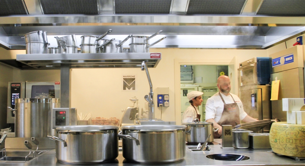 Galleria fotografica






Il piano terra del ristorante di Identità Expo








Fabiano Omodei, bartender della terrazza del S.Pellegrino Cocktail Bar








S.Pellegrino, forma e contenuto di Identità Expo (non solo acqua ma anche le Bibite S.Pellegrino e San Bitter)








Il design degli interni era di Cappellini, azienda fondata nel 1946 (leggi qui)





