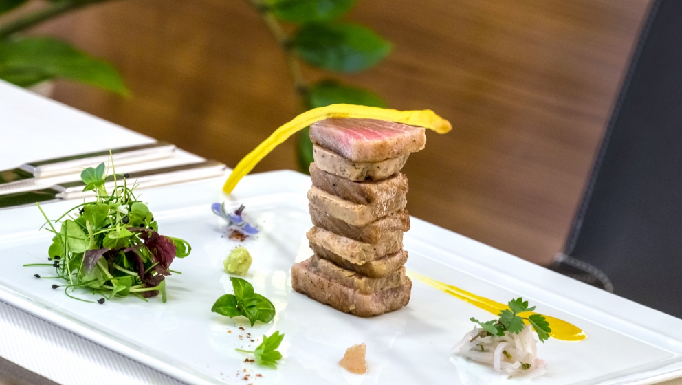 Galleria fotografica






Giorgio Damini, Damini & Affini, Arzignano (Vicenza)

La mia caesar salad - L'idea è sicuramente nata dopo le mie esperienze londinesi, quando ho scoperto come una salsa cambi completamante il gusto dell'insalata. Quindi ho cercato di esaltare tutti gli ingredienti dividendoli uno per uno, senza mescolare nulla, poi un pizzico di macelleria con la carne disidratata al posto del pollo e, dulcis in fundo, il pane di Eugenio Pol









Alessandro Dal Degan, La Tana, Asiago (Vicenza)

Crudo di anatra fiammeggiata, topinambur, foglie di faggio e sorbo dell'uccellatore - E' un piatto che per tonalita amaro-salate e per quelle dei colori è un simbolo della stagione fredda e della monocromia invernale. Un omaggio alla lentezza









Alessio Longhini, Stube Gourmet dell'hotel Europa, Asiago (Vicenza)

Riso carnaroli mantecato alla crema di topinambur, crudo di ricciola, caramello di birra stout, uova di salmone - Piatto che rispecchia le mie esperienze. Raccoglie gusti e consistenze diversi tra loro









Alfio Ghezzi, Locanda Margon, Trento

Non aglio e olio, non cacio e pepe, ma insolito Trentino - Spaghetti Monograno Felicetti, TrentoDoc Ferrari Perlé, Trentingrana e olio extravergine Garda Trentino Dop Uliva... Un piatto che nasce sulla suggestione di Bottura: «...ma siamo proprio sicuri che la tradizione sia rispettosa del territorio?». E che si sviluppa attraverso la tecnica dei due classici, aglio e olio e cacio e pepe, declinati però in chiave trentina









Giuliano Baldessari, Aqua Crua, Barbarano Vicentino (Vicenza)

Mungotto alle capesante, artemisia e argilla - Lo propongo perché offre un punto di vista diverso sul mondo del risotto. Il mungotto è il nome che ho dato al "risotto" fatto con i fagioli mung al posto del riso









Lionello Cera, Antica Osteria Cera, Campagna Lupia (Venezia)

Spaghettino freddo con cavolfiore, champagne rosé, scampo e ostrica - Un piatto che nasce dopo avere cotto il cavolfiore assieme ai gusci delle canocchie. Ho pensato di conferirgli acidità e ho fatto ridurre dello champagne con anice stellato. Poi scampo crudo battuto e un pezzo di ostrica per ricordare il mare in purezza









Nicola Dinato, Feva, Castelfranco Veneto (Treviso)

Risotto al broccolo di Bassano, cannocchie, mandarino, alici - "...with tangerine trees and broccoli skies..". Citiamo, modificandola, una frase del brano Lucy in the Skies with Diamonds, dei Beatles. Proponiamo l'italianità in un primo piatto invernale, che coglie spunti dal territorio limitrofo (il broccolo di Bassano del Grappa, le cannocchie della Laguna di Venezia), ma anche da altrove (i mandarini siciliani, la colatura di alici di Cetara). Il tutto unito da un grande riso, il Principato di Lucedio









Giuseppe D’Aquino, Oseleta, Cavaion Veronese (Verona)

Spaghetti al pomodoro del piennolo, burrata e scorza di limone – Un piatto che nella sua semplicità è diventato il must del ristorante Oseleta. Un piatto per il quale a detta di tanti vale la pena fare il viaggio









Riccardo Gaspari, El Brite de Larieto, Cortina d'Ampezzo (Belluno)

Spaghetto di montagna - Il profumo del bosco sfida la tradizione italiana in un semplice spaghetto aglio e olio









Donato Episcopo, La Corte dell'hotel Villa Abbazia, Follina (Treviso)

Mandorla di Toritto, composta di fichi “paradiso”, spugna all’alloro e gelato moka - Questo dessert nasce da un capriccio di mia mamma che, durante un mio viaggio, decise di mettermi di nascosto, in valigia, un vasetto di fichi secchi. Non so come fece a passare i controlli in aeroporto e comunque quando lo trovai fu una bella sorpresa. Mi ricordo che da ragazzo, quando andavo a casa delle zie o dei nonni, con il caffè offrivano dei fichi secchi con al centro una mandorla e un pezzettino di foglia di alloro (usanza della mia terra, che è il Salento)









Alberto Basso, 3Quarti, Grancona (Vicenza)

Risi e latte, miele, sfere di birra al lampone e ribes - Riso e latte è la tradizione, il cibo povero per eccellenza nelle nostre zone. Siamo partiti quindi da questo e dalla semplicità per sviluppare un dolce inusuale e per certi versi anche un po' estremo. Il riso viene cotto nel latte e mantecato col gorgonzola, per dare un po’ di sapidità, e miele del bosco di Rigoni di Asiago. Lo serviamo con lamponi disidratati, ribes e sfere di birra al lampone









Nicola Portinari, La Peca, Lonigo (Vicenza)

Anguilla in forno di braci con guava e tamarindo - L'anguilla è difficile da affrontare per la clientela a causa della sua grassezza. Quindi la sfida è creare un piatto da consigliare per poi ricevere complimenti e la conseguente voglia di mangiarlo di nuovo. Risulta croccante fuori e morbido dentro, con la guava che con la sua fresca tannicità doma la parte grassa dell'anguilla, mentre il tamarindo addolcisce e rende raffinato e vellutato il suo sapore rustico e leggermente terroso









Leandro Luppi, Vecchia Malcesine, Malcesine (Verona)

Raviolo aperto di spaghetti, lago e zafferano - Un chiaro omaggio al Marchesi del Raviolo aperto e allo Scabin dello spaghetto cotto in sottovuoto. In più, il mio lago









Lorenzo Cogo, El Coq, Marano Vicentino (Vicenza)

Ritorno alla sapidità - Alice sotto sale, rapa, dragoncello, kiwi fermentato, petali di carciofo e umibudo









Piergiorgio Siviero, Lazzaro 1915, Pontelongo (Padova)

Scam-pato verso i colli – Uno scampo di Chioggia tostato in saor, noce salata e tarassaco, chips di topinambur. Risalendo dalle valli di Chioggia lungo il Bacchiglione, il percorso tra storia e identità del mio territorio









Massimiliano Alajmo, Le Calandre, Rubano (Padova)

Mozzarella di mandorle - Una finta mozzarella di pasta cotta di zucchero, miele e albume soffiato come uno zucchero filato, senza l’utilizzo di coloranti o altri elementi artificiali. La ricostruzione olfattiva del piatto rimanda a una vera mozzarella per la presenza dell’acqua, dell’olio extra vergine di oliva, dell’origano e dei canditi vegetali. Ironia e immaginazione per travestire la mandorla e proiettarla in un’altra dimensione, per far riscoprire in pochi istanti una sensazione lattico-tattile-olfattiva e visiva in un dolce che non contiene nemmeno una goccia di latte – foto Bob Noto









Pierchristian Zanotto, Gambrinus, San Polo di Piave (Treviso)

Gamblù – E’ il nostro "blu" vegetale affinato in bacche di uva rabosa bio, sedano rapa e pane al pepe rosa. Seguendo il nostro percorso di cucina etica e responsabile, senza rinunciare alla golosità dei grandi formaggi









Oliver Piras e Alessandra del Favero, Aga dell'hotel Villa Trieste, San Vito di Cadore (Belluno)

Linguine, mirtilli, luppolo e salsiccia di manzo cruda - Abbiamo ricreato con due varietà di mirtilli diverse lo stesso ph del pomodoro e il condimento ricorda il classico sugo alla campidanese delle mie zone d'origine









Fabrizia Meroi, Laite, Sappada (Belluno)

Piatto del Piave - Salmerino leggermente marinato, yogurt alla camomilla di fiume, salsa di patate dolci e olio al crescione, meringhe all'alga spirulina e caramella effervescente.
Il piatto è dedicato al fiume che nasce a Sappada. Nel 2015 ricorreva inoltre il centenario della Prima Guerra Mondiale, evento storico che ha visto protagonista proprio il Piave









Corrado Fasolato, Spinachile Resort, Schio (Vicenza)

Filetto di Triglia con iceberg di ortaggi invernali e moka ai germogli di bosco - È una triglia cotta a bassa temperatura e poi messa su degli iceberg di ortaggi (frullati di verdure sifonati a -40°) e un brodo denso di gallina. Il tutto va irrorato con un’estratto di germogli di piante di bosco profumato con riccioli freschi di legno di castagno. Il calore scioglie gli iceberg e il tutto si trasforma quasi in un passato di verdure









Andrea Stella, Dalla Libera, Sernaglia della Battaglia (Treviso)

Gnocchi di patate soffiati con acciuga di Cetara e puntarelle - Già mia zia Libera circa cinquant'anni preparava ottimi gnocchi; così io ho deciso di riproporli in forma e consistenze nuove. Vengono soffiati in forno, mentre la base viene realizzata con l'acciuga di Cetara che per sua caratteristica è meno salata delle altre. La croccantezza viene data dalle puntarelle









Michele Cella, Basilico Tredici, Treviso

Riso, carbone, baccalà e “saor” - Sono particolarmente legato a questo piatto in quanto è stato premiato come miglior ricetta alla sesta edizione del Festival Triveneto del Baccalà - Trofeo Tagliapietra, vincendo così la manifestazione gastronomica itinerante che quest'anno ha raccolto 28 ristoranti tra Veneto, Friuli Venezia Giulia e Trentino Alto Adige e che rappresenta l’evento simbolo ed esemplare della passione per il baccalà in cui gli chef e le loro brigate si sfidano per ideare “la migliore ricetta innovativa”. Sono particolarmente legato a questo piatto anche perché rappresenta in pieno il mio concetto di cucina, in quanto ci sono prodotti che amo del mio territorio. Rispecchia la mia chiave di lettura della tradizione – foto Tobia Berti









Francesco Brutto, Undicesimo Vineria, Treviso

Riso acido - Si tratta semplicemente di un riso cotto nel succo di melograno fermentato e poi condito con tre polveri: di frutti di bosco, di karkadè e di buccia di chulo key lime bruciato. La cosa interessante per me sono le diverse acidità che lo compongono, nettamente differenti, e tutte riconoscibili: dall'acido-dolce del melograno, all'acido-amaro della polvere di limone. Gli ingredienti sono tutti autoprodotti: il limone è una piantina che mi è stata regalata da un amico di ritorno dalla Florida e che ora sta nel giardino del ristorante; i frutti di bosco sono stati raccolti quest'estate a casa mia, dove mia mamma ha coltivato anche un paio di piante di karkadè; i melograni vengono dal giardino di un nostro cameriere









Alessandro Intini, Nidaba, Montebelluna (Treviso)

Verdure alla griglia, purea di zucca e miso, gel al sakè, cavolo nero, spinacio fritto - Non c'è niente di più semplice del nutrirsi della terra, non c’è niente di più difficile del nutrirsi di essa









Andrea Asoli, Serena Baiano, Michelangelo Doria, Sabina Joksimovic, Venissa, Venezia

Pazzi "a' …mare" - Ruotepazze Benedetto Cavalieri, frutti di mare, acqua di datterini e sabbia di corallo. I frutti di mare cambiano texture, diventano gel e vanno a riempire le ruote che sono mantecate con l’acqua dei molluschi. Un’esplosione di mare in un boccone









Giancarlo Perbellini, Casa Perbellini, Verona

Quaglia affumicata, pomodori confit, carciofi, pistacchi e crema di Grana Padano - Presente nella prima carta del 2016, grande successo del 2015, è il piatto del nuovo corso di Casa Perbellini che ha riscosso lodi da tutta la clientela e che manterremo finché sarà stagione di carciofi









Italo Bassi, Confusion Lounge, Verona

Salmone in guacamole avvolto in carta di riso, con gelatina di ponzu, mandorle tostate, ikurae e leche di tigre al mango - Interpretazione oltre confine di una semplice tartare di salmone. Oriente e Centro America si uniscono in un unico piatto









Matteo Rizzo, Il Desco, Verona

Merluzzo nero e le sue trippe alla parmigiana - Lo propongo per il legame che ha con la storia della mia famiglia. E' espressione delle mie esperienze e idee









Simone Lugoboni, Oste Scuro, Verona

Astice bretone al vapore su crema e chips di topinambur con profumo d'arancio - Piatto stagionale (topinambur e arancio) che rivaluta l'astice bretone o blu (un'altra marcia a confronto col canadese) e che mi ricorda il mio periodo lavorativo trascorso da giovane in Francia









Norbert Niederkofler, St. Hubertus del Rosa Alpina, Badia (Bolzano)

Lumache con radice di prezzemolo, broccolo selvatico e riso venere - L’idea di questo piatto? Slow down a little bit in our life: ci sono tante cose belle da vedere e da vivere, perciò ci dovremmo prendere del tempo per poter apprezzare questi momenti. Il concetto di Cook the Mountain è sempre più forte nel nostro lavoro e ora con l’arrivo di Care's completiamo questo con il lavoro per un domani di sostenibilità, educazione, formazione. Questi sono i pensieri del nostro futuro - foto Daniel Töchterle









Giorgio Schifferegger, Valier dell'hotel Four Points, Bolzano

Polpo, fregola e cren – Ossia il mio polpo vestito di gulash









Federico Belluco, Dopolavoro Dining Room, Venezia

Crudo di ricciola con emulsione di cozze al "gratin" - Questo piatto è nato per richiamare uno dei più grandi classici della cucina marinara italiana, le cozze al gratin dei bacari veneziani. In questa reinterpretazione però, diventano il condimento del nostro crudo. Dalle cozze infatti si ottiene una salsa che fungerà da dressing per la ricciola, sprigionando una serie di sapori marini. Il tutto viene finito con briciole di pane fritto al prezzemolo (in ricordo ancora più accentuato del gratin), salicornia, lattuga di mare e caviale di lime









Alessandro Gilmozzi, El Molin, Cavalese (Trento)

Tosella, sarde di lago, betulla, acetosella e lichene bianco - L’idea è quella di dare valore a un formaggio di primo caglio. Viene sposato con betulla candita, gelato alle sarde di lago e sferificazione di estratto di acetosella. Per finire il lichene bianco, che con i suoi sentori di fungo e di terra dolomitica rende magico l’insieme






