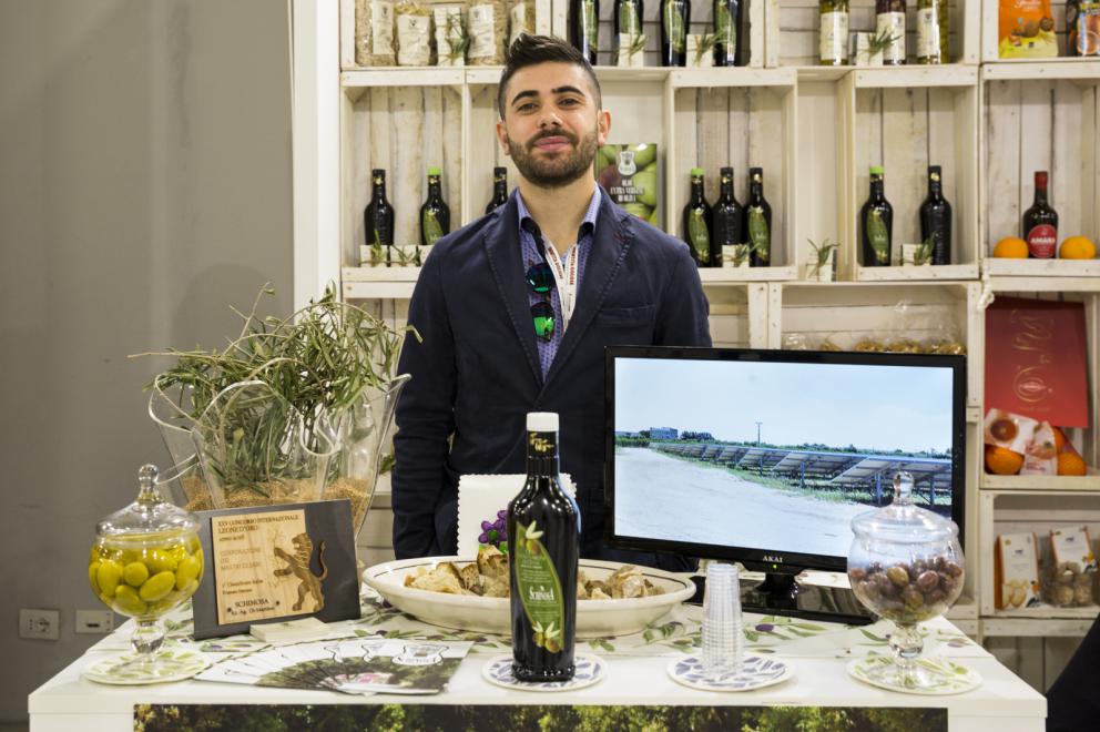 Galleria fotografica






Dispensa

Dispensa – Generi Alimentari & Generi Umani è il magazine italiano indipendente e da collezione dedicato al cibo, creato da Martina Liverani. In Dispensa le storie dei generi alimentari si intersecano a quelle dei generi umani dando vita a originali racconti fatti di parole e immagini. Un progetto controcorrente che in epoca digitale, grazie alla bellezza tattile di un prodotto editoriale antico, invita il lettore a riprendersi il tempo da dedicare alle cose belle. «Non potevamo mancare a questo grande evento, è un’occasione imperdibile non solo a livello di contatti ma anche perché ci offre una full immersion tra le eccellenze della gastronomia»









Italia Squisita 

ItaliaSquisita è il network b2b di riferimento per chi ama la ristorazione e l’accoglienza di alta gamma. Non è voluta mancare all'appuntamento con Identità Milano 2017









James 1599 

Debutto avventuroso nell'alta cucina a Identità Golose del brand James 1599. L'equipaggio, che muove i suoi passi dall'antica Compagnia Inglese delle Indie Orientali, ha portato in scena le sue spezie, i suoi sali dal mondo e le erbe aromatiche. Prodotti di alta qualità, attentamente ricercati e con un packaging all'altezza delle aspettative. Polveri impalpabili, semi aromatici, erbe disidratate, gemme marine e vulcaniche, magnifici pepi e non solo sono stati annusati e assaporati durante il congresso, assieme a golose frolle aromatizzate con la miscela di curry dolce She's My Curry creata ad hoc









Joaquin 

Per la prima volta a Identità Milano, l’azienda vitivinicola irpina Joaquin ha presentato il progetto Joaquin Dall’Isola, che le ha permesso di salvare i pochissimi quintali di uva dell’isola di Capri, prodotti da piccoli vigneti coltivati a varietà Greco, Falanghina, Biancolella, e quella che dai contadini del posto è chiamata “Ciunchesa”. Da Capri, nel 2009, sono state prodotte circa 800 Magnum, mentre nel 2010 sono state realizzate circa 2000 bottiglie. A queste si aggiunge il Vino Rosato 2012, da uve Guarnaccia e Piedirosso, un piccolo gioiello enologico di sole 68 bottiglie









Kai 

Durante tutto il congresso allo spazio espositivo di Coltelleria Kai abbiamo fatto un viaggio in Oriente con sfilettature del pesce con tecnica giapponese, decorazioni con verdure e confezionamenti di sushi e sashimi









Koppert Cress

 Koppert Cress è costantemente alla ricerca di ingredienti naturali innovativi, che permettano agli chef di aumentare il gusto e l’aroma dei loro piatti e di migliorarne la presentazione. «Siamo produttori di colori e gli chef sono i nostri pittori» ci ha spiegato Enrico Zallot. Una vasta rete internazionale di biologi, di esperti nel settore dei vegetali e di gastronomi fornisce un flusso continuo di prodotti, che soddisfa i requisiti culinari sempre più elevati di ristoranti sparsi ovunque nel mondo









Longino & Cardenal

Longino & Cardenal continua il percorso alla base del suo successo: la costante ricerca di cibi rari e preziosi. E' stato accompagnato da due nuovi partner: Pariani, un’azienda piemontese nata come produttrice di Olio di Nocciola, e Tartuflanghe, insignita da anni del titolo “Eccellenza Artigiana” dalla Regione Piemonte. Lo stand ha visto la presenza dello chef basco Senèn González che ha deliziato i visitatori proponendo le innovative lamine di patata disidratata e bacon ripiene di tuorlo d’uovo. All’interno della Longino Vip Lounge, chef e visitatori della manifestazione hanno potuto apprezzare alcuni finger food realizzati dalle giovani e sapienti mani del company chef aziendale, rigorosamente con prodotti commercializzati da Longino & Cardenal. Anche Andrea Larossa, chef del ristorante Larossa ad Alba, ha presentato una versione finger dei suoi piatti a base di prodotti Tartuflanghe. E ancora: plancton marino Veta La Palma; pane Triticum che ha nobilitato il pane precotto e surgelato; i fiori e le erbe eduli dell’azienda alto-atesina Alpin Herbs; il tonno rosso del mediterraneo Balfegò, il baccalà dissalato Giraldo e, non da ultimo, il gambero rosso di Mazara del Vallo di Don Gambero









Macelleria Zivieri e Zivieri Tartufi

In linea con il tema del congresso, Macelleria Zivieri Massimo e Zivieri Tartufi hanno animato il proprio stand con il meglio della loro produzione. Battute al coltello di bovino e cervo affiancate dal tartufo nero pregiato, toast con prosciutto cotto di Mora Romagnola, crostini con patè fegato di pollo allevato a terra e funghi galletti, degustazioni di salame Montanaro di Mora Romagnola recentemente nominato il miglior salame in Italia, tagliata di capriolo e mini hamburger di selvaggina con tartufo bianchetto. Valore delle aziende protagoniste è l'attenzione verso prodotti naturali, a completa disposizione di una ristorazione attenta e scrupolosa, secondo filiere di produzione uniche in Italia









Manicardi 

Manicardi ha portato a Identità Milano due eccellenze enogastronomiche dell’Emilia Romagna: Lambrusco e Aceto Balsamico di Modena. In degustazione: Lambrusco Grasparossa di Castelvetro DOC “Vigna Cà del Fiore”, Spumante Brut Rosè “Fabula”, Aceto Balsamico Tradizionale di Modena DOP Extra Vecchio, Aceto Balsamico di Modena IGP “Nero Elisir”, Aceto Balsamico di Modena IGP “Nero Elisir Gold” e Aceto Balsamico di Modena IGP “5 Scudi”.






