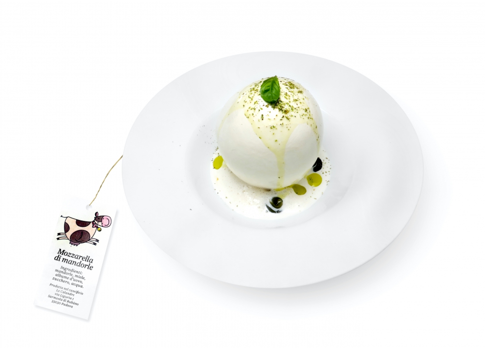 Galleria fotografica






Giorgio Damini, Damini & Affini, Arzignano (Vicenza)

La mia caesar salad - L'idea è sicuramente nata dopo le mie esperienze londinesi, quando ho scoperto come una salsa cambi completamante il gusto dell'insalata. Quindi ho cercato di esaltare tutti gli ingredienti dividendoli uno per uno, senza mescolare nulla, poi un pizzico di macelleria con la carne disidratata al posto del pollo e, dulcis in fundo, il pane di Eugenio Pol









Alessandro Dal Degan, La Tana, Asiago (Vicenza)

Crudo di anatra fiammeggiata, topinambur, foglie di faggio e sorbo dell'uccellatore - E' un piatto che per tonalita amaro-salate e per quelle dei colori è un simbolo della stagione fredda e della monocromia invernale. Un omaggio alla lentezza









Alessio Longhini, Stube Gourmet dell'hotel Europa, Asiago (Vicenza)

Riso carnaroli mantecato alla crema di topinambur, crudo di ricciola, caramello di birra stout, uova di salmone - Piatto che rispecchia le mie esperienze. Raccoglie gusti e consistenze diversi tra loro









Alfio Ghezzi, Locanda Margon, Trento

Non aglio e olio, non cacio e pepe, ma insolito Trentino - Spaghetti Monograno Felicetti, TrentoDoc Ferrari Perlé, Trentingrana e olio extravergine Garda Trentino Dop Uliva... Un piatto che nasce sulla suggestione di Bottura: «...ma siamo proprio sicuri che la tradizione sia rispettosa del territorio?». E che si sviluppa attraverso la tecnica dei due classici, aglio e olio e cacio e pepe, declinati però in chiave trentina









Giuliano Baldessari, Aqua Crua, Barbarano Vicentino (Vicenza)

Mungotto alle capesante, artemisia e argilla - Lo propongo perché offre un punto di vista diverso sul mondo del risotto. Il mungotto è il nome che ho dato al "risotto" fatto con i fagioli mung al posto del riso









Lionello Cera, Antica Osteria Cera, Campagna Lupia (Venezia)

Spaghettino freddo con cavolfiore, champagne rosé, scampo e ostrica - Un piatto che nasce dopo avere cotto il cavolfiore assieme ai gusci delle canocchie. Ho pensato di conferirgli acidità e ho fatto ridurre dello champagne con anice stellato. Poi scampo crudo battuto e un pezzo di ostrica per ricordare il mare in purezza









Nicola Dinato, Feva, Castelfranco Veneto (Treviso)

Risotto al broccolo di Bassano, cannocchie, mandarino, alici - "...with tangerine trees and broccoli skies..". Citiamo, modificandola, una frase del brano Lucy in the Skies with Diamonds, dei Beatles. Proponiamo l'italianità in un primo piatto invernale, che coglie spunti dal territorio limitrofo (il broccolo di Bassano del Grappa, le cannocchie della Laguna di Venezia), ma anche da altrove (i mandarini siciliani, la colatura di alici di Cetara). Il tutto unito da un grande riso, il Principato di Lucedio









Giuseppe D’Aquino, Oseleta, Cavaion Veronese (Verona)

Spaghetti al pomodoro del piennolo, burrata e scorza di limone – Un piatto che nella sua semplicità è diventato il must del ristorante Oseleta. Un piatto per il quale a detta di tanti vale la pena fare il viaggio









Riccardo Gaspari, El Brite de Larieto, Cortina d'Ampezzo (Belluno)

Spaghetto di montagna - Il profumo del bosco sfida la tradizione italiana in un semplice spaghetto aglio e olio









Donato Episcopo, La Corte dell'hotel Villa Abbazia, Follina (Treviso)

Mandorla di Toritto, composta di fichi “paradiso”, spugna all’alloro e gelato moka - Questo dessert nasce da un capriccio di mia mamma che, durante un mio viaggio, decise di mettermi di nascosto, in valigia, un vasetto di fichi secchi. Non so come fece a passare i controlli in aeroporto e comunque quando lo trovai fu una bella sorpresa. Mi ricordo che da ragazzo, quando andavo a casa delle zie o dei nonni, con il caffè offrivano dei fichi secchi con al centro una mandorla e un pezzettino di foglia di alloro (usanza della mia terra, che è il Salento)









Alberto Basso, 3Quarti, Grancona (Vicenza)

Risi e latte, miele, sfere di birra al lampone e ribes - Riso e latte è la tradizione, il cibo povero per eccellenza nelle nostre zone. Siamo partiti quindi da questo e dalla semplicità per sviluppare un dolce inusuale e per certi versi anche un po' estremo. Il riso viene cotto nel latte e mantecato col gorgonzola, per dare un po’ di sapidità, e miele del bosco di Rigoni di Asiago. Lo serviamo con lamponi disidratati, ribes e sfere di birra al lampone









Nicola Portinari, La Peca, Lonigo (Vicenza)

Anguilla in forno di braci con guava e tamarindo - L'anguilla è difficile da affrontare per la clientela a causa della sua grassezza. Quindi la sfida è creare un piatto da consigliare per poi ricevere complimenti e la conseguente voglia di mangiarlo di nuovo. Risulta croccante fuori e morbido dentro, con la guava che con la sua fresca tannicità doma la parte grassa dell'anguilla, mentre il tamarindo addolcisce e rende raffinato e vellutato il suo sapore rustico e leggermente terroso









Leandro Luppi, Vecchia Malcesine, Malcesine (Verona)

Raviolo aperto di spaghetti, lago e zafferano - Un chiaro omaggio al Marchesi del Raviolo aperto e allo Scabin dello spaghetto cotto in sottovuoto. In più, il mio lago









Lorenzo Cogo, El Coq, Marano Vicentino (Vicenza)

Ritorno alla sapidità - Alice sotto sale, rapa, dragoncello, kiwi fermentato, petali di carciofo e umibudo









Piergiorgio Siviero, Lazzaro 1915, Pontelongo (Padova)

Scam-pato verso i colli – Uno scampo di Chioggia tostato in saor, noce salata e tarassaco, chips di topinambur. Risalendo dalle valli di Chioggia lungo il Bacchiglione, il percorso tra storia e identità del mio territorio






