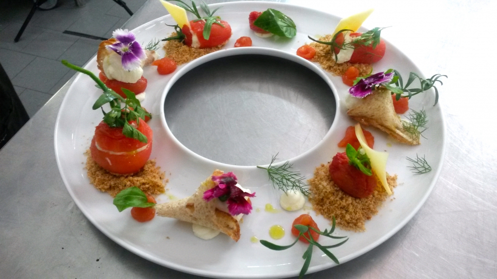 Galleria fotografica






Giuseppe Causarano, Locanda Gulfi, Chiaramonte Gulfi (Ragusa)

Palamita affumicata con foglie di vite, melagrana e azzeruole - Il piatto nasce dalle escursione sul letto del fiume Irminio, territorio sconosciuto e incontaminato che si addentra tra i Monti Iblei e sfocia a Donnalucata, dove poter raccogliere frutti, fiori e erbe selvatiche. Racconta la biodiversità di una terra fantastica come la Sicilia, lavorando uno dei pesci cosiddetti "poveri" come la palamita utilizzando dei prodotti dimenticati come le azzeruole. Il supporto del piatto disegnato da me e realizzato da un artigiano di Modica Giovanni Cerruto ricorda i ciottoli del fiume Irminio









Pino Cuttaia, La Madia, Licata (Agrigento)

Memoria visiva - E' il mio ricordo in una fetta di tonno rosso di Sicilia. Quando ero piccolo mio nonno, che era un ottimo cuoco, marinava con un po' di limone la paillard di vitello, prima di cuocerla. Faccio lo stesso col tonno, ma non lo cuocio anche se l'aspetto è simile, l'impressione della cottura è data proprio dalla marinatura. Se capita lascio che si trovi nel piatto anche il seme del limone: le mamme non si curavano mai se qualche seme cadeva nel piatto. Così presento la ricetta con una volontà evocativa di una quotidianità familiare, che è vita









Peppe Bonsignore, L’Oste e il Sacrestano, Licata (Agrigento)

Evoluzione di un'insalata di mare - Polpo cotto nel tè verde, seppia intagliata, gambero rosso di Licata il tutto servito su una crema di carote e un caramello di soia ottenuto dalla cottura dei cefalopodi. Ricordo che da bambino odiavo il polpo, fin quando mia mamma non decise di farlo con i sottaceti, dove primeggiava la carota, così iniziai ad assaggiarlo. Da quella memoria sono partito; così ho iniziato a lavorare sull'inserimento della carota. Tutto ebbe inizio nel 2009 e ogni anno modifichiamo la ricetta. Studiamo le cotture, aggiungiamo sempre qualche pesce, l’affumicatura del polpo viene fatta con ramoscelli di rosmarino secchi. La buccia di mandorla dona quel profumo di forno a legna che rievoca le nonne. Insomma oggi, nel 2016, dopo 7 anni, non diciamo mai che è una preparazione perfetta, perché è in continua evoluzione









Emanuele Russo, Le Lumìe, Marsala (Trapani)

Filetto di ombrina cotto a bassa temperatura con olio nuovo e miele di timo - Un piatto che unisce il gusto delicato del pesce alla dolcezza del miele e al piccante olio di Nocellara del Belice (la tradizione del pesce con l'innovazione della cottura a bassa temperatura)









Accursio Craparo, Accursio, Modica (Ragusa)

China su te - E' un divertimento che ammalia la vista prima di sorprendere il gusto: rompendo un bottone di seppia che racchiude il suo nero, restiamo ad ammirare la china che fluttua nel brodo di alghe, zenzero e tè nero, come nell'antica arte giapponese del suminagashi









Peppe Barone con Ninni Radicini, Fattoria delle Torri, Modica (Ragusa)

Sovrapposizioni autunnali di fava e fagiolo - Sovrapporre vuol dire in chiave compositiva la necessità, l'aspirazione di ogni essere umano di elevarsi, spingersi verso il cielo, in alto. D'altra parte congiungere due legumi di capitale importanza dà il senso del lavoro del cuoco, che è quello della sintesi di pensiero. Abbinarli alle erbe spontanee era una necessità oggi quasi obbligatoria. Il cuoco unisce sempre e mai separa









Corrado Assenza, Caffè Sicilia, Noto (Siracusa)

Prima che il sole scaldi - Un ragout di seppie e fave di cacao in salsa di broccolo viola, crema di peperoni grigliati. E poi due fili di ottima pasta. Concepito e realizzato col modo di fare di un pasticcere che lavora sul cibo pescando dolcezze e sapidità, costruendo consistenze e incroci con l'utilizzo di quanto la natura ci offre









Salvatore Vicari, Vicari, Noto (Siracusa)

Quaglia, rapa rossa e mela cotogna - Come in un bozzetto campestre ispirato al territorio di Noto, portiamo nel piatto un intero, piccolo ecosistema, che si muove dalle radici al cielo









Massimo Giaquinta, Cortile Arabo, Pachino (Siracusa)

Ostrica Porca - Da un pensiero "piccante" nasce questo piatto, un’ostrica dal mare alla terra, che racchiude l’eleganza della Sicilia. Tre sensazioni differenti ma inscindibili: passione, profumo e dolcezza. La passione trasposta dall'abbraccio tra ostrica e lardo di maialino nero dei Nebrodi, il profumo esaltato da menta peperita, erba citrica e polvere di arancia siciliana, la dolcezza viene sottolineata dalla confettura di gelso nero. Da gustare in un sol boccone - foto Rossana Brancato









Francesco Scarpulla, Brunaccini, Palermo

Ciacuni di patate e farina di tumminia con sparacelli (broccoletti siciliani), cozze, vongole e aria di mare - I ciacuni, gnocchi di patate simili a piccole “ciache” (ciottoli), rivisitazione di un grande classico della tradizione siciliana; la pasta coi frutti di mare con l’introduzione di un elemento terra, lo sparacello, e il tocco finale dellʼaria di mare, che rendono il piatto creativo e innovativo pur mantenendo i sapori tradizionali









Carmelo Trentacosti, Cuvée du Jour del Villa Igiea, Palermo

Triglia farcita con brunoise di verdurine, guazzetto di gamberi bianchi di nassa, crema di lattuga nostrana, bottarga di caviale Calvisius e cracker mediterraneo – E’ una “triglia in guazzetto”, versione moderna della triglia in umido alla messinese che facciamo in Sicilia









Gioacchino Gaglio, Gagini, Palermo

Baccalà profumato al miele di castagne Meli, ceci neri, germogli piccanti e castagne arrosto - Un piatto che racchiude i sapori e gli aromi della Sicilia d'inverno









Alberto Rizzo, Osteria dei Vespri, Palermo

Filetto di cavallo al ginepro, peperoni, patate, cipolla rossa e alici affumicate - Piatto che sintetizza le ispirazioni della mia cucina a cavallo fra le origini emiliane (la “vecchia di cavallo” della tradizione parmigiana) e le suggestioni del patrimonio di materie prime della ragione in cui sono nato (la Sicilia). Toni morbidi e sapidi che dialogano tra di loro in un connubio che realizza l’incontro intrigante fra mare e terra









Ciccio Sultano, Duomo, Ragusa

Pasta, zucca gialla sicula e mandorla pizzuta con ostrica - Una sublimazione del gusto, che racconta un territorio nell'incontro tra terra e mare









Claudio Ruta, La Fenice del Villa Carlotta, Ragusa

Ravioli di carote, scaglie di bottarga di tonno e brodo di pesce affumicato - Due pensieri. L’armonia perfetta nasce dai contrasti ben riusciti; l’equilibrio dei sapori, la materia prima e il rispetto della tradizione. Racconta un percorso di gusto che parte dalla tradizione per poi esaltare in un raffinato mix di verdure e pesce, l'eccellenza delle materie prime. Delicato ed essenziale









Vincenzo Candiano, Locanda Don Serafino, Ragusa

Filetto di mupa in un mare di verdure invernali - La Food Valley ragusana è così chiamata perché ha la fortuna di godere delle bontà che arrivano dal mare che ne bacia le coste, delle delizie ortofrutticole dalle pianure e vallate, dai generosi altopiani per gli ulivi, fino alle verdi e rigogliose alture più a Nord dei Monti iblei, da dove si cava pure qualche ottimo tartufo.In questa pietanza ho portato alcuni dei protagonisti invernali della tavola ragusana: carciofi, topinambur (patacche), cardo selvatico, broccoli e cavolfiori, bietole selvatiche, porro, tartrufo uncinato, il tutto sporcato, come fosse terra umida, dal “terriccio” di pane al nero di seppia bagnato d’olio extravergine. Li ho messi armoniosamente insieme, baciati dal mare rappresentato dall’acqua di cottura del cavolo rosso. A dominare su tutti la succulenta carne della “mupa”, oppure chiamatela occhione: a ogni forchettata la si potrà gustare con una verdura diversa









Andrea Macca, La Cucina di Donnacarmela, Riposto (Catania)

Pacchero sabbiato ripieno di ricotta, maggiorana e funghi porcini con croccante di ragusano dop - Una versione alternativa della pasta al forno, molto amata dai nostri clienti









Martina Caruso, Signum, Salina (Messina)

Tataki di tonno Alalunga in crosta di cuscus e bottarga, verdure aspre, miele di mandorlo e finocchietto selvatico - Questo piatto è stato pensato l'anno scorso dopo una richiesta della giornalista Roberta Schira per un progetto sul cuscus. Il piatto è stato proposto ad amici e addetti ai lavori durante il 2015 ma senza mai entrare in carta ufficialmente, cosa che intendo fare invece quest'anno, alla riapertura. Mentre facevo un viaggio in Marocco con la mia famiglia ho assaggiato vari tipi di cuscus... Verdure, pesce, carne e infine dolce. Mi sono detta: perché non farne una panatura di un prodotto ittico del mare di Salina, con pochi minuti di cottura in padella e un filo d'olio? Ed eccomi con questo piatto, studiato nella tradizione e dalla ricerca delle materie prime del mio territorio. Con l'aiuto di Filippo Drago dei Molini del Ponte, produttore di grani antichi siciliani nonché di cuscus, ho imparato a incocciare questo prodotto, da cucinare in maniera semplice e tradizionale. Poi ho sentito mia l'esigenza di provare diverse tecniche e abbinamenti alimentari... Salato, acido e dolce, questi tre elementi non dovevano mancare nel piatto, arricchito da consistenze e temperature differenti









Pietro D’Agostino, La Capinera, Taormina (Messina)

Insalata di palamita con patate schiacciate e verdurine all’Eoliana - Ecco, oggi mi esprimo così! E coloro di blu e argento ogni sapore e tutti i profumi di questa tavola. Vi presento l’equilibrata delizia del pesce azzurro di cui è ricco il nostro mare, la mia fantasia e il suo colore; contrasto e amore, delizia e virtù. Eppure il merito e tutto loro: delle verdure, della frutta da agricoltura biologica e dei pesci, così nobilmente vestiti blu sul dorso ed argentei sul ventre. E adesso con garbo e curiosità, deliziatevi di queste pesce, semplice e delicato, nutriente ed equilibrato






