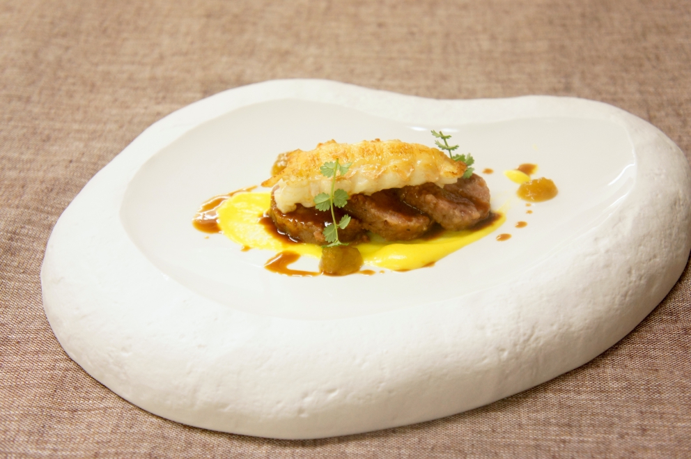 Galleria fotografica






Giorgio Damini, Damini & Affini, Arzignano (Vicenza)

La mia caesar salad - L'idea è sicuramente nata dopo le mie esperienze londinesi, quando ho scoperto come una salsa cambi completamante il gusto dell'insalata. Quindi ho cercato di esaltare tutti gli ingredienti dividendoli uno per uno, senza mescolare nulla, poi un pizzico di macelleria con la carne disidratata al posto del pollo e, dulcis in fundo, il pane di Eugenio Pol









Alessandro Dal Degan, La Tana, Asiago (Vicenza)

Crudo di anatra fiammeggiata, topinambur, foglie di faggio e sorbo dell'uccellatore - E' un piatto che per tonalita amaro-salate e per quelle dei colori è un simbolo della stagione fredda e della monocromia invernale. Un omaggio alla lentezza









Alessio Longhini, Stube Gourmet dell'hotel Europa, Asiago (Vicenza)

Riso carnaroli mantecato alla crema di topinambur, crudo di ricciola, caramello di birra stout, uova di salmone - Piatto che rispecchia le mie esperienze. Raccoglie gusti e consistenze diversi tra loro









Alfio Ghezzi, Locanda Margon, Trento

Non aglio e olio, non cacio e pepe, ma insolito Trentino - Spaghetti Monograno Felicetti, TrentoDoc Ferrari Perlé, Trentingrana e olio extravergine Garda Trentino Dop Uliva... Un piatto che nasce sulla suggestione di Bottura: «...ma siamo proprio sicuri che la tradizione sia rispettosa del territorio?». E che si sviluppa attraverso la tecnica dei due classici, aglio e olio e cacio e pepe, declinati però in chiave trentina









Giuliano Baldessari, Aqua Crua, Barbarano Vicentino (Vicenza)

Mungotto alle capesante, artemisia e argilla - Lo propongo perché offre un punto di vista diverso sul mondo del risotto. Il mungotto è il nome che ho dato al "risotto" fatto con i fagioli mung al posto del riso









Lionello Cera, Antica Osteria Cera, Campagna Lupia (Venezia)

Spaghettino freddo con cavolfiore, champagne rosé, scampo e ostrica - Un piatto che nasce dopo avere cotto il cavolfiore assieme ai gusci delle canocchie. Ho pensato di conferirgli acidità e ho fatto ridurre dello champagne con anice stellato. Poi scampo crudo battuto e un pezzo di ostrica per ricordare il mare in purezza









Nicola Dinato, Feva, Castelfranco Veneto (Treviso)

Risotto al broccolo di Bassano, cannocchie, mandarino, alici - "...with tangerine trees and broccoli skies..". Citiamo, modificandola, una frase del brano Lucy in the Skies with Diamonds, dei Beatles. Proponiamo l'italianità in un primo piatto invernale, che coglie spunti dal territorio limitrofo (il broccolo di Bassano del Grappa, le cannocchie della Laguna di Venezia), ma anche da altrove (i mandarini siciliani, la colatura di alici di Cetara). Il tutto unito da un grande riso, il Principato di Lucedio









Giuseppe D’Aquino, Oseleta, Cavaion Veronese (Verona)

Spaghetti al pomodoro del piennolo, burrata e scorza di limone – Un piatto che nella sua semplicità è diventato il must del ristorante Oseleta. Un piatto per il quale a detta di tanti vale la pena fare il viaggio









Riccardo Gaspari, El Brite de Larieto, Cortina d'Ampezzo (Belluno)

Spaghetto di montagna - Il profumo del bosco sfida la tradizione italiana in un semplice spaghetto aglio e olio









Donato Episcopo, La Corte dell'hotel Villa Abbazia, Follina (Treviso)

Mandorla di Toritto, composta di fichi “paradiso”, spugna all’alloro e gelato moka - Questo dessert nasce da un capriccio di mia mamma che, durante un mio viaggio, decise di mettermi di nascosto, in valigia, un vasetto di fichi secchi. Non so come fece a passare i controlli in aeroporto e comunque quando lo trovai fu una bella sorpresa. Mi ricordo che da ragazzo, quando andavo a casa delle zie o dei nonni, con il caffè offrivano dei fichi secchi con al centro una mandorla e un pezzettino di foglia di alloro (usanza della mia terra, che è il Salento)









Alberto Basso, 3Quarti, Grancona (Vicenza)

Risi e latte, miele, sfere di birra al lampone e ribes - Riso e latte è la tradizione, il cibo povero per eccellenza nelle nostre zone. Siamo partiti quindi da questo e dalla semplicità per sviluppare un dolce inusuale e per certi versi anche un po' estremo. Il riso viene cotto nel latte e mantecato col gorgonzola, per dare un po’ di sapidità, e miele del bosco di Rigoni di Asiago. Lo serviamo con lamponi disidratati, ribes e sfere di birra al lampone









Nicola Portinari, La Peca, Lonigo (Vicenza)

Anguilla in forno di braci con guava e tamarindo - L'anguilla è difficile da affrontare per la clientela a causa della sua grassezza. Quindi la sfida è creare un piatto da consigliare per poi ricevere complimenti e la conseguente voglia di mangiarlo di nuovo. Risulta croccante fuori e morbido dentro, con la guava che con la sua fresca tannicità doma la parte grassa dell'anguilla, mentre il tamarindo addolcisce e rende raffinato e vellutato il suo sapore rustico e leggermente terroso









Leandro Luppi, Vecchia Malcesine, Malcesine (Verona)

Raviolo aperto di spaghetti, lago e zafferano - Un chiaro omaggio al Marchesi del Raviolo aperto e allo Scabin dello spaghetto cotto in sottovuoto. In più, il mio lago









Lorenzo Cogo, El Coq, Marano Vicentino (Vicenza)

Ritorno alla sapidità - Alice sotto sale, rapa, dragoncello, kiwi fermentato, petali di carciofo e umibudo









Piergiorgio Siviero, Lazzaro 1915, Pontelongo (Padova)

Scam-pato verso i colli – Uno scampo di Chioggia tostato in saor, noce salata e tarassaco, chips di topinambur. Risalendo dalle valli di Chioggia lungo il Bacchiglione, il percorso tra storia e identità del mio territorio









Massimiliano Alajmo, Le Calandre, Rubano (Padova)

Mozzarella di mandorle - Una finta mozzarella di pasta cotta di zucchero, miele e albume soffiato come uno zucchero filato, senza l’utilizzo di coloranti o altri elementi artificiali. La ricostruzione olfattiva del piatto rimanda a una vera mozzarella per la presenza dell’acqua, dell’olio extra vergine di oliva, dell’origano e dei canditi vegetali. Ironia e immaginazione per travestire la mandorla e proiettarla in un’altra dimensione, per far riscoprire in pochi istanti una sensazione lattico-tattile-olfattiva e visiva in un dolce che non contiene nemmeno una goccia di latte – foto Bob Noto









Pierchristian Zanotto, Gambrinus, San Polo di Piave (Treviso)

Gamblù – E’ il nostro "blu" vegetale affinato in bacche di uva rabosa bio, sedano rapa e pane al pepe rosa. Seguendo il nostro percorso di cucina etica e responsabile, senza rinunciare alla golosità dei grandi formaggi









Oliver Piras e Alessandra del Favero, Aga dell'hotel Villa Trieste, San Vito di Cadore (Belluno)

Linguine, mirtilli, luppolo e salsiccia di manzo cruda - Abbiamo ricreato con due varietà di mirtilli diverse lo stesso ph del pomodoro e il condimento ricorda il classico sugo alla campidanese delle mie zone d'origine









Fabrizia Meroi, Laite, Sappada (Belluno)

Piatto del Piave - Salmerino leggermente marinato, yogurt alla camomilla di fiume, salsa di patate dolci e olio al crescione, meringhe all'alga spirulina e caramella effervescente.
Il piatto è dedicato al fiume che nasce a Sappada. Nel 2015 ricorreva inoltre il centenario della Prima Guerra Mondiale, evento storico che ha visto protagonista proprio il Piave









Corrado Fasolato, Spinachile Resort, Schio (Vicenza)

Filetto di Triglia con iceberg di ortaggi invernali e moka ai germogli di bosco - È una triglia cotta a bassa temperatura e poi messa su degli iceberg di ortaggi (frullati di verdure sifonati a -40°) e un brodo denso di gallina. Il tutto va irrorato con un’estratto di germogli di piante di bosco profumato con riccioli freschi di legno di castagno. Il calore scioglie gli iceberg e il tutto si trasforma quasi in un passato di verdure









Andrea Stella, Dalla Libera, Sernaglia della Battaglia (Treviso)

Gnocchi di patate soffiati con acciuga di Cetara e puntarelle - Già mia zia Libera circa cinquant'anni preparava ottimi gnocchi; così io ho deciso di riproporli in forma e consistenze nuove. Vengono soffiati in forno, mentre la base viene realizzata con l'acciuga di Cetara che per sua caratteristica è meno salata delle altre. La croccantezza viene data dalle puntarelle









Michele Cella, Basilico Tredici, Treviso

Riso, carbone, baccalà e “saor” - Sono particolarmente legato a questo piatto in quanto è stato premiato come miglior ricetta alla sesta edizione del Festival Triveneto del Baccalà - Trofeo Tagliapietra, vincendo così la manifestazione gastronomica itinerante che quest'anno ha raccolto 28 ristoranti tra Veneto, Friuli Venezia Giulia e Trentino Alto Adige e che rappresenta l’evento simbolo ed esemplare della passione per il baccalà in cui gli chef e le loro brigate si sfidano per ideare “la migliore ricetta innovativa”. Sono particolarmente legato a questo piatto anche perché rappresenta in pieno il mio concetto di cucina, in quanto ci sono prodotti che amo del mio territorio. Rispecchia la mia chiave di lettura della tradizione – foto Tobia Berti









Francesco Brutto, Undicesimo Vineria, Treviso

Riso acido - Si tratta semplicemente di un riso cotto nel succo di melograno fermentato e poi condito con tre polveri: di frutti di bosco, di karkadè e di buccia di chulo key lime bruciato. La cosa interessante per me sono le diverse acidità che lo compongono, nettamente differenti, e tutte riconoscibili: dall'acido-dolce del melograno, all'acido-amaro della polvere di limone. Gli ingredienti sono tutti autoprodotti: il limone è una piantina che mi è stata regalata da un amico di ritorno dalla Florida e che ora sta nel giardino del ristorante; i frutti di bosco sono stati raccolti quest'estate a casa mia, dove mia mamma ha coltivato anche un paio di piante di karkadè; i melograni vengono dal giardino di un nostro cameriere









Alessandro Intini, Nidaba, Montebelluna (Treviso)

Verdure alla griglia, purea di zucca e miso, gel al sakè, cavolo nero, spinacio fritto - Non c'è niente di più semplice del nutrirsi della terra, non c’è niente di più difficile del nutrirsi di essa









Andrea Asoli, Serena Baiano, Michelangelo Doria, Sabina Joksimovic, Venissa, Venezia

Pazzi "a' …mare" - Ruotepazze Benedetto Cavalieri, frutti di mare, acqua di datterini e sabbia di corallo. I frutti di mare cambiano texture, diventano gel e vanno a riempire le ruote che sono mantecate con l’acqua dei molluschi. Un’esplosione di mare in un boccone









Giancarlo Perbellini, Casa Perbellini, Verona

Quaglia affumicata, pomodori confit, carciofi, pistacchi e crema di Grana Padano - Presente nella prima carta del 2016, grande successo del 2015, è il piatto del nuovo corso di Casa Perbellini che ha riscosso lodi da tutta la clientela e che manterremo finché sarà stagione di carciofi









Italo Bassi, Confusion Lounge, Verona

Salmone in guacamole avvolto in carta di riso, con gelatina di ponzu, mandorle tostate, ikurae e leche di tigre al mango - Interpretazione oltre confine di una semplice tartare di salmone. Oriente e Centro America si uniscono in un unico piatto









Matteo Rizzo, Il Desco, Verona

Merluzzo nero e le sue trippe alla parmigiana - Lo propongo per il legame che ha con la storia della mia famiglia. E' espressione delle mie esperienze e idee









Simone Lugoboni, Oste Scuro, Verona

Astice bretone al vapore su crema e chips di topinambur con profumo d'arancio - Piatto stagionale (topinambur e arancio) che rivaluta l'astice bretone o blu (un'altra marcia a confronto col canadese) e che mi ricorda il mio periodo lavorativo trascorso da giovane in Francia









Norbert Niederkofler, St. Hubertus del Rosa Alpina, Badia (Bolzano)

Lumache con radice di prezzemolo, broccolo selvatico e riso venere - L’idea di questo piatto? Slow down a little bit in our life: ci sono tante cose belle da vedere e da vivere, perciò ci dovremmo prendere del tempo per poter apprezzare questi momenti. Il concetto di Cook the Mountain è sempre più forte nel nostro lavoro e ora con l’arrivo di Care's completiamo questo con il lavoro per un domani di sostenibilità, educazione, formazione. Questi sono i pensieri del nostro futuro - foto Daniel Töchterle









Giorgio Schifferegger, Valier dell'hotel Four Points, Bolzano

Polpo, fregola e cren – Ossia il mio polpo vestito di gulash









Federico Belluco, Dopolavoro Dining Room, Venezia

Crudo di ricciola con emulsione di cozze al "gratin" - Questo piatto è nato per richiamare uno dei più grandi classici della cucina marinara italiana, le cozze al gratin dei bacari veneziani. In questa reinterpretazione però, diventano il condimento del nostro crudo. Dalle cozze infatti si ottiene una salsa che fungerà da dressing per la ricciola, sprigionando una serie di sapori marini. Il tutto viene finito con briciole di pane fritto al prezzemolo (in ricordo ancora più accentuato del gratin), salicornia, lattuga di mare e caviale di lime









Alessandro Gilmozzi, El Molin, Cavalese (Trento)

Tosella, sarde di lago, betulla, acetosella e lichene bianco - L’idea è quella di dare valore a un formaggio di primo caglio. Viene sposato con betulla candita, gelato alle sarde di lago e sferificazione di estratto di acetosella. Per finire il lichene bianco, che con i suoi sentori di fungo e di terra dolomitica rende magico l’insieme









Martin Obermarzoner, Jasmin dell'hotel Bischofhof, Chiusa (Bolzano)

Tonno rosso Balfego e torchione di foie gras de canarde - Il mitico piatto dell’ancora più mitica Anne-Sophie Pic. L’ho mangiato da lei e mi è talmente rimasto in mente da volerne pensare un omaggio da parte mia. Dunque quel piatto, reinterpretato da noi









Chris Oberhammer, Tilia, Dobbiaco (Bolzano)

Cervo nostrano affumicato con tortino di polenta e funghi, rape rosse al vino rosso - E' il piatto che mi sta più a cuore, dato che richiama alcune tradizioni della mia zona, l'uso della selvaggina in cucina e l'affumicatura, penso allo speck









Enrico Croatti, Dolomieu del DV Chalet, Madonna di Campiglio (Trento)

Turanici alle canocchie e rosole - Il ricordo dei classici maccheroncini alle canocchie che si mangiano in riviera romagnola... Le rosole, erba selvatica che si usa cruda leggermente marinata con sale e olio per fare i classici cassoni romagnoli... La scoperta del turanico, un grano antico dimenticato... La vera semplicità supportata dall'anima e da una storia gastronomica che non avrà mai fine









Alessandro Bellingeri, Osteria de l'Acquarol, Panchià (Trento)

L’espressione del Temolo: crudo, cotto e marinato - Con questo piatto ho voluto ricreare una grigliata tra i boschi dopo una giornata di pesca






