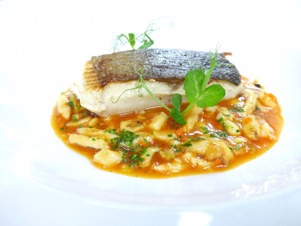 Galleria fotografica






Giorgio Damini, Damini & Affini, Arzignano (Vicenza)

La mia caesar salad - L'idea è sicuramente nata dopo le mie esperienze londinesi, quando ho scoperto come una salsa cambi completamante il gusto dell'insalata. Quindi ho cercato di esaltare tutti gli ingredienti dividendoli uno per uno, senza mescolare nulla, poi un pizzico di macelleria con la carne disidratata al posto del pollo e, dulcis in fundo, il pane di Eugenio Pol









Alessandro Dal Degan, La Tana, Asiago (Vicenza)

Crudo di anatra fiammeggiata, topinambur, foglie di faggio e sorbo dell'uccellatore - E' un piatto che per tonalita amaro-salate e per quelle dei colori è un simbolo della stagione fredda e della monocromia invernale. Un omaggio alla lentezza









Alessio Longhini, Stube Gourmet dell'hotel Europa, Asiago (Vicenza)

Riso carnaroli mantecato alla crema di topinambur, crudo di ricciola, caramello di birra stout, uova di salmone - Piatto che rispecchia le mie esperienze. Raccoglie gusti e consistenze diversi tra loro









Alfio Ghezzi, Locanda Margon, Trento

Non aglio e olio, non cacio e pepe, ma insolito Trentino - Spaghetti Monograno Felicetti, TrentoDoc Ferrari Perlé, Trentingrana e olio extravergine Garda Trentino Dop Uliva... Un piatto che nasce sulla suggestione di Bottura: «...ma siamo proprio sicuri che la tradizione sia rispettosa del territorio?». E che si sviluppa attraverso la tecnica dei due classici, aglio e olio e cacio e pepe, declinati però in chiave trentina









Giuliano Baldessari, Aqua Crua, Barbarano Vicentino (Vicenza)

Mungotto alle capesante, artemisia e argilla - Lo propongo perché offre un punto di vista diverso sul mondo del risotto. Il mungotto è il nome che ho dato al "risotto" fatto con i fagioli mung al posto del riso









Lionello Cera, Antica Osteria Cera, Campagna Lupia (Venezia)

Spaghettino freddo con cavolfiore, champagne rosé, scampo e ostrica - Un piatto che nasce dopo avere cotto il cavolfiore assieme ai gusci delle canocchie. Ho pensato di conferirgli acidità e ho fatto ridurre dello champagne con anice stellato. Poi scampo crudo battuto e un pezzo di ostrica per ricordare il mare in purezza









Nicola Dinato, Feva, Castelfranco Veneto (Treviso)

Risotto al broccolo di Bassano, cannocchie, mandarino, alici - "...with tangerine trees and broccoli skies..". Citiamo, modificandola, una frase del brano Lucy in the Skies with Diamonds, dei Beatles. Proponiamo l'italianità in un primo piatto invernale, che coglie spunti dal territorio limitrofo (il broccolo di Bassano del Grappa, le cannocchie della Laguna di Venezia), ma anche da altrove (i mandarini siciliani, la colatura di alici di Cetara). Il tutto unito da un grande riso, il Principato di Lucedio









Giuseppe D’Aquino, Oseleta, Cavaion Veronese (Verona)

Spaghetti al pomodoro del piennolo, burrata e scorza di limone – Un piatto che nella sua semplicità è diventato il must del ristorante Oseleta. Un piatto per il quale a detta di tanti vale la pena fare il viaggio









Riccardo Gaspari, El Brite de Larieto, Cortina d'Ampezzo (Belluno)

Spaghetto di montagna - Il profumo del bosco sfida la tradizione italiana in un semplice spaghetto aglio e olio









Donato Episcopo, La Corte dell'hotel Villa Abbazia, Follina (Treviso)

Mandorla di Toritto, composta di fichi “paradiso”, spugna all’alloro e gelato moka - Questo dessert nasce da un capriccio di mia mamma che, durante un mio viaggio, decise di mettermi di nascosto, in valigia, un vasetto di fichi secchi. Non so come fece a passare i controlli in aeroporto e comunque quando lo trovai fu una bella sorpresa. Mi ricordo che da ragazzo, quando andavo a casa delle zie o dei nonni, con il caffè offrivano dei fichi secchi con al centro una mandorla e un pezzettino di foglia di alloro (usanza della mia terra, che è il Salento)









Alberto Basso, 3Quarti, Grancona (Vicenza)

Risi e latte, miele, sfere di birra al lampone e ribes - Riso e latte è la tradizione, il cibo povero per eccellenza nelle nostre zone. Siamo partiti quindi da questo e dalla semplicità per sviluppare un dolce inusuale e per certi versi anche un po' estremo. Il riso viene cotto nel latte e mantecato col gorgonzola, per dare un po’ di sapidità, e miele del bosco di Rigoni di Asiago. Lo serviamo con lamponi disidratati, ribes e sfere di birra al lampone









Nicola Portinari, La Peca, Lonigo (Vicenza)

Anguilla in forno di braci con guava e tamarindo - L'anguilla è difficile da affrontare per la clientela a causa della sua grassezza. Quindi la sfida è creare un piatto da consigliare per poi ricevere complimenti e la conseguente voglia di mangiarlo di nuovo. Risulta croccante fuori e morbido dentro, con la guava che con la sua fresca tannicità doma la parte grassa dell'anguilla, mentre il tamarindo addolcisce e rende raffinato e vellutato il suo sapore rustico e leggermente terroso









Leandro Luppi, Vecchia Malcesine, Malcesine (Verona)

Raviolo aperto di spaghetti, lago e zafferano - Un chiaro omaggio al Marchesi del Raviolo aperto e allo Scabin dello spaghetto cotto in sottovuoto. In più, il mio lago









Lorenzo Cogo, El Coq, Marano Vicentino (Vicenza)

Ritorno alla sapidità - Alice sotto sale, rapa, dragoncello, kiwi fermentato, petali di carciofo e umibudo









Piergiorgio Siviero, Lazzaro 1915, Pontelongo (Padova)

Scam-pato verso i colli – Uno scampo di Chioggia tostato in saor, noce salata e tarassaco, chips di topinambur. Risalendo dalle valli di Chioggia lungo il Bacchiglione, il percorso tra storia e identità del mio territorio









Massimiliano Alajmo, Le Calandre, Rubano (Padova)

Mozzarella di mandorle - Una finta mozzarella di pasta cotta di zucchero, miele e albume soffiato come uno zucchero filato, senza l’utilizzo di coloranti o altri elementi artificiali. La ricostruzione olfattiva del piatto rimanda a una vera mozzarella per la presenza dell’acqua, dell’olio extra vergine di oliva, dell’origano e dei canditi vegetali. Ironia e immaginazione per travestire la mandorla e proiettarla in un’altra dimensione, per far riscoprire in pochi istanti una sensazione lattico-tattile-olfattiva e visiva in un dolce che non contiene nemmeno una goccia di latte – foto Bob Noto









Pierchristian Zanotto, Gambrinus, San Polo di Piave (Treviso)

Gamblù – E’ il nostro "blu" vegetale affinato in bacche di uva rabosa bio, sedano rapa e pane al pepe rosa. Seguendo il nostro percorso di cucina etica e responsabile, senza rinunciare alla golosità dei grandi formaggi









Oliver Piras e Alessandra del Favero, Aga dell'hotel Villa Trieste, San Vito di Cadore (Belluno)

Linguine, mirtilli, luppolo e salsiccia di manzo cruda - Abbiamo ricreato con due varietà di mirtilli diverse lo stesso ph del pomodoro e il condimento ricorda il classico sugo alla campidanese delle mie zone d'origine









Fabrizia Meroi, Laite, Sappada (Belluno)

Piatto del Piave - Salmerino leggermente marinato, yogurt alla camomilla di fiume, salsa di patate dolci e olio al crescione, meringhe all'alga spirulina e caramella effervescente.
Il piatto è dedicato al fiume che nasce a Sappada. Nel 2015 ricorreva inoltre il centenario della Prima Guerra Mondiale, evento storico che ha visto protagonista proprio il Piave









Corrado Fasolato, Spinachile Resort, Schio (Vicenza)

Filetto di Triglia con iceberg di ortaggi invernali e moka ai germogli di bosco - È una triglia cotta a bassa temperatura e poi messa su degli iceberg di ortaggi (frullati di verdure sifonati a -40°) e un brodo denso di gallina. Il tutto va irrorato con un’estratto di germogli di piante di bosco profumato con riccioli freschi di legno di castagno. Il calore scioglie gli iceberg e il tutto si trasforma quasi in un passato di verdure









Andrea Stella, Dalla Libera, Sernaglia della Battaglia (Treviso)

Gnocchi di patate soffiati con acciuga di Cetara e puntarelle - Già mia zia Libera circa cinquant'anni preparava ottimi gnocchi; così io ho deciso di riproporli in forma e consistenze nuove. Vengono soffiati in forno, mentre la base viene realizzata con l'acciuga di Cetara che per sua caratteristica è meno salata delle altre. La croccantezza viene data dalle puntarelle









Michele Cella, Basilico Tredici, Treviso

Riso, carbone, baccalà e “saor” - Sono particolarmente legato a questo piatto in quanto è stato premiato come miglior ricetta alla sesta edizione del Festival Triveneto del Baccalà - Trofeo Tagliapietra, vincendo così la manifestazione gastronomica itinerante che quest'anno ha raccolto 28 ristoranti tra Veneto, Friuli Venezia Giulia e Trentino Alto Adige e che rappresenta l’evento simbolo ed esemplare della passione per il baccalà in cui gli chef e le loro brigate si sfidano per ideare “la migliore ricetta innovativa”. Sono particolarmente legato a questo piatto anche perché rappresenta in pieno il mio concetto di cucina, in quanto ci sono prodotti che amo del mio territorio. Rispecchia la mia chiave di lettura della tradizione – foto Tobia Berti









Francesco Brutto, Undicesimo Vineria, Treviso

Riso acido - Si tratta semplicemente di un riso cotto nel succo di melograno fermentato e poi condito con tre polveri: di frutti di bosco, di karkadè e di buccia di chulo key lime bruciato. La cosa interessante per me sono le diverse acidità che lo compongono, nettamente differenti, e tutte riconoscibili: dall'acido-dolce del melograno, all'acido-amaro della polvere di limone. Gli ingredienti sono tutti autoprodotti: il limone è una piantina che mi è stata regalata da un amico di ritorno dalla Florida e che ora sta nel giardino del ristorante; i frutti di bosco sono stati raccolti quest'estate a casa mia, dove mia mamma ha coltivato anche un paio di piante di karkadè; i melograni vengono dal giardino di un nostro cameriere









Alessandro Intini, Nidaba, Montebelluna (Treviso)

Verdure alla griglia, purea di zucca e miso, gel al sakè, cavolo nero, spinacio fritto - Non c'è niente di più semplice del nutrirsi della terra, non c’è niente di più difficile del nutrirsi di essa









Andrea Asoli, Serena Baiano, Michelangelo Doria, Sabina Joksimovic, Venissa, Venezia

Pazzi "a' …mare" - Ruotepazze Benedetto Cavalieri, frutti di mare, acqua di datterini e sabbia di corallo. I frutti di mare cambiano texture, diventano gel e vanno a riempire le ruote che sono mantecate con l’acqua dei molluschi. Un’esplosione di mare in un boccone









Giancarlo Perbellini, Casa Perbellini, Verona

Quaglia affumicata, pomodori confit, carciofi, pistacchi e crema di Grana Padano - Presente nella prima carta del 2016, grande successo del 2015, è il piatto del nuovo corso di Casa Perbellini che ha riscosso lodi da tutta la clientela e che manterremo finché sarà stagione di carciofi









Italo Bassi, Confusion Lounge, Verona

Salmone in guacamole avvolto in carta di riso, con gelatina di ponzu, mandorle tostate, ikurae e leche di tigre al mango - Interpretazione oltre confine di una semplice tartare di salmone. Oriente e Centro America si uniscono in un unico piatto






