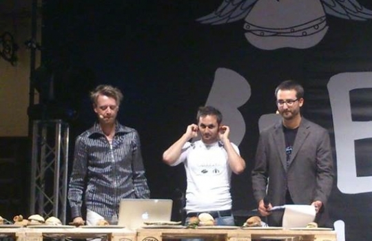 Galleria fotograficaFabio Pisani di Aimo e Nadia e il suo partner della rassegna, Davide Longoni del panificio LongoniPer Pisani e Longoni, un'apprezzatissima Rosetta di Petra con cicerchie, ciocriette selvatiche e ricotta marzoticaMarco Valletta dell'Accademia del pane e Maria Grazia Attolini della Dolcetteria di Rimini. Per loro Tondo morbido di glutin&ograve; all'origano con polpa di trota del Sile e zucchine marinate all'agretto&nbsp;(foto Sarah Scaparone)Aurora Mazzucchelli del ristorante Marconi di Sasso Marconi (Bologna) era in coppia con Massimo Vitali del panificio Vitali di Cesenatico (Forl&igrave;-Cesena)Per loro anche un insolito tocco di cioccolato tra due fette di Ciabattina di Petra con fiocchi di germe di grano, ripiene anche di formaggio ragusano, origano sicliano e olive fresche. Rievocazione di memorie d'infanzia per la MazzucchelliSimone Padoan de I Tigli di San Bonifacio (Verona) era in tandem con Pietro Freddi dell'omonima forneria di Casto (Brescia)Per loro, un Tondo morbido di Petra con farina di piselli germinati con tonno, ruchetta, cipolla in carpione, alga nori e yogurt alla senape. Un hot dog di tonno, insomma, quello di Padoan/Freddi, giocato sul concetto di "maiale del mare"Marco Stabile dell'Ora d'Aria di Firenze e Alessio Cecchi dell'Antico Forno Bacci di Campi Bisenzio (Firenze)Stabile/Cecchi: Ciabattina di Petra, mortadella di Prato, cavolo cappuccio, pecorino marzolino, scorza di lime e ketchup di peperoni (foto Sarah Scaparone)Lionello Cera dell'Antica Osteria Cera di Campagna Lupia (Venezia), in coppia con Nicola Trentin de Le Delizie del Grano di Cittadella (Padova)Alessandro Spoto di Voglia di Pane (Torino) ed Eugenio Roncoroni de Al Mercato di Milano. Per loro una Piadina di farina di grano saraceno germinato (brick 1240) con fegatini di pollo, lattuga, senape e salsa tailandese piccante agrodolcePiazza Maggiore, salotto estenseUn panino fusion nord-sud: Pagnottina cafona di Petra con capocollo e mozzarella di bufala campana Dop. L'hanno assemblato assieme Raffaele Vitale di Casa del Nonno 13 (Mercato San Severino, Salerno) e Paolo Piantoni del Panificio El Forner di BresciaFabio Pisani di Aimo e Nadia e Andrea Paternoster, la mente di Mieli Thun, ora alle prese anche con un aceto di miele al rosmarinoTondo di Petra con farina di piselli germinati, ripieno di panzia di maiale, pomodoro datterino, cipolla di Tropea e senape di Giorgio e Gianpietro Damini di Damini e Affini, in coppia con Matteo Piffer del Panificio Moderno di Isera (Trento) (foto Sarah Scaparone)C'era anche un panino vegano (non col seitan). L'hanno firmato Lello Ravagnan della Pizzeria Grigoris di Asseggiano (Venezia) e Luca Scarcella de Il Forno dell'Angolo di Torino: Tondo morbido di Petra con farina di piselli germinati (Brick 1150), ceci, lenticchie e peperone in maionese vegetale (foto Sarah Scaparone)La Rosetta di Petra con farina di grano saraceno germinato con costine di maiale, melanzane e patate al vapore dei fratelli Nicola e Luigi Portinari della Peca di Lonigo (Vicenza) con Giuseppe Vicentini del Panificio Vicentini di Maragnole)Il Tondo morbido con ricotta gelata, scaglie di pistacchio e profumo d'agrumi. Un gettonatissimo panino/dessert firmato da Pina Toscani del Progetto Sunread di Mestre (Venezia) e Alessandro Lunardi di Nuvola Rossa a Brugine (Padova)