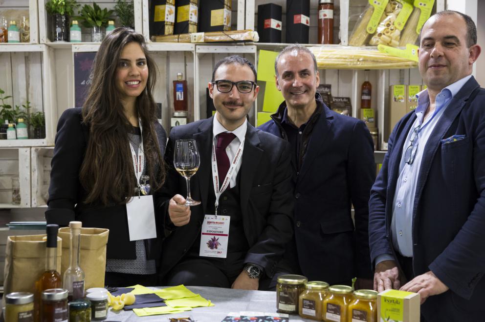 Galleria fotografica






Dispensa

Dispensa – Generi Alimentari & Generi Umani è il magazine italiano indipendente e da collezione dedicato al cibo, creato da Martina Liverani. In Dispensa le storie dei generi alimentari si intersecano a quelle dei generi umani dando vita a originali racconti fatti di parole e immagini. Un progetto controcorrente che in epoca digitale, grazie alla bellezza tattile di un prodotto editoriale antico, invita il lettore a riprendersi il tempo da dedicare alle cose belle. «Non potevamo mancare a questo grande evento, è un’occasione imperdibile non solo a livello di contatti ma anche perché ci offre una full immersion tra le eccellenze della gastronomia»









Italia Squisita 

ItaliaSquisita è il network b2b di riferimento per chi ama la ristorazione e l’accoglienza di alta gamma. Non è voluta mancare all'appuntamento con Identità Milano 2017









James 1599 

Debutto avventuroso nell'alta cucina a Identità Golose del brand James 1599. L'equipaggio, che muove i suoi passi dall'antica Compagnia Inglese delle Indie Orientali, ha portato in scena le sue spezie, i suoi sali dal mondo e le erbe aromatiche. Prodotti di alta qualità, attentamente ricercati e con un packaging all'altezza delle aspettative. Polveri impalpabili, semi aromatici, erbe disidratate, gemme marine e vulcaniche, magnifici pepi e non solo sono stati annusati e assaporati durante il congresso, assieme a golose frolle aromatizzate con la miscela di curry dolce She's My Curry creata ad hoc









Joaquin 

Per la prima volta a Identità Milano, l’azienda vitivinicola irpina Joaquin ha presentato il progetto Joaquin Dall’Isola, che le ha permesso di salvare i pochissimi quintali di uva dell’isola di Capri, prodotti da piccoli vigneti coltivati a varietà Greco, Falanghina, Biancolella, e quella che dai contadini del posto è chiamata “Ciunchesa”. Da Capri, nel 2009, sono state prodotte circa 800 Magnum, mentre nel 2010 sono state realizzate circa 2000 bottiglie. A queste si aggiunge il Vino Rosato 2012, da uve Guarnaccia e Piedirosso, un piccolo gioiello enologico di sole 68 bottiglie









Kai 

Durante tutto il congresso allo spazio espositivo di Coltelleria Kai abbiamo fatto un viaggio in Oriente con sfilettature del pesce con tecnica giapponese, decorazioni con verdure e confezionamenti di sushi e sashimi









Koppert Cress

 Koppert Cress è costantemente alla ricerca di ingredienti naturali innovativi, che permettano agli chef di aumentare il gusto e l’aroma dei loro piatti e di migliorarne la presentazione. «Siamo produttori di colori e gli chef sono i nostri pittori» ci ha spiegato Enrico Zallot. Una vasta rete internazionale di biologi, di esperti nel settore dei vegetali e di gastronomi fornisce un flusso continuo di prodotti, che soddisfa i requisiti culinari sempre più elevati di ristoranti sparsi ovunque nel mondo









Longino & Cardenal

Longino & Cardenal continua il percorso alla base del suo successo: la costante ricerca di cibi rari e preziosi. E' stato accompagnato da due nuovi partner: Pariani, un’azienda piemontese nata come produttrice di Olio di Nocciola, e Tartuflanghe, insignita da anni del titolo “Eccellenza Artigiana” dalla Regione Piemonte. Lo stand ha visto la presenza dello chef basco Senèn González che ha deliziato i visitatori proponendo le innovative lamine di patata disidratata e bacon ripiene di tuorlo d’uovo. All’interno della Longino Vip Lounge, chef e visitatori della manifestazione hanno potuto apprezzare alcuni finger food realizzati dalle giovani e sapienti mani del company chef aziendale, rigorosamente con prodotti commercializzati da Longino & Cardenal. Anche Andrea Larossa, chef del ristorante Larossa ad Alba, ha presentato una versione finger dei suoi piatti a base di prodotti Tartuflanghe. E ancora: plancton marino Veta La Palma; pane Triticum che ha nobilitato il pane precotto e surgelato; i fiori e le erbe eduli dell’azienda alto-atesina Alpin Herbs; il tonno rosso del mediterraneo Balfegò, il baccalà dissalato Giraldo e, non da ultimo, il gambero rosso di Mazara del Vallo di Don Gambero









Macelleria Zivieri e Zivieri Tartufi

In linea con il tema del congresso, Macelleria Zivieri Massimo e Zivieri Tartufi hanno animato il proprio stand con il meglio della loro produzione. Battute al coltello di bovino e cervo affiancate dal tartufo nero pregiato, toast con prosciutto cotto di Mora Romagnola, crostini con patè fegato di pollo allevato a terra e funghi galletti, degustazioni di salame Montanaro di Mora Romagnola recentemente nominato il miglior salame in Italia, tagliata di capriolo e mini hamburger di selvaggina con tartufo bianchetto. Valore delle aziende protagoniste è l'attenzione verso prodotti naturali, a completa disposizione di una ristorazione attenta e scrupolosa, secondo filiere di produzione uniche in Italia









Manicardi 

Manicardi ha portato a Identità Milano due eccellenze enogastronomiche dell’Emilia Romagna: Lambrusco e Aceto Balsamico di Modena. In degustazione: Lambrusco Grasparossa di Castelvetro DOC “Vigna Cà del Fiore”, Spumante Brut Rosè “Fabula”, Aceto Balsamico Tradizionale di Modena DOP Extra Vecchio, Aceto Balsamico di Modena IGP “Nero Elisir”, Aceto Balsamico di Modena IGP “Nero Elisir Gold” e Aceto Balsamico di Modena IGP “5 Scudi”.









Masseria Schinosa

Nella Masseria Schinosa da oltre trecento anni si fa olio extravergine di oliva con amore per la terra e per gli oltre 28.000 secolari olivi pugliesi. Gli oliveti sono condotti con le più moderne tecniche colturali e nella produzione del loro olio extra vergine di oliva si incontrano e si fondono tradizione e innovazione






