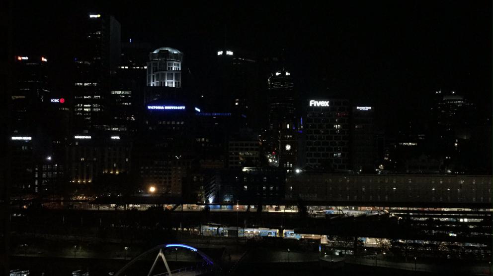 Galleria fotografica






Con l'aereo che sarebbe atterrato all'aeroporto di Melbourne alle 4.20 del mattino di martedì 4 aprile, ha fatto davvero piacere entrare della stanza 1729 del Langham Hotel lungo la South Bank del fiume Yarra e trovarvi della frutta fresca






