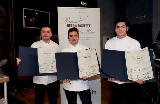 Galleria fotograficaIl Teatro del Gusto, al terzo piano della Citt&agrave; del Gusto del Gambero Rosso a Roma, Il teatro ha ospitato la finale della prima edizione del Premio Birra Moretti Grand Cru.Paolo MarchiFederico de Cesare Viola, giornalista, e Alessandra Medolago, titolare di Cantiere di Comunicazione.Alberto Rini con la sua assistente
&nbsp;La Pasta e fagioli di Alberto Rini
&nbsp;Giovanni Sorrentino con il suo assistente
&nbsp;Il Tiramis&ugrave; di Antonio Cuomo
&nbsp;Baccal&agrave; confit in grasso d'oca con mostarda di zucca al cren e laccatura di Birra Moretti Gran Cru di Daniele Zennaro
&nbsp;Giuliano BaldessariIl Carpaccio di manzo al ginepro di Giuliano BaldessariIl Ghiacciolo di birra di Giuliano BaldessariMario CapitaneoMelanzane e birra di Mario CapitaneoL'Oro di Napoli di Mario Strazzullo
&nbsp;Miah Sohel e il suo assistente
&nbsp;La terra incontra il mare di Miah Sohel
&nbsp;Il Baccal&agrave; va in vacanza di Fabrizio Ferrari
&nbsp;La Pasta e fagioli di Mirko MatteoniLa cerimonia di premiazione della prima edizione del Premio Birra Moretti Grand Cru. Da sinistra Paolo Marchi, Alfredo Pratolongo (Heineken Italia) e Carlo Ottaviano (Gambero Rosso) Massimo Bottura e Giuliano Baldessari, alle loro spalle Cristina Bowerman