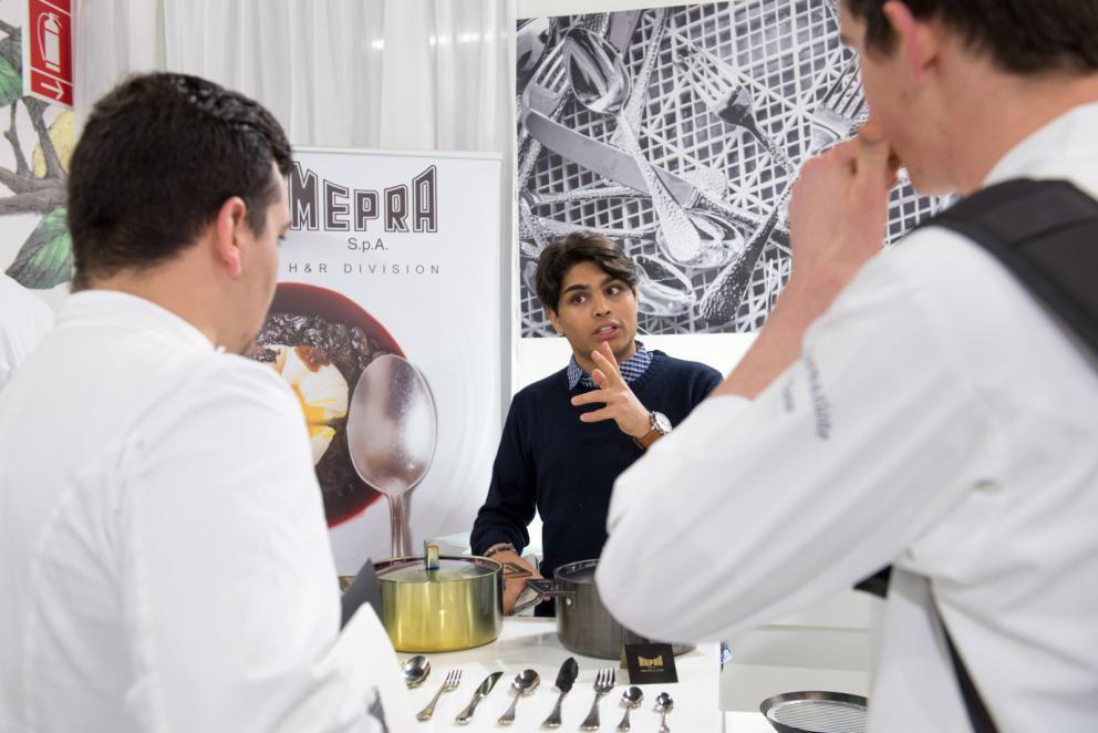 Galleria fotografica






Dispensa

Dispensa – Generi Alimentari & Generi Umani è il magazine italiano indipendente e da collezione dedicato al cibo, creato da Martina Liverani. In Dispensa le storie dei generi alimentari si intersecano a quelle dei generi umani dando vita a originali racconti fatti di parole e immagini. Un progetto controcorrente che in epoca digitale, grazie alla bellezza tattile di un prodotto editoriale antico, invita il lettore a riprendersi il tempo da dedicare alle cose belle. «Non potevamo mancare a questo grande evento, è un’occasione imperdibile non solo a livello di contatti ma anche perché ci offre una full immersion tra le eccellenze della gastronomia»









Italia Squisita 

ItaliaSquisita è il network b2b di riferimento per chi ama la ristorazione e l’accoglienza di alta gamma. Non è voluta mancare all'appuntamento con Identità Milano 2017









James 1599 

Debutto avventuroso nell'alta cucina a Identità Golose del brand James 1599. L'equipaggio, che muove i suoi passi dall'antica Compagnia Inglese delle Indie Orientali, ha portato in scena le sue spezie, i suoi sali dal mondo e le erbe aromatiche. Prodotti di alta qualità, attentamente ricercati e con un packaging all'altezza delle aspettative. Polveri impalpabili, semi aromatici, erbe disidratate, gemme marine e vulcaniche, magnifici pepi e non solo sono stati annusati e assaporati durante il congresso, assieme a golose frolle aromatizzate con la miscela di curry dolce She's My Curry creata ad hoc









Joaquin 

Per la prima volta a Identità Milano, l’azienda vitivinicola irpina Joaquin ha presentato il progetto Joaquin Dall’Isola, che le ha permesso di salvare i pochissimi quintali di uva dell’isola di Capri, prodotti da piccoli vigneti coltivati a varietà Greco, Falanghina, Biancolella, e quella che dai contadini del posto è chiamata “Ciunchesa”. Da Capri, nel 2009, sono state prodotte circa 800 Magnum, mentre nel 2010 sono state realizzate circa 2000 bottiglie. A queste si aggiunge il Vino Rosato 2012, da uve Guarnaccia e Piedirosso, un piccolo gioiello enologico di sole 68 bottiglie









Kai 

Durante tutto il congresso allo spazio espositivo di Coltelleria Kai abbiamo fatto un viaggio in Oriente con sfilettature del pesce con tecnica giapponese, decorazioni con verdure e confezionamenti di sushi e sashimi









Koppert Cress

 Koppert Cress è costantemente alla ricerca di ingredienti naturali innovativi, che permettano agli chef di aumentare il gusto e l’aroma dei loro piatti e di migliorarne la presentazione. «Siamo produttori di colori e gli chef sono i nostri pittori» ci ha spiegato Enrico Zallot. Una vasta rete internazionale di biologi, di esperti nel settore dei vegetali e di gastronomi fornisce un flusso continuo di prodotti, che soddisfa i requisiti culinari sempre più elevati di ristoranti sparsi ovunque nel mondo









Longino & Cardenal

Longino & Cardenal continua il percorso alla base del suo successo: la costante ricerca di cibi rari e preziosi. E' stato accompagnato da due nuovi partner: Pariani, un’azienda piemontese nata come produttrice di Olio di Nocciola, e Tartuflanghe, insignita da anni del titolo “Eccellenza Artigiana” dalla Regione Piemonte. Lo stand ha visto la presenza dello chef basco Senèn González che ha deliziato i visitatori proponendo le innovative lamine di patata disidratata e bacon ripiene di tuorlo d’uovo. All’interno della Longino Vip Lounge, chef e visitatori della manifestazione hanno potuto apprezzare alcuni finger food realizzati dalle giovani e sapienti mani del company chef aziendale, rigorosamente con prodotti commercializzati da Longino & Cardenal. Anche Andrea Larossa, chef del ristorante Larossa ad Alba, ha presentato una versione finger dei suoi piatti a base di prodotti Tartuflanghe. E ancora: plancton marino Veta La Palma; pane Triticum che ha nobilitato il pane precotto e surgelato; i fiori e le erbe eduli dell’azienda alto-atesina Alpin Herbs; il tonno rosso del mediterraneo Balfegò, il baccalà dissalato Giraldo e, non da ultimo, il gambero rosso di Mazara del Vallo di Don Gambero









Macelleria Zivieri e Zivieri Tartufi

In linea con il tema del congresso, Macelleria Zivieri Massimo e Zivieri Tartufi hanno animato il proprio stand con il meglio della loro produzione. Battute al coltello di bovino e cervo affiancate dal tartufo nero pregiato, toast con prosciutto cotto di Mora Romagnola, crostini con patè fegato di pollo allevato a terra e funghi galletti, degustazioni di salame Montanaro di Mora Romagnola recentemente nominato il miglior salame in Italia, tagliata di capriolo e mini hamburger di selvaggina con tartufo bianchetto. Valore delle aziende protagoniste è l'attenzione verso prodotti naturali, a completa disposizione di una ristorazione attenta e scrupolosa, secondo filiere di produzione uniche in Italia









Manicardi 

Manicardi ha portato a Identità Milano due eccellenze enogastronomiche dell’Emilia Romagna: Lambrusco e Aceto Balsamico di Modena. In degustazione: Lambrusco Grasparossa di Castelvetro DOC “Vigna Cà del Fiore”, Spumante Brut Rosè “Fabula”, Aceto Balsamico Tradizionale di Modena DOP Extra Vecchio, Aceto Balsamico di Modena IGP “Nero Elisir”, Aceto Balsamico di Modena IGP “Nero Elisir Gold” e Aceto Balsamico di Modena IGP “5 Scudi”.









Masseria Schinosa

Nella Masseria Schinosa da oltre trecento anni si fa olio extravergine di oliva con amore per la terra e per gli oltre 28.000 secolari olivi pugliesi. Gli oliveti sono condotti con le più moderne tecniche colturali e nella produzione del loro olio extra vergine di oliva si incontrano e si fondono tradizione e innovazione









Mealitaly

Mealitaly e Tesoritalia nascono per promuovere e tutelare le eccellenze tipiche del territorio italiano grazie all’alta qualità della produzione stessa. Lavorando in aree DOP e IGP, come il Parco Nazionale del Vesuvio, la Penisola Sorrentina, le Colline Salernitane e il Cilento, per ciascuna referenza è stato redatto un "disciplinare di produzione interno", elevando gli standard qualitativi a livelli altissimi sia sul mercato italiano che estero. Ogni prodotto è controllato in ogni sua fase di produzione e lavorazione, partendo dalla coltivazione diretta delle materie prime sino al packaging finale






