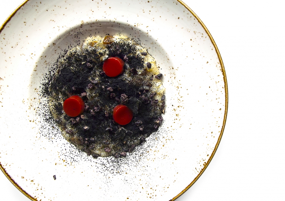 Galleria fotografica






Giorgio Damini, Damini & Affini, Arzignano (Vicenza)

La mia caesar salad - L'idea è sicuramente nata dopo le mie esperienze londinesi, quando ho scoperto come una salsa cambi completamante il gusto dell'insalata. Quindi ho cercato di esaltare tutti gli ingredienti dividendoli uno per uno, senza mescolare nulla, poi un pizzico di macelleria con la carne disidratata al posto del pollo e, dulcis in fundo, il pane di Eugenio Pol









Alessandro Dal Degan, La Tana, Asiago (Vicenza)

Crudo di anatra fiammeggiata, topinambur, foglie di faggio e sorbo dell'uccellatore - E' un piatto che per tonalita amaro-salate e per quelle dei colori è un simbolo della stagione fredda e della monocromia invernale. Un omaggio alla lentezza









Alessio Longhini, Stube Gourmet dell'hotel Europa, Asiago (Vicenza)

Riso carnaroli mantecato alla crema di topinambur, crudo di ricciola, caramello di birra stout, uova di salmone - Piatto che rispecchia le mie esperienze. Raccoglie gusti e consistenze diversi tra loro









Alfio Ghezzi, Locanda Margon, Trento

Non aglio e olio, non cacio e pepe, ma insolito Trentino - Spaghetti Monograno Felicetti, TrentoDoc Ferrari Perlé, Trentingrana e olio extravergine Garda Trentino Dop Uliva... Un piatto che nasce sulla suggestione di Bottura: «...ma siamo proprio sicuri che la tradizione sia rispettosa del territorio?». E che si sviluppa attraverso la tecnica dei due classici, aglio e olio e cacio e pepe, declinati però in chiave trentina









Giuliano Baldessari, Aqua Crua, Barbarano Vicentino (Vicenza)

Mungotto alle capesante, artemisia e argilla - Lo propongo perché offre un punto di vista diverso sul mondo del risotto. Il mungotto è il nome che ho dato al "risotto" fatto con i fagioli mung al posto del riso









Lionello Cera, Antica Osteria Cera, Campagna Lupia (Venezia)

Spaghettino freddo con cavolfiore, champagne rosé, scampo e ostrica - Un piatto che nasce dopo avere cotto il cavolfiore assieme ai gusci delle canocchie. Ho pensato di conferirgli acidità e ho fatto ridurre dello champagne con anice stellato. Poi scampo crudo battuto e un pezzo di ostrica per ricordare il mare in purezza









Nicola Dinato, Feva, Castelfranco Veneto (Treviso)

Risotto al broccolo di Bassano, cannocchie, mandarino, alici - "...with tangerine trees and broccoli skies..". Citiamo, modificandola, una frase del brano Lucy in the Skies with Diamonds, dei Beatles. Proponiamo l'italianità in un primo piatto invernale, che coglie spunti dal territorio limitrofo (il broccolo di Bassano del Grappa, le cannocchie della Laguna di Venezia), ma anche da altrove (i mandarini siciliani, la colatura di alici di Cetara). Il tutto unito da un grande riso, il Principato di Lucedio









Giuseppe D’Aquino, Oseleta, Cavaion Veronese (Verona)

Spaghetti al pomodoro del piennolo, burrata e scorza di limone – Un piatto che nella sua semplicità è diventato il must del ristorante Oseleta. Un piatto per il quale a detta di tanti vale la pena fare il viaggio









Riccardo Gaspari, El Brite de Larieto, Cortina d'Ampezzo (Belluno)

Spaghetto di montagna - Il profumo del bosco sfida la tradizione italiana in un semplice spaghetto aglio e olio









Donato Episcopo, La Corte dell'hotel Villa Abbazia, Follina (Treviso)

Mandorla di Toritto, composta di fichi “paradiso”, spugna all’alloro e gelato moka - Questo dessert nasce da un capriccio di mia mamma che, durante un mio viaggio, decise di mettermi di nascosto, in valigia, un vasetto di fichi secchi. Non so come fece a passare i controlli in aeroporto e comunque quando lo trovai fu una bella sorpresa. Mi ricordo che da ragazzo, quando andavo a casa delle zie o dei nonni, con il caffè offrivano dei fichi secchi con al centro una mandorla e un pezzettino di foglia di alloro (usanza della mia terra, che è il Salento)









Alberto Basso, 3Quarti, Grancona (Vicenza)

Risi e latte, miele, sfere di birra al lampone e ribes - Riso e latte è la tradizione, il cibo povero per eccellenza nelle nostre zone. Siamo partiti quindi da questo e dalla semplicità per sviluppare un dolce inusuale e per certi versi anche un po' estremo. Il riso viene cotto nel latte e mantecato col gorgonzola, per dare un po’ di sapidità, e miele del bosco di Rigoni di Asiago. Lo serviamo con lamponi disidratati, ribes e sfere di birra al lampone









Nicola Portinari, La Peca, Lonigo (Vicenza)

Anguilla in forno di braci con guava e tamarindo - L'anguilla è difficile da affrontare per la clientela a causa della sua grassezza. Quindi la sfida è creare un piatto da consigliare per poi ricevere complimenti e la conseguente voglia di mangiarlo di nuovo. Risulta croccante fuori e morbido dentro, con la guava che con la sua fresca tannicità doma la parte grassa dell'anguilla, mentre il tamarindo addolcisce e rende raffinato e vellutato il suo sapore rustico e leggermente terroso









Leandro Luppi, Vecchia Malcesine, Malcesine (Verona)

Raviolo aperto di spaghetti, lago e zafferano - Un chiaro omaggio al Marchesi del Raviolo aperto e allo Scabin dello spaghetto cotto in sottovuoto. In più, il mio lago









Lorenzo Cogo, El Coq, Marano Vicentino (Vicenza)

Ritorno alla sapidità - Alice sotto sale, rapa, dragoncello, kiwi fermentato, petali di carciofo e umibudo









Piergiorgio Siviero, Lazzaro 1915, Pontelongo (Padova)

Scam-pato verso i colli – Uno scampo di Chioggia tostato in saor, noce salata e tarassaco, chips di topinambur. Risalendo dalle valli di Chioggia lungo il Bacchiglione, il percorso tra storia e identità del mio territorio









Massimiliano Alajmo, Le Calandre, Rubano (Padova)

Mozzarella di mandorle - Una finta mozzarella di pasta cotta di zucchero, miele e albume soffiato come uno zucchero filato, senza l’utilizzo di coloranti o altri elementi artificiali. La ricostruzione olfattiva del piatto rimanda a una vera mozzarella per la presenza dell’acqua, dell’olio extra vergine di oliva, dell’origano e dei canditi vegetali. Ironia e immaginazione per travestire la mandorla e proiettarla in un’altra dimensione, per far riscoprire in pochi istanti una sensazione lattico-tattile-olfattiva e visiva in un dolce che non contiene nemmeno una goccia di latte – foto Bob Noto









Pierchristian Zanotto, Gambrinus, San Polo di Piave (Treviso)

Gamblù – E’ il nostro "blu" vegetale affinato in bacche di uva rabosa bio, sedano rapa e pane al pepe rosa. Seguendo il nostro percorso di cucina etica e responsabile, senza rinunciare alla golosità dei grandi formaggi









Oliver Piras e Alessandra del Favero, Aga dell'hotel Villa Trieste, San Vito di Cadore (Belluno)

Linguine, mirtilli, luppolo e salsiccia di manzo cruda - Abbiamo ricreato con due varietà di mirtilli diverse lo stesso ph del pomodoro e il condimento ricorda il classico sugo alla campidanese delle mie zone d'origine









Fabrizia Meroi, Laite, Sappada (Belluno)

Piatto del Piave - Salmerino leggermente marinato, yogurt alla camomilla di fiume, salsa di patate dolci e olio al crescione, meringhe all'alga spirulina e caramella effervescente.
Il piatto è dedicato al fiume che nasce a Sappada. Nel 2015 ricorreva inoltre il centenario della Prima Guerra Mondiale, evento storico che ha visto protagonista proprio il Piave









Corrado Fasolato, Spinachile Resort, Schio (Vicenza)

Filetto di Triglia con iceberg di ortaggi invernali e moka ai germogli di bosco - È una triglia cotta a bassa temperatura e poi messa su degli iceberg di ortaggi (frullati di verdure sifonati a -40°) e un brodo denso di gallina. Il tutto va irrorato con un’estratto di germogli di piante di bosco profumato con riccioli freschi di legno di castagno. Il calore scioglie gli iceberg e il tutto si trasforma quasi in un passato di verdure









Andrea Stella, Dalla Libera, Sernaglia della Battaglia (Treviso)

Gnocchi di patate soffiati con acciuga di Cetara e puntarelle - Già mia zia Libera circa cinquant'anni preparava ottimi gnocchi; così io ho deciso di riproporli in forma e consistenze nuove. Vengono soffiati in forno, mentre la base viene realizzata con l'acciuga di Cetara che per sua caratteristica è meno salata delle altre. La croccantezza viene data dalle puntarelle






