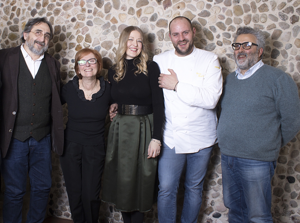 Galleria fotografica






Una foto d'epoca dell'antica bottega di Nuta a Ferrara









Caviale crudo e Caviale cotto di Cristina Maresi









Altri antipasti della Maresi: Crostino di storione affumicato, Crostino di patè di fegato di storione, Storione in saor









Abc, ossia aringa, baccalà e caviale, il primo piatto di Recanati









Spaghetto di Carla Latini, limone, panna acida e caviale ferrarese









Cipolle sotto la cenere, pronte a sposarsi con lo storione cotto ai carboni









Lo storione cotto ai carboni...









...prima dell'impiattamento finale: Storione cotto ai carboni, cipolla bruciata e ostriche









Il libro di Michele Marziani, Il Caviale del Po









Recanati coi produttori coinvolti per la serata











