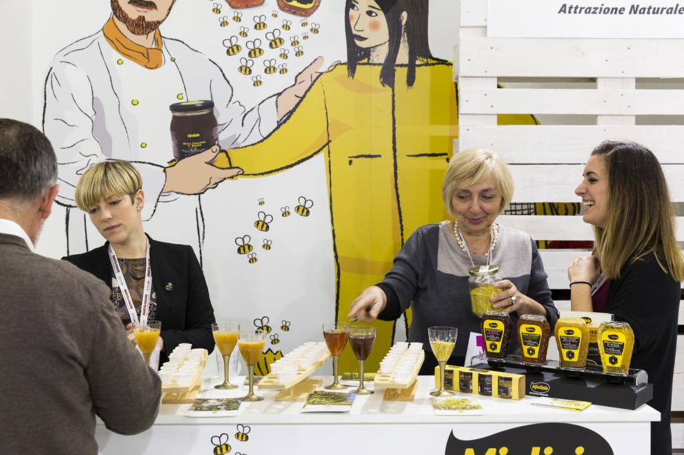 Galleria fotografica






Dispensa

Dispensa – Generi Alimentari & Generi Umani è il magazine italiano indipendente e da collezione dedicato al cibo, creato da Martina Liverani. In Dispensa le storie dei generi alimentari si intersecano a quelle dei generi umani dando vita a originali racconti fatti di parole e immagini. Un progetto controcorrente che in epoca digitale, grazie alla bellezza tattile di un prodotto editoriale antico, invita il lettore a riprendersi il tempo da dedicare alle cose belle. «Non potevamo mancare a questo grande evento, è un’occasione imperdibile non solo a livello di contatti ma anche perché ci offre una full immersion tra le eccellenze della gastronomia»









Italia Squisita 

ItaliaSquisita è il network b2b di riferimento per chi ama la ristorazione e l’accoglienza di alta gamma. Non è voluta mancare all'appuntamento con Identità Milano 2017









James 1599 

Debutto avventuroso nell'alta cucina a Identità Golose del brand James 1599. L'equipaggio, che muove i suoi passi dall'antica Compagnia Inglese delle Indie Orientali, ha portato in scena le sue spezie, i suoi sali dal mondo e le erbe aromatiche. Prodotti di alta qualità, attentamente ricercati e con un packaging all'altezza delle aspettative. Polveri impalpabili, semi aromatici, erbe disidratate, gemme marine e vulcaniche, magnifici pepi e non solo sono stati annusati e assaporati durante il congresso, assieme a golose frolle aromatizzate con la miscela di curry dolce She's My Curry creata ad hoc









Joaquin 

Per la prima volta a Identità Milano, l’azienda vitivinicola irpina Joaquin ha presentato il progetto Joaquin Dall’Isola, che le ha permesso di salvare i pochissimi quintali di uva dell’isola di Capri, prodotti da piccoli vigneti coltivati a varietà Greco, Falanghina, Biancolella, e quella che dai contadini del posto è chiamata “Ciunchesa”. Da Capri, nel 2009, sono state prodotte circa 800 Magnum, mentre nel 2010 sono state realizzate circa 2000 bottiglie. A queste si aggiunge il Vino Rosato 2012, da uve Guarnaccia e Piedirosso, un piccolo gioiello enologico di sole 68 bottiglie









Kai 

Durante tutto il congresso allo spazio espositivo di Coltelleria Kai abbiamo fatto un viaggio in Oriente con sfilettature del pesce con tecnica giapponese, decorazioni con verdure e confezionamenti di sushi e sashimi









Koppert Cress

 Koppert Cress è costantemente alla ricerca di ingredienti naturali innovativi, che permettano agli chef di aumentare il gusto e l’aroma dei loro piatti e di migliorarne la presentazione. «Siamo produttori di colori e gli chef sono i nostri pittori» ci ha spiegato Enrico Zallot. Una vasta rete internazionale di biologi, di esperti nel settore dei vegetali e di gastronomi fornisce un flusso continuo di prodotti, che soddisfa i requisiti culinari sempre più elevati di ristoranti sparsi ovunque nel mondo









Longino & Cardenal

Longino & Cardenal continua il percorso alla base del suo successo: la costante ricerca di cibi rari e preziosi. E' stato accompagnato da due nuovi partner: Pariani, un’azienda piemontese nata come produttrice di Olio di Nocciola, e Tartuflanghe, insignita da anni del titolo “Eccellenza Artigiana” dalla Regione Piemonte. Lo stand ha visto la presenza dello chef basco Senèn González che ha deliziato i visitatori proponendo le innovative lamine di patata disidratata e bacon ripiene di tuorlo d’uovo. All’interno della Longino Vip Lounge, chef e visitatori della manifestazione hanno potuto apprezzare alcuni finger food realizzati dalle giovani e sapienti mani del company chef aziendale, rigorosamente con prodotti commercializzati da Longino & Cardenal. Anche Andrea Larossa, chef del ristorante Larossa ad Alba, ha presentato una versione finger dei suoi piatti a base di prodotti Tartuflanghe. E ancora: plancton marino Veta La Palma; pane Triticum che ha nobilitato il pane precotto e surgelato; i fiori e le erbe eduli dell’azienda alto-atesina Alpin Herbs; il tonno rosso del mediterraneo Balfegò, il baccalà dissalato Giraldo e, non da ultimo, il gambero rosso di Mazara del Vallo di Don Gambero









Macelleria Zivieri e Zivieri Tartufi

In linea con il tema del congresso, Macelleria Zivieri Massimo e Zivieri Tartufi hanno animato il proprio stand con il meglio della loro produzione. Battute al coltello di bovino e cervo affiancate dal tartufo nero pregiato, toast con prosciutto cotto di Mora Romagnola, crostini con patè fegato di pollo allevato a terra e funghi galletti, degustazioni di salame Montanaro di Mora Romagnola recentemente nominato il miglior salame in Italia, tagliata di capriolo e mini hamburger di selvaggina con tartufo bianchetto. Valore delle aziende protagoniste è l'attenzione verso prodotti naturali, a completa disposizione di una ristorazione attenta e scrupolosa, secondo filiere di produzione uniche in Italia









Manicardi 

Manicardi ha portato a Identità Milano due eccellenze enogastronomiche dell’Emilia Romagna: Lambrusco e Aceto Balsamico di Modena. In degustazione: Lambrusco Grasparossa di Castelvetro DOC “Vigna Cà del Fiore”, Spumante Brut Rosè “Fabula”, Aceto Balsamico Tradizionale di Modena DOP Extra Vecchio, Aceto Balsamico di Modena IGP “Nero Elisir”, Aceto Balsamico di Modena IGP “Nero Elisir Gold” e Aceto Balsamico di Modena IGP “5 Scudi”.









Masseria Schinosa

Nella Masseria Schinosa da oltre trecento anni si fa olio extravergine di oliva con amore per la terra e per gli oltre 28.000 secolari olivi pugliesi. Gli oliveti sono condotti con le più moderne tecniche colturali e nella produzione del loro olio extra vergine di oliva si incontrano e si fondono tradizione e innovazione









Mealitaly

Mealitaly e Tesoritalia nascono per promuovere e tutelare le eccellenze tipiche del territorio italiano grazie all’alta qualità della produzione stessa. Lavorando in aree DOP e IGP, come il Parco Nazionale del Vesuvio, la Penisola Sorrentina, le Colline Salernitane e il Cilento, per ciascuna referenza è stato redatto un "disciplinare di produzione interno", elevando gli standard qualitativi a livelli altissimi sia sul mercato italiano che estero. Ogni prodotto è controllato in ogni sua fase di produzione e lavorazione, partendo dalla coltivazione diretta delle materie prime sino al packaging finale









Mepra

Mepra nasce nel 1946 dalla trasformazione dell’azienda della famiglia Prandelli che, a cavallo delle due guerre, produce materiale bellico. L’indirizzo scelto dall’azienda per la propria produzione, privilegia la qualità e non la quantità: l’alluminio, utilizzato fino ad allora, viene immediatamente sostituito dall’ottone cromato, materiale di qualità superiore. Mepra continua a produrre tutti i suoi articoli in Italia, ed è presente oggi negli ambienti più esclusivi e rinomati del mondo, dagli hotel di lusso alle compagnie di crociera e aeree






