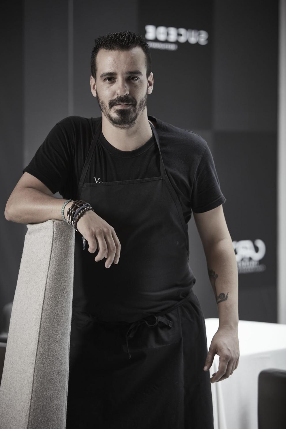 Galleria fotografica






La mappa storico-gastronomica che concettualizza la proposta del Sucede









Il nostro pranzo al Sucede. Si inizia con El huevo y la manzana, ossia uovo e mela, due elementi tipici dei Saturnali romani









Uva gasificada, ossia uva gassata. Si accompagna col latino mursum, un succo d'uva fermentato, non alcolico, con miele (qui aria di miele)









Inizia il banchetto romano vero e proprio. Dentelle de salazones, un cracker di uova di riccio di mare in salagione, più erbe e fiori. Buonissimo. Il dentelle è il merletto









La fritura de la sardina. la sardina è fritta senza olio, nel mannitolo









Mejillón ojimiel, ossia cozza con aceto e miele









Delizioso il Pan de higos, pane di fichi con trota e caviale di trota, a parte









Ostra con holandesa de garum, ostrica con salsa olandese di garum. Piatto elegantissimo









Merengue de erizo, meringa di ricci di mare









Si compone così il banchetto romano









Parte una sorta di focus sull'anguilla e i ceci. Qui uno snack, Pieles de garbanzo, ossia pelle di ceci









Infusión de anguila y garbanzo, infusione di anguilla e ceci









Ottima la Tartaleta de anguila, tartelletta di ceci verdi con anguilla e sferificazione di Merlot









Anguila al azafrán, ossia filetto di anguilla con zafferano e schiuma di agrumi









Anguila y garbanzo verde, ossia una stratosferica crema di anguilla e ceci verdi, non secchi









Tartaleta de tuétano, ossia tortino di midollo, un cracker di noci macadamia con midollo grattugiato e frutti rossi









Tuétano silvestre, midollo selvaggio: un flan di midollo con tartufo, funghi e crema di castagne









Altro passaggio, Cartílago, trufa y altramuces, ossia cartilagine, tartufo e lupino. La cartilagine è di maiale, c'è la sua demi-glace, poi lupini e sferificazione di tartufo
 









Liebre y encurtidos, lepre e sottaceti: un bel filetto di lepre con melanzane e cipolle sottaceto, sfere di olio e crema di aglio nero









Paloma con pistachos, colomba con pistacchi: gran piatto, i pistacchi sono in tre texture (cotti in crema, crudi e pralinati). Forti note tostate, anche in questo caso si gioca sul superamento delle barriere tra dolce e salato, come nei piatti precedenti









Consomé de tórtola e Tórtola al romero, quindi consommé di tortora e tortora affumicata al rosmarino. Piatto perfetto, goloso, elegante, di grandissima classe









Inzia la parte araba del menu, con Agua de dátil y rosas, acqua di datteri e rose. Richiama il carcadè che veniva offerto in segno di benvenuto









Flor de hibiscus, fiore di ibisco, con polpa di barbabietola e broccoli









Vol au vent de hibiscus y lentejas, vol au vent di ibisco, crema di lenticchie e raviolo di miele









Lentejas caviar y caracoles, ossia lenticchie, una sfera di brodo di lenticchie e caviale di lumaca. Buonissimo









A parte, un Consommé di lumaca









Ñoquis de berenjena, gnocchi di melanzana con yogurt, cous cous di erbe, sfere di yogurt alla curcuma









Brocheta de cordero a la naranja, spiedino di agnello all'arancia









Tutta la parte dedicata al coniglio è di bontà clamorosa. Qui Oreja de conejo, orecchie di coniglio croccanti









Conejo mi-cuit, mi-cuit di fegato di coniglio









Forse il piatto più strepitoso, Lenguas de conejo, ossia lingue di coniglio (ma anche il suo cervello) con membrana di melone









Conejo melón, un brodo di coniglio e melone con pinoli e olive. Gran livello









Riñón de conejo, rognoncini di coniglio su foglie di cardamomo e melone









Altra sezione: arriva al tavolo questa cosa, che è una lingua di vitello salata, stagionata e affumicata, come fosse un katsuobushi









Una fetta di lingua di vitello-katsuobushi finisce su una bistecca di vitello (invero un po' poco frollata): Ternera y lengua









Arroz del Mediterráneo, il riso del Mediterraneo, un riso fermentato con miele: assomiglia a un formaggio fresco di capra. È a tutti gli effetti il "formaggio" che chiude la parte salata









Agua de calabaza asada, acqua di zucca tostata (richiama l'arnadì, un dolce arabo-valenciano con miele e zucca)









Merengue de calabaza, meringa di crema di zucca e pinoli, appunto una reintepretazione dell'arnadì









Zanahoria y mandarina, cialda di carota e sorbetto di mandarino, con pane di yogurt









Remolacha y rabanitos, barbabietola e ravanelli: gelato di more, ravanello in osmosi di Campari, spugna di sesamo nero, cristalli di barbabietola e germogli di finocchio






