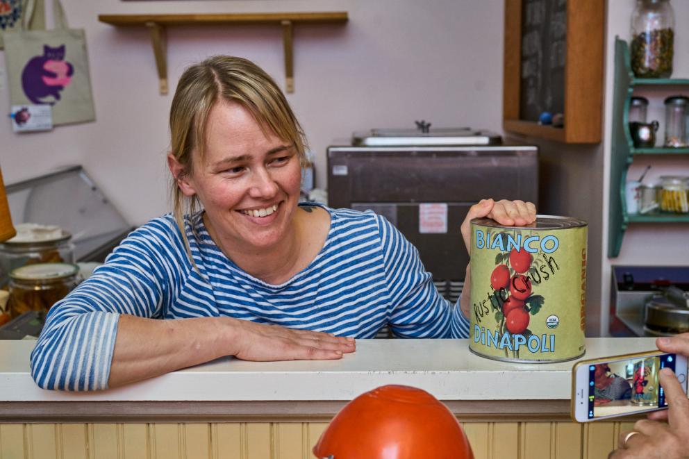 Galleria fotograficaVerso la notte in North Albina Avenue a PortlandIl portico del B&B scelto a Portland
L'ingresso del B&B
Sarah Minnick e Paolo Marchi del salone della villa occupata a Portland
Fresh Pot, il caff&egrave; del mattino nel Mississippi District in Portland
L'altra America, quella che non si chiude in se stessaFranco Pepe e il suo prezioso collaboratore Salvatore Vigliotta nella foto di Luciano Furia
In viaggio verso l'Ayers Creek Farm a Gaston
Il campo difficile da coltivare all'Ayers Creek Farm a Gaston. Per i messicani che vi lavorano, non vi &egrave; nulla da fare: &egrave; un terreno freddo. Di anima
Camminare la campagna nell'Oregon. Da sinistra verso destra si riconoscono Carol e Anthony Boutard, Sarah Minnick, Paolo Marchi, Salvatore Vigliotta e Franco Pepe. Foto di Luciano Furia
Topolino
Sarah Minnick
Anthony Boutard nei suoi campi
Franco Pepe e Sarah Minnick
Internet ha messo in crisi le famose cassette per le lettere americane
Carol Boutard, Sarah Minnick, Paolo Marchi e, ultimo a destra, Anthony Boutard
Sotto una tettoia della Ayers Creek Farm, a Gaston In Oregon, il padrone di casa, Anthony Boutard, ha sistemato due incredibili modelli Citro&euml;n che per davvero hanno fatto la storia dell'automobile: una DS famigliare (a sinistra) e, addirittura, una Traction Avant
Carol Boutard sfoglia il manuale da loro curato sul mais
Le pannocchie di granoturco nero che Anthony Boutard sta selezionado nella sua fattoria partendo da un tipo di mais blu misto a chicchi neri
Una confezione di mais nero e blu. Per arrivare a una produzione 100% nera, dopo ogni raccolto i responsabili dell&rsquo;Ayers Farm Creek commercializzano entrambi i tipi di granoturco mischiati tra loro, ma seminano solo il genere nero
Anthony Boutard, Sarah Minnick e Carol Boutard nella foto di Luciano Furia
Anthony Boutard presenta il men&ugrave; e la Minnick ride contenta
La foto, di Paolo Marchi, &egrave; mossa e andrebbe scartata ma &egrave; la sola che fissa, prima di essere servito agli ospiti, un eccellente piatto a pranzo a casa Boutard: Mais Amish Butter con ostriche, rockfish e granchi
Torta di granoturco nero Peace, No War con salsa di lamponi e crema inglese
Un ritratto particolarmente riuscito di Luciano Furia a Sarah Minnick
